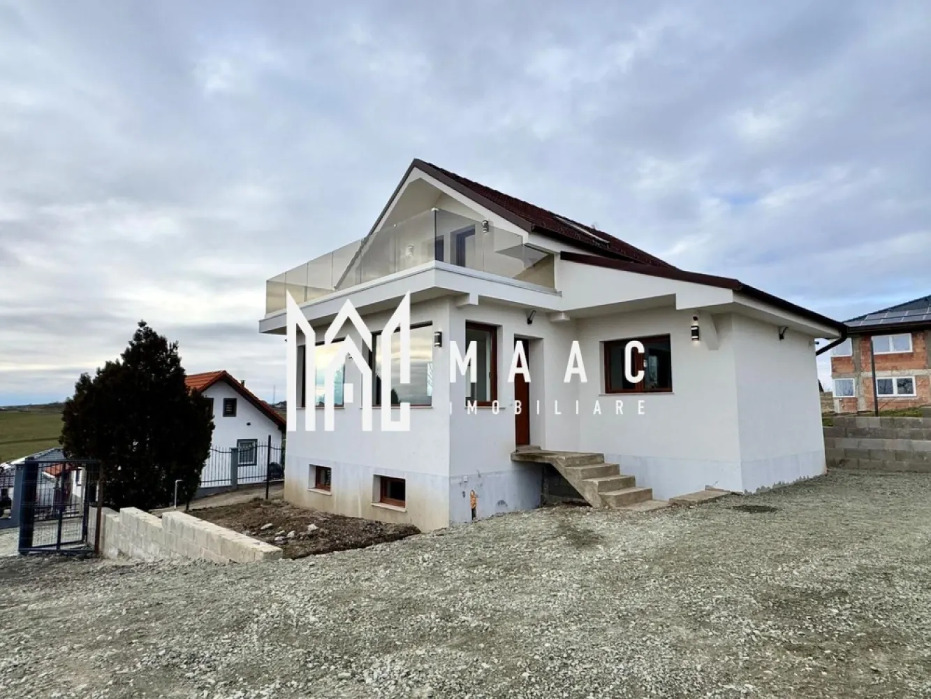 Casă individualăI I 115 mp utili I Teren 536 mp I Șura Mare - MAAC Imobiliare va propune spre vanzare o casă modernă individuală situată în Șura Mare, cu o suprafață utilă de 115 mp și un teren de 536 mp, poziționată într-o zonă liniștită, cu priveliște deosebită spre Sibiu și lanțul montan, vizibilă atât din livingul panoramic, cât și de pe terasa casei. Imobilul este structurat pe demisol, parter și mansardă, fiind compartimentat astfel: Demisol: cameră tehnică, baie, spațiu pentru pivniță si încăpere multifuncțională (bucătărie de vară, birou, hobby room sau depozitare). Parter: living open-space cu bucătărie, dormitor, baie, hol și scară interioară pentru acces la mansarda. Mansardă: 2 dormitoare, ambele cu acces pe terasă, hol, baie, spații de depozitare si terasă exterioară cu priveliște panoramică către munți. Casa dispune de un sistem fotovoltaic complet, care asigură alimentarea întregului sistem electric: panouri fotovoltaice: 10,5 kW, baterii de stocare: 20 kW, invertoare: 12 kW si instalație electrică completă: tablouri, siguranțe, prize, întrerupătoare, lămpi exterioare. Dotări și facilități: 2 sisteme de climatizare de 18.000 BTU fiecare, centrală pe peleți cu automatizare,încălzire în pardoseală la parter și mansarda, boiler 200 litri si sistem de supraveghere video. Construcție și finisaje: demisol din beton, parter și mansardă din cărămidă și structură de lemn, izolație exterioară cu polistiren si terasă finisată cu gresie și balustradă din sticlă. Utilități: apă, canalizare (fosă septică) si curent – alimentare din sistemul fotovoltaic. Casa se poate preda la stadiul actual, conform pozelor, sau există posibilitatea de finisare la cheie, în funcție de preferințele cumpărătorului. Proprietatea este ideală pentru cei care își doresc o locuință modernă, eficientă energetic, cu costuri reduse de întreținere, într-o zonă aerisită, aproape de Sibiu, cu o priveliște rar întâlnită. O casă potrivită atât pentru locuire permanentă, cât și ca investiție pe termen lung. Casa se află în imediata apropiere de: Prima Shopping Center, grădinițe și școli,mijloace de transport în comun,restaurante și magazine. Proprietatea este ideală pentru o familie care își dorește confort, liniște și acces rapid către oraș, într-un cadru modern și bine organizat. Pentru mai multe detalii si programarea unei vizionari va rugam sa specificati ID: CP2880444. }}