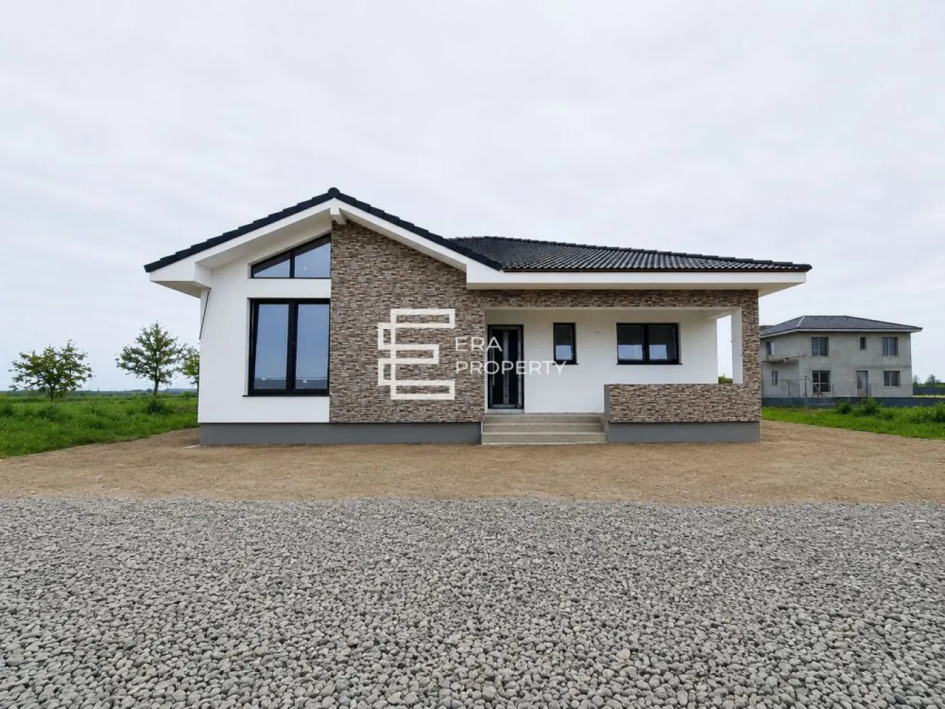 Casă individuală 120 mp utili | Teren 600 mp | Pompă de căldură | Șura Mică - 𝐂𝐚𝐬𝐚 𝐢𝐧𝐭𝐞𝐥𝐢𝐠𝐞𝐧𝐭 𝐜𝐨𝐦𝐩𝐚𝐫𝐭𝐢𝐦𝐞𝐧𝐭𝐚𝐭𝐚, 𝐜𝐮 𝐩𝐨𝐦𝐩𝐚 𝐝𝐞 𝐜𝐚𝐥𝐝𝐮𝐫𝐚 𝐬𝐢 𝐜𝐮𝐫𝐭𝐞 𝐥𝐚 𝐜𝐡𝐞𝐢𝐞, 𝐢𝐧𝐭𝐫-𝐨 𝐳𝐨𝐧𝐚 𝐚𝐞𝐫𝐢𝐬𝐢𝐭𝐚 𝐬𝐢 𝐥𝐢𝐧𝐢𝐬𝐭𝐢𝐭𝐚 

Dacă ești în căutarea echilibrului perfect între liniștea naturii și confortul urban, această proprietate din Șura Mică este destinația ta. Situată într-un cartier rezidențial exclusiv de case unifamiliale, locuința oferă intimitate, finisaje de top și o compartimentare inteligentă, ideală pentru familia ta.

📐 𝗗𝗲𝘁𝗮𝗹𝗶𝗶 𝗧𝗲𝗵𝗻𝗶𝗰𝗲 & 𝗖𝗼𝗺𝗽𝗮𝗿𝘁𝗶𝗺𝗲𝗻𝘁𝗮𝗿𝗲 (𝗣𝗲 𝘂𝗻 𝘀𝗶𝗻𝗴𝘂𝗿 𝗻𝗶𝘃𝗲𝗹)
Gândită pentru funcționalitate maximă, casa dispune de o suprafață utilă de 120 mp, la care se adaugă o terasă acoperită superbă de 37 mp. În plus, structura din beton (placă de 12 cm peste parter) oferă posibilitate de mansardare.

𝐙𝐨𝐧𝐚 𝐝𝐞 𝐳𝐢: Living luminos și spațios cu zonă de dining și acces pe terasă + Bucătărie open-space (ușor de delimitat) + Cămară practică.

𝐙𝐨𝐧𝐚 𝐝𝐞 𝐧𝐨𝐚𝐩𝐭𝐞:3 dormitoare generoase (2 dintre ele cu acces direct pe terasă).

𝐔𝐭𝐢𝐥𝐢𝐭𝐚𝐫𝐞: 2 băi dotate cu geam + Cameră tehnică + Hol generos cu acces către pod.

💎 𝐒𝐭𝐚𝐝𝐢𝐮 𝐝𝐞 𝐏𝐫𝐞𝐝𝐚𝐫𝐞 𝐬𝐢 𝐃𝐨𝐭𝐚𝐫𝐢 𝐏𝐫𝐞𝐦𝐢𝐮𝐦
Casa se predă cu 𝐞𝐱𝐭𝐞𝐫𝐢𝐨𝐫𝐮𝐥 𝐜𝐨𝐦𝐩𝐥𝐞𝐭 𝐋𝐀 𝐂𝐇𝐄𝐈𝐄 ș𝐢 𝐢𝐧𝐭𝐞𝐫𝐢𝐨𝐫𝐮𝐥 𝐋𝐀 𝐀𝐋𝐁,oferindu-ți libertatea de a alege finisajele finale:

𝐄𝐟𝐢𝐜𝐢𝐞𝐧𝐭𝐚 𝐞𝐧𝐞𝐫𝐠𝐞𝐭𝐢𝐜𝐚:Pompă de căldură și încălzire în pardoseală.
𝐈𝐳𝐨𝐥𝐚𝐭𝐢𝐞 𝐝𝐞 𝐭𝐨𝐩: Izolație termică exterioară de 15 cm și tâmplărie PVC VEKA cu triplu sticlaj (3 foi de sticlă).
𝐄𝐱𝐭𝐞𝐫𝐢𝐨𝐫 𝐚𝐦𝐞𝐧𝐚𝐣𝐚𝐭 𝐜𝐨𝐦𝐩𝐥𝐞𝐭: Curte pavată în față, trotuar perimetral în jurul casei, teren împrejmuit și poartă de acces.
𝐔𝐭𝐢𝐥𝐢𝐭𝐚𝐭𝐢: Conectare completă la rețele (inclusiv fibră optică).

𝐋𝐨𝐜𝐚𝐭𝐢𝐞 𝐒𝐭𝐫𝐚𝐭𝐞𝐠𝐢𝐜𝐚 & 𝐂𝐨𝐧𝐞𝐜𝐭𝐢𝐯𝐢𝐭𝐚𝐭𝐞
Uiți de traficul aglomerat. Poziționarea îți oferă acces ultrarapid către toate punctele de interes:
𝐃𝐢𝐬𝐭𝐚𝐧𝐭𝐞:Doar 12 km până în centrul Sibiului și 4 km până la nodul de Autostradă (A1).
𝐓𝐢𝐦𝐩:Doar 6 minute până la Aeroportul Internațional Sibiu (prin cele 3 căi de acces rapide).
𝐑𝐞𝐥𝐚𝐱𝐚𝐫𝐞: Vedere panoramică superbă către munți și proximitate imediată față de lacurile terapeutice de la Ocna Sibiului.

✨ 𝐓𝐞 𝐚𝐬𝐭𝐞𝐩𝐭𝐚𝐦 𝐥𝐚 𝐯𝐢𝐳𝐢𝐨𝐧𝐚𝐫𝐞!