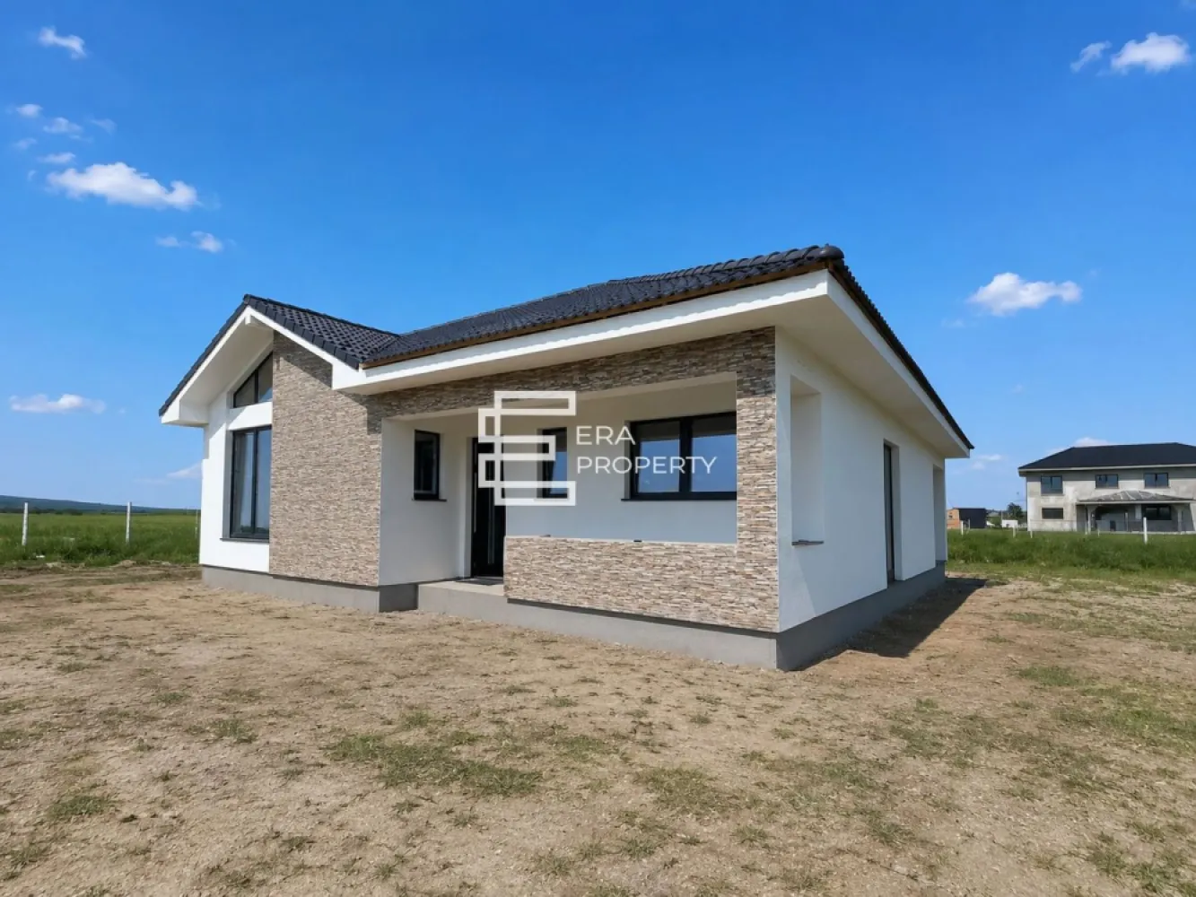 Casă individuală 120 mp utili | Teren 600 mp | Pompă de căldură | Șura Mică - 𝐂𝐚𝐬𝐚 𝐢𝐧𝐭𝐞𝐥𝐢𝐠𝐞𝐧𝐭 𝐜𝐨𝐦𝐩𝐚𝐫𝐭𝐢𝐦𝐞𝐧𝐭𝐚𝐭𝐚, 𝐜𝐮 𝐩𝐨𝐦𝐩𝐚 𝐝𝐞 𝐜𝐚𝐥𝐝𝐮𝐫𝐚 𝐬𝐢 𝐜𝐮𝐫𝐭𝐞 𝐥𝐚 𝐜𝐡𝐞𝐢𝐞, 𝐢𝐧𝐭𝐫-𝐨 𝐳𝐨𝐧𝐚 𝐚𝐞𝐫𝐢𝐬𝐢𝐭𝐚 𝐬𝐢 𝐥𝐢𝐧𝐢𝐬𝐭𝐢𝐭𝐚 

Dacă ești în căutarea echilibrului perfect între liniștea naturii și confortul urban, această proprietate din Șura Mică este destinația ta. Situată într-un cartier rezidențial exclusiv de case unifamiliale, locuința oferă intimitate, finisaje de top și o compartimentare inteligentă, ideală pentru familia ta.

📐 𝗗𝗲𝘁𝗮𝗹𝗶𝗶 𝗧𝗲𝗵𝗻𝗶𝗰𝗲 & 𝗖𝗼𝗺𝗽𝗮𝗿𝘁𝗶𝗺𝗲𝗻𝘁𝗮𝗿𝗲 (𝗣𝗲 𝘂𝗻 𝘀𝗶𝗻𝗴𝘂𝗿 𝗻𝗶𝘃𝗲𝗹)
Gândită pentru funcționalitate maximă, casa dispune de o suprafață utilă de 120 mp, la care se adaugă o terasă acoperită superbă de 37 mp. În plus, structura din beton (placă de 12 cm peste parter) oferă posibilitate de mansardare.

𝐙𝐨𝐧𝐚 𝐝𝐞 𝐳𝐢: Living luminos și spațios cu zonă de dining și acces pe terasă + Bucătărie open-space (ușor de delimitat) + Cămară practică.

𝐙𝐨𝐧𝐚 𝐝𝐞 𝐧𝐨𝐚𝐩𝐭𝐞:3 dormitoare generoase (2 dintre ele cu acces direct pe terasă).

𝐔𝐭𝐢𝐥𝐢𝐭𝐚𝐫𝐞: 2 băi dotate cu geam + Cameră tehnică + Hol generos cu acces către pod.

💎 𝐒𝐭𝐚𝐝𝐢𝐮 𝐝𝐞 𝐏𝐫𝐞𝐝𝐚𝐫𝐞 𝐬𝐢 𝐃𝐨𝐭𝐚𝐫𝐢 𝐏𝐫𝐞𝐦𝐢𝐮𝐦
Casa se predă cu 𝐞𝐱𝐭𝐞𝐫𝐢𝐨𝐫𝐮𝐥 𝐜𝐨𝐦𝐩𝐥𝐞𝐭 𝐋𝐀 𝐂𝐇𝐄𝐈𝐄 ș𝐢 𝐢𝐧𝐭𝐞𝐫𝐢𝐨𝐫𝐮𝐥 𝐋𝐀 𝐀𝐋𝐁,oferindu-ți libertatea de a alege finisajele finale:

𝐄𝐟𝐢𝐜𝐢𝐞𝐧𝐭𝐚 𝐞𝐧𝐞𝐫𝐠𝐞𝐭𝐢𝐜𝐚:Pompă de căldură și încălzire în pardoseală.
𝐈𝐳𝐨𝐥𝐚𝐭𝐢𝐞 𝐝𝐞 𝐭𝐨𝐩: Izolație termică exterioară de 15 cm și tâmplărie PVC VEKA cu triplu sticlaj (3 foi de sticlă).
𝐄𝐱𝐭𝐞𝐫𝐢𝐨𝐫 𝐚𝐦𝐞𝐧𝐚𝐣𝐚𝐭 𝐜𝐨𝐦𝐩𝐥𝐞𝐭: Curte pavată în față, trotuar perimetral în jurul casei, teren împrejmuit și poartă de acces.
𝐔𝐭𝐢𝐥𝐢𝐭𝐚𝐭𝐢: Conectare completă la rețele (inclusiv fibră optică).

𝐋𝐨𝐜𝐚𝐭𝐢𝐞 𝐒𝐭𝐫𝐚𝐭𝐞𝐠𝐢𝐜𝐚 & 𝐂𝐨𝐧𝐞𝐜𝐭𝐢𝐯𝐢𝐭𝐚𝐭𝐞
Uiți de traficul aglomerat. Poziționarea îți oferă acces ultrarapid către toate punctele de interes:
𝐃𝐢𝐬𝐭𝐚𝐧𝐭𝐞:Doar 12 km până în centrul Sibiului și 4 km până la nodul de Autostradă (A1).
𝐓𝐢𝐦𝐩:Doar 6 minute până la Aeroportul Internațional Sibiu (prin cele 3 căi de acces rapide).
𝐑𝐞𝐥𝐚𝐱𝐚𝐫𝐞: Vedere panoramică superbă către munți și proximitate imediată față de lacurile terapeutice de la Ocna Sibiului.

✨ 𝐓𝐞 𝐚𝐬𝐭𝐞𝐩𝐭𝐚𝐦 𝐥𝐚 𝐯𝐢𝐳𝐢𝐨𝐧𝐚𝐫𝐞!