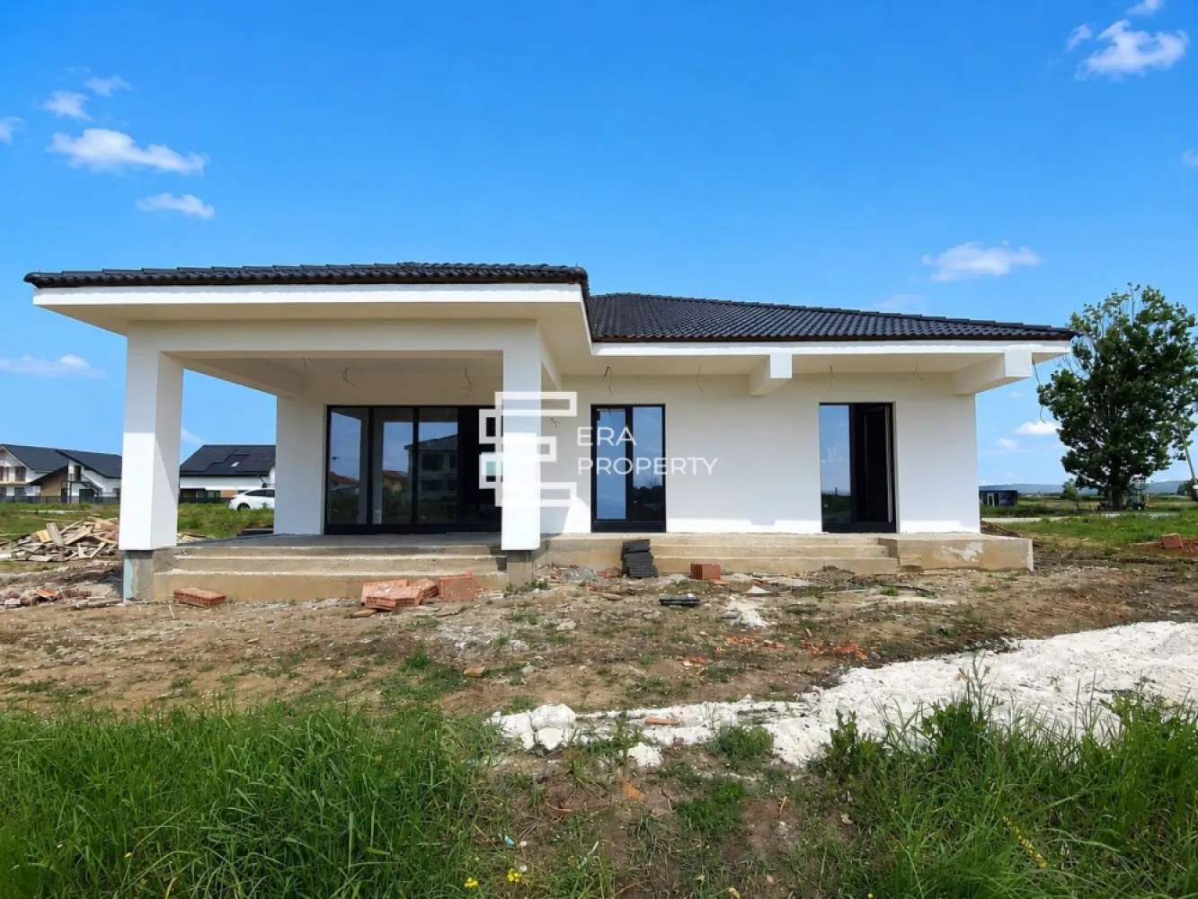 Casă individuală 120 mp utili | Teren 600 mp | Pompă de căldură | Șura Mică - 𝐂𝐚𝐬𝐚 𝐢𝐧𝐭𝐞𝐥𝐢𝐠𝐞𝐧𝐭 𝐜𝐨𝐦𝐩𝐚𝐫𝐭𝐢𝐦𝐞𝐧𝐭𝐚𝐭𝐚, 𝐜𝐮 𝐩𝐨𝐦𝐩𝐚 𝐝𝐞 𝐜𝐚𝐥𝐝𝐮𝐫𝐚 𝐬𝐢 𝐜𝐮𝐫𝐭𝐞 𝐥𝐚 𝐜𝐡𝐞𝐢𝐞, 𝐢𝐧𝐭𝐫-𝐨 𝐳𝐨𝐧𝐚 𝐚𝐞𝐫𝐢𝐬𝐢𝐭𝐚 𝐬𝐢 𝐥𝐢𝐧𝐢𝐬𝐭𝐢𝐭𝐚 

Dacă ești în căutarea echilibrului perfect între liniștea naturii și confortul urban, această proprietate din Șura Mică este destinația ta. Situată într-un cartier rezidențial exclusiv de case unifamiliale, locuința oferă intimitate, finisaje de top și o compartimentare inteligentă, ideală pentru familia ta.

📐 𝗗𝗲𝘁𝗮𝗹𝗶𝗶 𝗧𝗲𝗵𝗻𝗶𝗰𝗲 & 𝗖𝗼𝗺𝗽𝗮𝗿𝘁𝗶𝗺𝗲𝗻𝘁𝗮𝗿𝗲 (𝗣𝗲 𝘂𝗻 𝘀𝗶𝗻𝗴𝘂𝗿 𝗻𝗶𝘃𝗲𝗹)
Gândită pentru funcționalitate maximă, casa dispune de o suprafață utilă de 120 mp, la care se adaugă o terasă acoperită superbă de 37 mp. În plus, structura din beton (placă de 12 cm peste parter) oferă posibilitate de mansardare.

𝐙𝐨𝐧𝐚 𝐝𝐞 𝐳𝐢: Living luminos și spațios cu zonă de dining și acces pe terasă + Bucătărie open-space (ușor de delimitat) + Cămară practică.

𝐙𝐨𝐧𝐚 𝐝𝐞 𝐧𝐨𝐚𝐩𝐭𝐞:3 dormitoare generoase (2 dintre ele cu acces direct pe terasă).

𝐔𝐭𝐢𝐥𝐢𝐭𝐚𝐫𝐞: 2 băi dotate cu geam + Cameră tehnică + Hol generos cu acces către pod.

💎 𝐒𝐭𝐚𝐝𝐢𝐮 𝐝𝐞 𝐏𝐫𝐞𝐝𝐚𝐫𝐞 𝐬𝐢 𝐃𝐨𝐭𝐚𝐫𝐢 𝐏𝐫𝐞𝐦𝐢𝐮𝐦
Casa se predă cu 𝐞𝐱𝐭𝐞𝐫𝐢𝐨𝐫𝐮𝐥 𝐜𝐨𝐦𝐩𝐥𝐞𝐭 𝐋𝐀 𝐂𝐇𝐄𝐈𝐄 ș𝐢 𝐢𝐧𝐭𝐞𝐫𝐢𝐨𝐫𝐮𝐥 𝐋𝐀 𝐀𝐋𝐁,oferindu-ți libertatea de a alege finisajele finale:

𝐄𝐟𝐢𝐜𝐢𝐞𝐧𝐭𝐚 𝐞𝐧𝐞𝐫𝐠𝐞𝐭𝐢𝐜𝐚:Pompă de căldură și încălzire în pardoseală.
𝐈𝐳𝐨𝐥𝐚𝐭𝐢𝐞 𝐝𝐞 𝐭𝐨𝐩: Izolație termică exterioară de 15 cm și tâmplărie PVC VEKA cu triplu sticlaj (3 foi de sticlă).
𝐄𝐱𝐭𝐞𝐫𝐢𝐨𝐫 𝐚𝐦𝐞𝐧𝐚𝐣𝐚𝐭 𝐜𝐨𝐦𝐩𝐥𝐞𝐭: Curte pavată în față, trotuar perimetral în jurul casei, teren împrejmuit și poartă de acces.
𝐔𝐭𝐢𝐥𝐢𝐭𝐚𝐭𝐢: Conectare completă la rețele (inclusiv fibră optică).

𝐋𝐨𝐜𝐚𝐭𝐢𝐞 𝐒𝐭𝐫𝐚𝐭𝐞𝐠𝐢𝐜𝐚 & 𝐂𝐨𝐧𝐞𝐜𝐭𝐢𝐯𝐢𝐭𝐚𝐭𝐞
Uiți de traficul aglomerat. Poziționarea îți oferă acces ultrarapid către toate punctele de interes:
𝐃𝐢𝐬𝐭𝐚𝐧𝐭𝐞:Doar 12 km până în centrul Sibiului și 4 km până la nodul de Autostradă (A1).
𝐓𝐢𝐦𝐩:Doar 6 minute până la Aeroportul Internațional Sibiu (prin cele 3 căi de acces rapide).
𝐑𝐞𝐥𝐚𝐱𝐚𝐫𝐞: Vedere panoramică superbă către munți și proximitate imediată față de lacurile terapeutice de la Ocna Sibiului.

✨ 𝐓𝐞 𝐚𝐬𝐭𝐞𝐩𝐭𝐚𝐦 𝐥𝐚 𝐯𝐢𝐳𝐢𝐨𝐧𝐚𝐫𝐞!