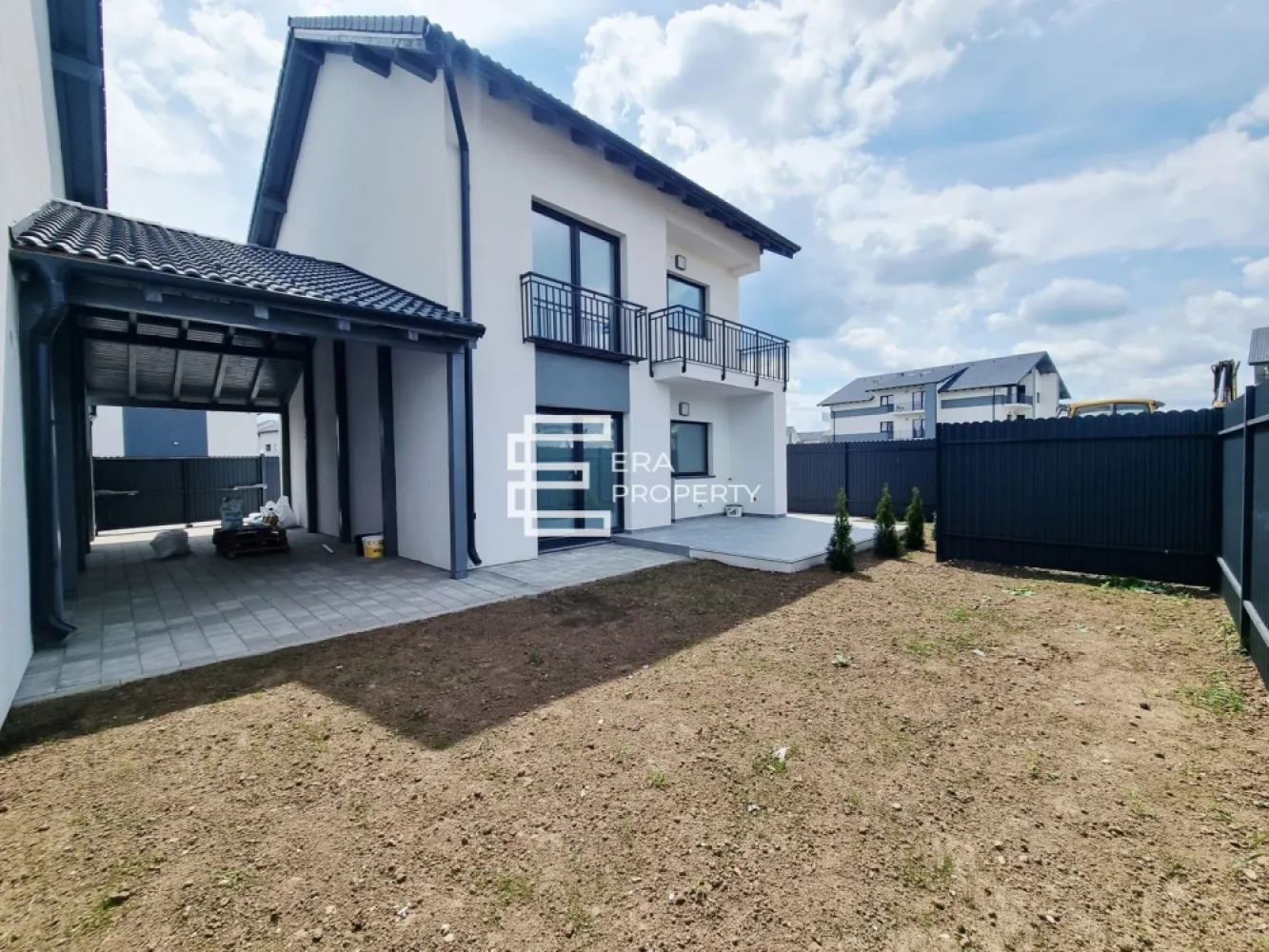 Casă individuală, 4 camere, Șelimbăr – Intabulată, predare la cheie - Individuală | 96 mp utili | P+1 cu placă de beton | Carport 2 auto | Zonă asfaltată

 𝐂𝐨𝐦𝐢𝐬𝐢𝐨𝐧 𝟎% 𝐥𝐚 𝐜𝐮𝐦𝐩𝐚𝐫𝐚𝐫𝐞
Se oferă spre vânzare o casă individuală cu regim de înălțime P+1, situată într-o zonă complet urbanizată din Șelimbăr, cu acces rapid la școală, magazine și infrastructură completă (străzi asfaltate, iluminat public, toate utilitățile racordate). Proprietatea este intabulată, permițând o tranzacționare rapidă.

𝐃𝐚𝐭𝐞 𝐭𝐞𝐡𝐧𝐢𝐜𝐞 𝐬𝐢 𝐬𝐮𝐩𝐫𝐚𝐟𝐞𝐭𝐞:
𝐒𝐮𝐩𝐫𝐚𝐟𝐚𝐭𝐚 𝐮𝐭𝐢𝐥𝐚: 96 mp
𝐒𝐮𝐩𝐫𝐚𝐟𝐚𝐭𝐚 𝐭𝐞𝐫𝐞𝐧: 230 mp (curte liberă amenajată cu pavele în zona de acces și spațiu verde în partea din spate)

𝐒𝐭𝐫𝐮𝐜𝐭𝐮𝐫𝐚 𝐬𝐢 𝐜𝐨𝐦𝐩𝐚𝐫𝐭𝐢𝐦𝐞𝐧𝐭𝐚𝐫𝐞:
𝐏𝐚𝐫𝐭𝐞𝐫: hol acces, living + bucătărie open space cu acces direct pe terasă,1 camera, baie dotată cu duș, spațiu de depozitare optimizat sub scară.
𝐄𝐭𝐚𝐣: 3 dormitoare, hol, baie dotată cu cadă, debara și acces către pod (peste etaj este turnată placă de beton).

𝐄𝐱𝐭𝐞𝐫𝐢𝐨𝐫: Carport lateral și zonă pavată cu capacitate de parcare pentru 2 autoturisme.

𝐃𝐨𝐭𝐚𝐫𝐢 𝐬𝐢 𝐞𝐟𝐢𝐜𝐢𝐞𝐧𝐭𝐚 𝐞𝐧𝐞𝐫𝐠𝐞𝐭𝐢𝐜𝐚:
Încălzire în pardoseală
Centrală termică proprie
Tâmplărie PVC cu geam termopan (3 foi de sticlă)
Izolație exterioară polistiren de 10 densitate 80 eps

Proprietatea se livrează complet finisată („la cheie”) și reprezintă o opțiune optimă pentru familiile active care caută un raport corect între finisaje moderne, suprafață utilă și localizare pragmatică.

Preț: 270.000 Euro