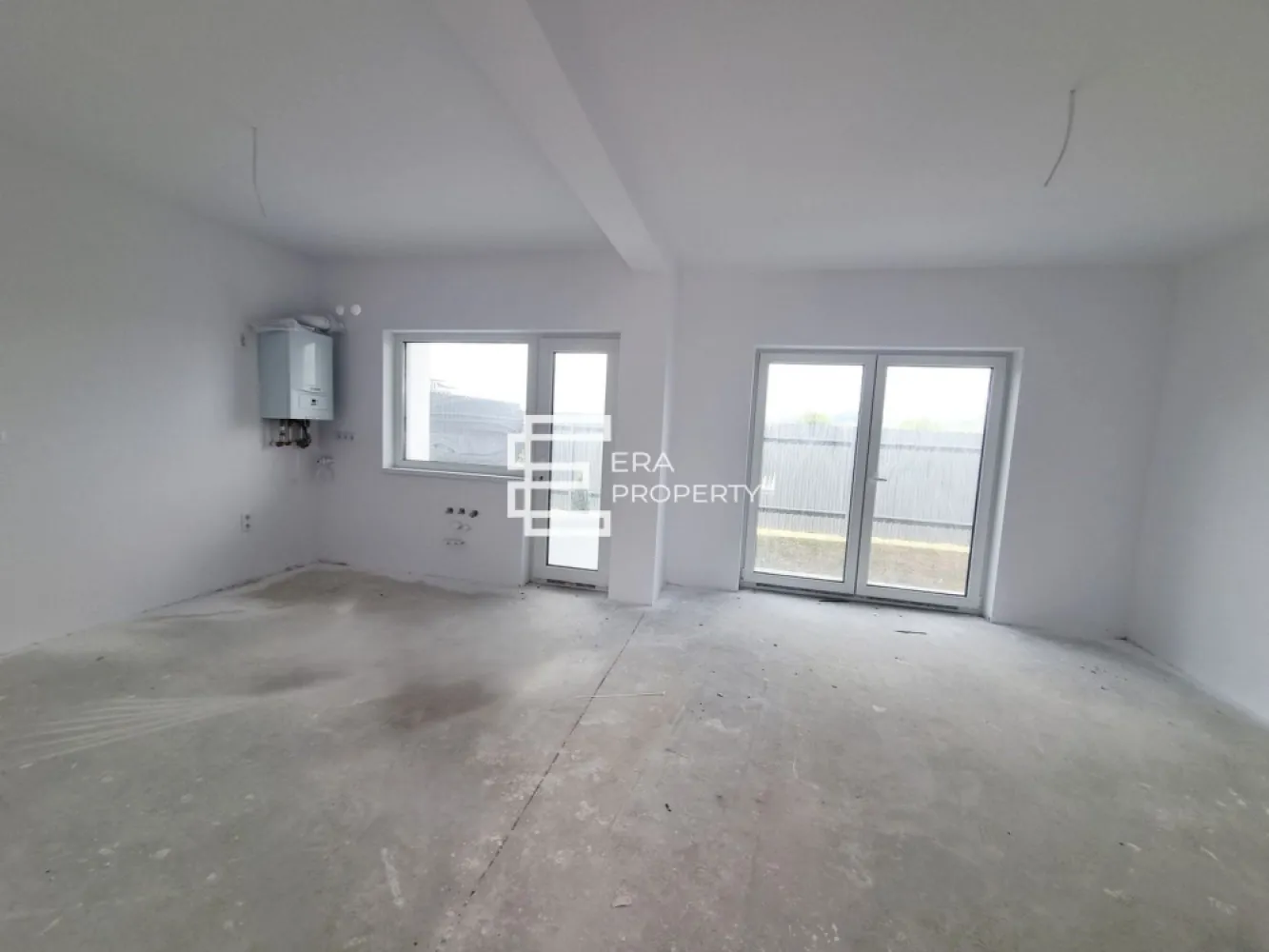Casă individuală, 4 camere, Șelimbăr – Intabulată, predare la cheie - Individuală | 96 mp utili | P+1 cu placă de beton | Carport 2 auto | Zonă asfaltată

 𝐂𝐨𝐦𝐢𝐬𝐢𝐨𝐧 𝟎% 𝐥𝐚 𝐜𝐮𝐦𝐩𝐚𝐫𝐚𝐫𝐞
Se oferă spre vânzare o casă individuală cu regim de înălțime P+1, situată într-o zonă complet urbanizată din Șelimbăr, cu acces rapid la școală, magazine și infrastructură completă (străzi asfaltate, iluminat public, toate utilitățile racordate). Proprietatea este intabulată, permițând o tranzacționare rapidă.

𝐃𝐚𝐭𝐞 𝐭𝐞𝐡𝐧𝐢𝐜𝐞 𝐬𝐢 𝐬𝐮𝐩𝐫𝐚𝐟𝐞𝐭𝐞:
𝐒𝐮𝐩𝐫𝐚𝐟𝐚𝐭𝐚 𝐮𝐭𝐢𝐥𝐚: 96 mp
𝐒𝐮𝐩𝐫𝐚𝐟𝐚𝐭𝐚 𝐭𝐞𝐫𝐞𝐧: 230 mp (curte liberă amenajată cu pavele în zona de acces și spațiu verde în partea din spate)

𝐒𝐭𝐫𝐮𝐜𝐭𝐮𝐫𝐚 𝐬𝐢 𝐜𝐨𝐦𝐩𝐚𝐫𝐭𝐢𝐦𝐞𝐧𝐭𝐚𝐫𝐞:
𝐏𝐚𝐫𝐭𝐞𝐫: hol acces, living + bucătărie open space cu acces direct pe terasă,1 camera, baie dotată cu duș, spațiu de depozitare optimizat sub scară.
𝐄𝐭𝐚𝐣: 3 dormitoare, hol, baie dotată cu cadă, debara și acces către pod (peste etaj este turnată placă de beton).

𝐄𝐱𝐭𝐞𝐫𝐢𝐨𝐫: Carport lateral și zonă pavată cu capacitate de parcare pentru 2 autoturisme.

𝐃𝐨𝐭𝐚𝐫𝐢 𝐬𝐢 𝐞𝐟𝐢𝐜𝐢𝐞𝐧𝐭𝐚 𝐞𝐧𝐞𝐫𝐠𝐞𝐭𝐢𝐜𝐚:
Încălzire în pardoseală
Centrală termică proprie
Tâmplărie PVC cu geam termopan (3 foi de sticlă)
Izolație exterioară polistiren de 10 densitate 80 eps

Proprietatea se livrează complet finisată („la cheie”) și reprezintă o opțiune optimă pentru familiile active care caută un raport corect între finisaje moderne, suprafață utilă și localizare pragmatică.

Preț: 270.000 Euro