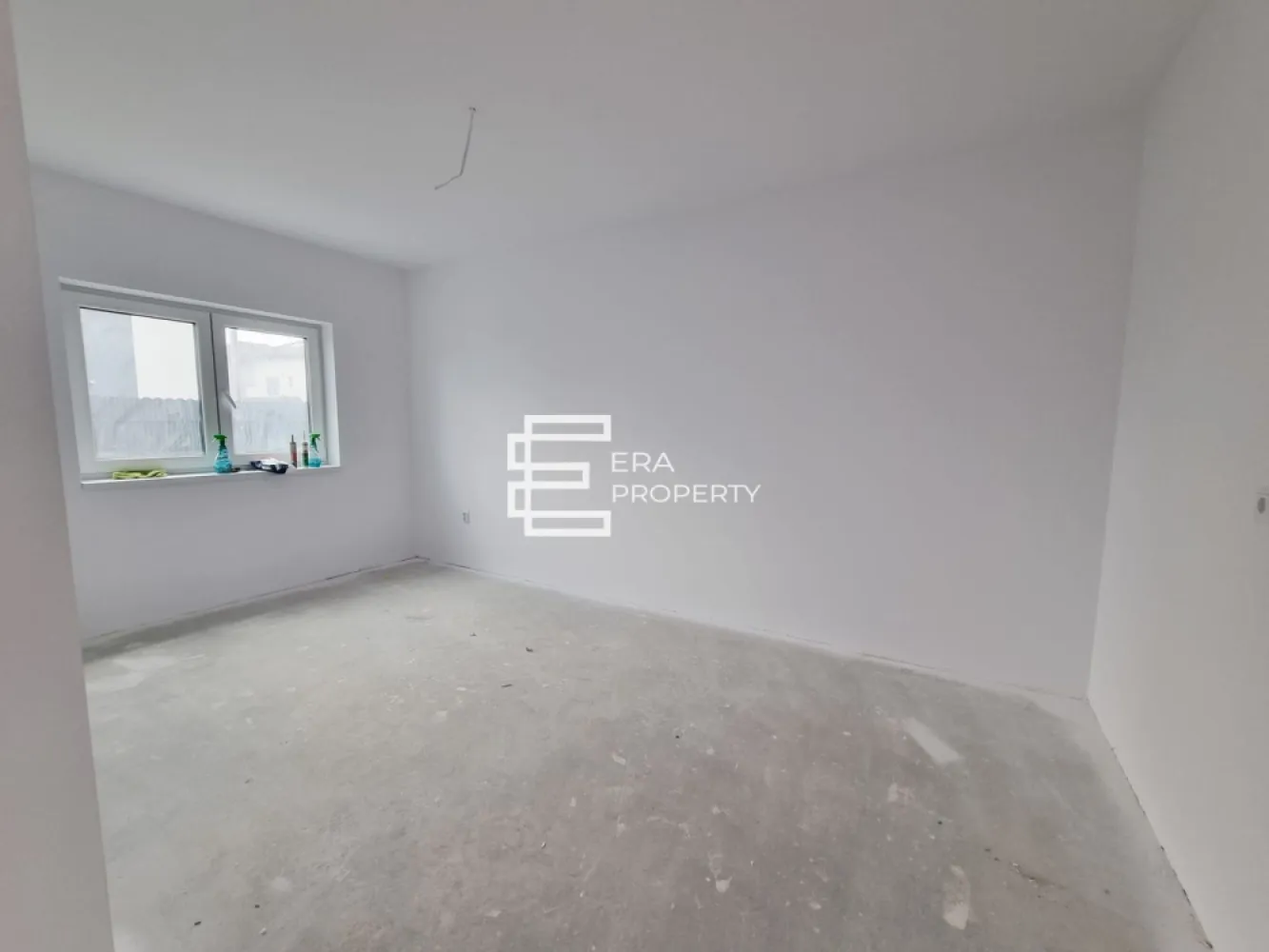 Casă individuală, 4 camere, Șelimbăr – Intabulată, predare la cheie - Individuală | 96 mp utili | P+1 cu placă de beton | Carport 2 auto | Zonă asfaltată

 𝐂𝐨𝐦𝐢𝐬𝐢𝐨𝐧 𝟎% 𝐥𝐚 𝐜𝐮𝐦𝐩𝐚𝐫𝐚𝐫𝐞
Se oferă spre vânzare o casă individuală cu regim de înălțime P+1, situată într-o zonă complet urbanizată din Șelimbăr, cu acces rapid la școală, magazine și infrastructură completă (străzi asfaltate, iluminat public, toate utilitățile racordate). Proprietatea este intabulată, permițând o tranzacționare rapidă.

𝐃𝐚𝐭𝐞 𝐭𝐞𝐡𝐧𝐢𝐜𝐞 𝐬𝐢 𝐬𝐮𝐩𝐫𝐚𝐟𝐞𝐭𝐞:
𝐒𝐮𝐩𝐫𝐚𝐟𝐚𝐭𝐚 𝐮𝐭𝐢𝐥𝐚: 96 mp
𝐒𝐮𝐩𝐫𝐚𝐟𝐚𝐭𝐚 𝐭𝐞𝐫𝐞𝐧: 230 mp (curte liberă amenajată cu pavele în zona de acces și spațiu verde în partea din spate)

𝐒𝐭𝐫𝐮𝐜𝐭𝐮𝐫𝐚 𝐬𝐢 𝐜𝐨𝐦𝐩𝐚𝐫𝐭𝐢𝐦𝐞𝐧𝐭𝐚𝐫𝐞:
𝐏𝐚𝐫𝐭𝐞𝐫: hol acces, living + bucătărie open space cu acces direct pe terasă,1 camera, baie dotată cu duș, spațiu de depozitare optimizat sub scară.
𝐄𝐭𝐚𝐣: 3 dormitoare, hol, baie dotată cu cadă, debara și acces către pod (peste etaj este turnată placă de beton).

𝐄𝐱𝐭𝐞𝐫𝐢𝐨𝐫: Carport lateral și zonă pavată cu capacitate de parcare pentru 2 autoturisme.

𝐃𝐨𝐭𝐚𝐫𝐢 𝐬𝐢 𝐞𝐟𝐢𝐜𝐢𝐞𝐧𝐭𝐚 𝐞𝐧𝐞𝐫𝐠𝐞𝐭𝐢𝐜𝐚:
Încălzire în pardoseală
Centrală termică proprie
Tâmplărie PVC cu geam termopan (3 foi de sticlă)
Izolație exterioară polistiren de 10 densitate 80 eps

Proprietatea se livrează complet finisată („la cheie”) și reprezintă o opțiune optimă pentru familiile active care caută un raport corect între finisaje moderne, suprafață utilă și localizare pragmatică.

Preț: 270.000 Euro