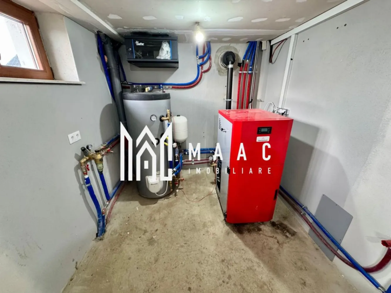 Casă individualăI I 115 mp utili I Teren 536 mp I Șura Mare - MAAC Imobiliare va propune spre vanzare o casă modernă individuală situată în Șura Mare, cu o suprafață utilă de 115 mp și un teren de 536 mp, poziționată într-o zonă liniștită, cu priveliște deosebită spre Sibiu și lanțul montan, vizibilă atât din livingul panoramic, cât și de pe terasa casei. Imobilul este structurat pe demisol, parter și mansardă, fiind compartimentat astfel: Demisol: cameră tehnică, baie, spațiu pentru pivniță si încăpere multifuncțională (bucătărie de vară, birou, hobby room sau depozitare). Parter: living open-space cu bucătărie, dormitor, baie, hol și scară interioară pentru acces la mansarda. Mansardă: 2 dormitoare, ambele cu acces pe terasă, hol, baie, spații de depozitare si terasă exterioară cu priveliște panoramică către munți. Casa dispune de un sistem fotovoltaic complet, care asigură alimentarea întregului sistem electric: panouri fotovoltaice: 10,5 kW, baterii de stocare: 20 kW, invertoare: 12 kW si instalație electrică completă: tablouri, siguranțe, prize, întrerupătoare, lămpi exterioare. Dotări și facilități: 2 sisteme de climatizare de 18.000 BTU fiecare, centrală pe peleți cu automatizare,încălzire în pardoseală la parter și mansarda, boiler 200 litri si sistem de supraveghere video. Construcție și finisaje: demisol din beton, parter și mansardă din cărămidă și structură de lemn, izolație exterioară cu polistiren si terasă finisată cu gresie și balustradă din sticlă. Utilități: apă, canalizare (fosă septică) si curent – alimentare din sistemul fotovoltaic. Casa se poate preda la stadiul actual, conform pozelor, sau există posibilitatea de finisare la cheie, în funcție de preferințele cumpărătorului. Proprietatea este ideală pentru cei care își doresc o locuință modernă, eficientă energetic, cu costuri reduse de întreținere, într-o zonă aerisită, aproape de Sibiu, cu o priveliște rar întâlnită. O casă potrivită atât pentru locuire permanentă, cât și ca investiție pe termen lung. Casa se află în imediata apropiere de: Prima Shopping Center, grădinițe și școli,mijloace de transport în comun,restaurante și magazine. Proprietatea este ideală pentru o familie care își dorește confort, liniște și acces rapid către oraș, într-un cadru modern și bine organizat. Pentru mai multe detalii si programarea unei vizionari va rugam sa specificati ID: CP2880444. }}