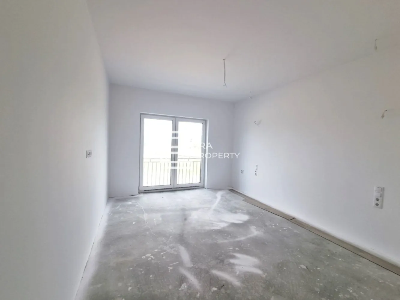 Casă individuală, 4 camere, Șelimbăr – Intabulată, predare la cheie - Individuală | 96 mp utili | P+1 cu placă de beton | Carport 2 auto | Zonă asfaltată

 𝐂𝐨𝐦𝐢𝐬𝐢𝐨𝐧 𝟎% 𝐥𝐚 𝐜𝐮𝐦𝐩𝐚𝐫𝐚𝐫𝐞
Se oferă spre vânzare o casă individuală cu regim de înălțime P+1, situată într-o zonă complet urbanizată din Șelimbăr, cu acces rapid la școală, magazine și infrastructură completă (străzi asfaltate, iluminat public, toate utilitățile racordate). Proprietatea este intabulată, permițând o tranzacționare rapidă.

𝐃𝐚𝐭𝐞 𝐭𝐞𝐡𝐧𝐢𝐜𝐞 𝐬𝐢 𝐬𝐮𝐩𝐫𝐚𝐟𝐞𝐭𝐞:
𝐒𝐮𝐩𝐫𝐚𝐟𝐚𝐭𝐚 𝐮𝐭𝐢𝐥𝐚: 96 mp
𝐒𝐮𝐩𝐫𝐚𝐟𝐚𝐭𝐚 𝐭𝐞𝐫𝐞𝐧: 230 mp (curte liberă amenajată cu pavele în zona de acces și spațiu verde în partea din spate)

𝐒𝐭𝐫𝐮𝐜𝐭𝐮𝐫𝐚 𝐬𝐢 𝐜𝐨𝐦𝐩𝐚𝐫𝐭𝐢𝐦𝐞𝐧𝐭𝐚𝐫𝐞:
𝐏𝐚𝐫𝐭𝐞𝐫: hol acces, living + bucătărie open space cu acces direct pe terasă,1 camera, baie dotată cu duș, spațiu de depozitare optimizat sub scară.
𝐄𝐭𝐚𝐣: 3 dormitoare, hol, baie dotată cu cadă, debara și acces către pod (peste etaj este turnată placă de beton).

𝐄𝐱𝐭𝐞𝐫𝐢𝐨𝐫: Carport lateral și zonă pavată cu capacitate de parcare pentru 2 autoturisme.

𝐃𝐨𝐭𝐚𝐫𝐢 𝐬𝐢 𝐞𝐟𝐢𝐜𝐢𝐞𝐧𝐭𝐚 𝐞𝐧𝐞𝐫𝐠𝐞𝐭𝐢𝐜𝐚:
Încălzire în pardoseală
Centrală termică proprie
Tâmplărie PVC cu geam termopan (3 foi de sticlă)
Izolație exterioară polistiren de 10 densitate 80 eps

Proprietatea se livrează complet finisată („la cheie”) și reprezintă o opțiune optimă pentru familiile active care caută un raport corect între finisaje moderne, suprafață utilă și localizare pragmatică.

Preț: 270.000 Euro