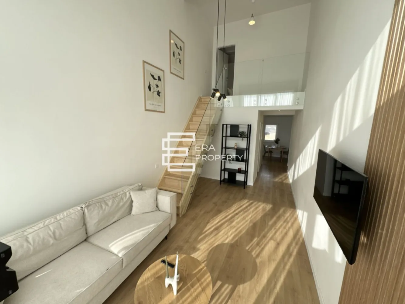 Penthouse 2 camere cu vedere la munți, DaVinci Homes | Aer condiționat inclus - 𝐏𝐞𝐧𝐭𝐡𝐨𝐮𝐬𝐞 𝐝𝐞 𝐯𝐚̂𝐧𝐳𝐚𝐫𝐞 𝐢̂𝐧 𝐃𝐚𝐕𝐢𝐧𝐜𝐢 𝐇𝐨𝐦𝐞𝐬 – 𝐳𝐨𝐧𝐚 𝐝𝐞 𝐕𝐞𝐬𝐭, 𝐒𝐢𝐛𝐢𝐮

 𝐂𝐨𝐦𝐢𝐬𝐢𝐨𝐧 𝟎% 𝐥𝐚 𝐚𝐜𝐡𝐢𝐳𝐢𝐭̦𝐢𝐨𝐧𝐚𝐫𝐞

Vă propunem spre vânzare un penthouse cu 2 camere, situat în ansamblul rezidențial DaVinci Homes, în zona de Vest a orașului Sibiu – o zonă aerisită, modernă, cu acces facil către oraș, aeroport, autostradă și Zona Industrială Vest.

Locuința este amplasată la etajul 2/2 și are o suprafață utilă de 𝟕𝟕.𝟖 𝐦𝐩, la care se adaugă 𝐨 𝐥𝐨𝐠𝐢𝐞 𝐝𝐞 𝟔.𝟐𝟒 𝐦𝐩 cu sticlă securizată și prevăzută cu sistem de captare a apelor.

Compartimentarea este practică și confortabilă, fiind ideală atât pentru locuire, cât și pentru investiție.
Primul nivel: hol acces, bucatarie separata, living cu acces oe balcon.
Al doilea nivel : hol, dormitor spatios de 19 mp, dressing.

Caracteristici principale:
living generos, cu înălțime de 5.6 m;
bucătărie separată;
dressing;
baie cu geam de aerisire;
încălzire în pardoseală;
aparat de aer condiționat inclus;
multă lumină naturală;
vedere către munți;
logie cu sticlă securizată;
izolație cu vată bazaltică;
loc de parcare inclus;

𝐀𝐯𝐚𝐧𝐭𝐚𝐣𝐞 𝐚𝐧𝐬𝐚𝐦𝐛𝐥𝐮 𝐃𝐚𝐕𝐢𝐧𝐜𝐢 𝐇𝐨𝐦𝐞𝐬:
ansamblu rezidențial nou;
45% spații verzi;
locuri de joacă amenajate în cadrul ansamblului;
acces facil, fără ambuteiaje rutiere;
4 căi de acces;
zonă potrivită pentru familii, tineri profesioniști sau investiție.

Locuința poate fi achiziționată și prin credit bancar.
𝐓𝐞𝐫𝐦𝐞𝐧 𝐩𝐫𝐞𝐝𝐚𝐫𝐞: 𝐟𝐢𝐧𝐚𝐥𝐮𝐥 𝐚𝐧𝐮𝐥𝐮𝐢 𝟐𝟎𝟐𝟔.

***𝐈𝐦𝐚𝐠𝐢𝐧𝐢𝐥𝐞 𝐚𝐩𝐚𝐫𝐭̦𝐢𝐧 𝐮𝐧𝐮𝐢 𝐚𝐩𝐚𝐫𝐭𝐚𝐦𝐞𝐧𝐭 𝐬𝐢𝐦𝐢𝐥𝐚𝐫 𝐬̦𝐢 𝐬𝐮𝐧𝐭 𝐚𝐟𝐢𝐬̦𝐚𝐭𝐞 𝐜𝐮 𝐭𝐢𝐭𝐥𝐮 𝐢𝐧𝐟𝐨𝐫𝐦𝐚𝐭𝐢𝐯.