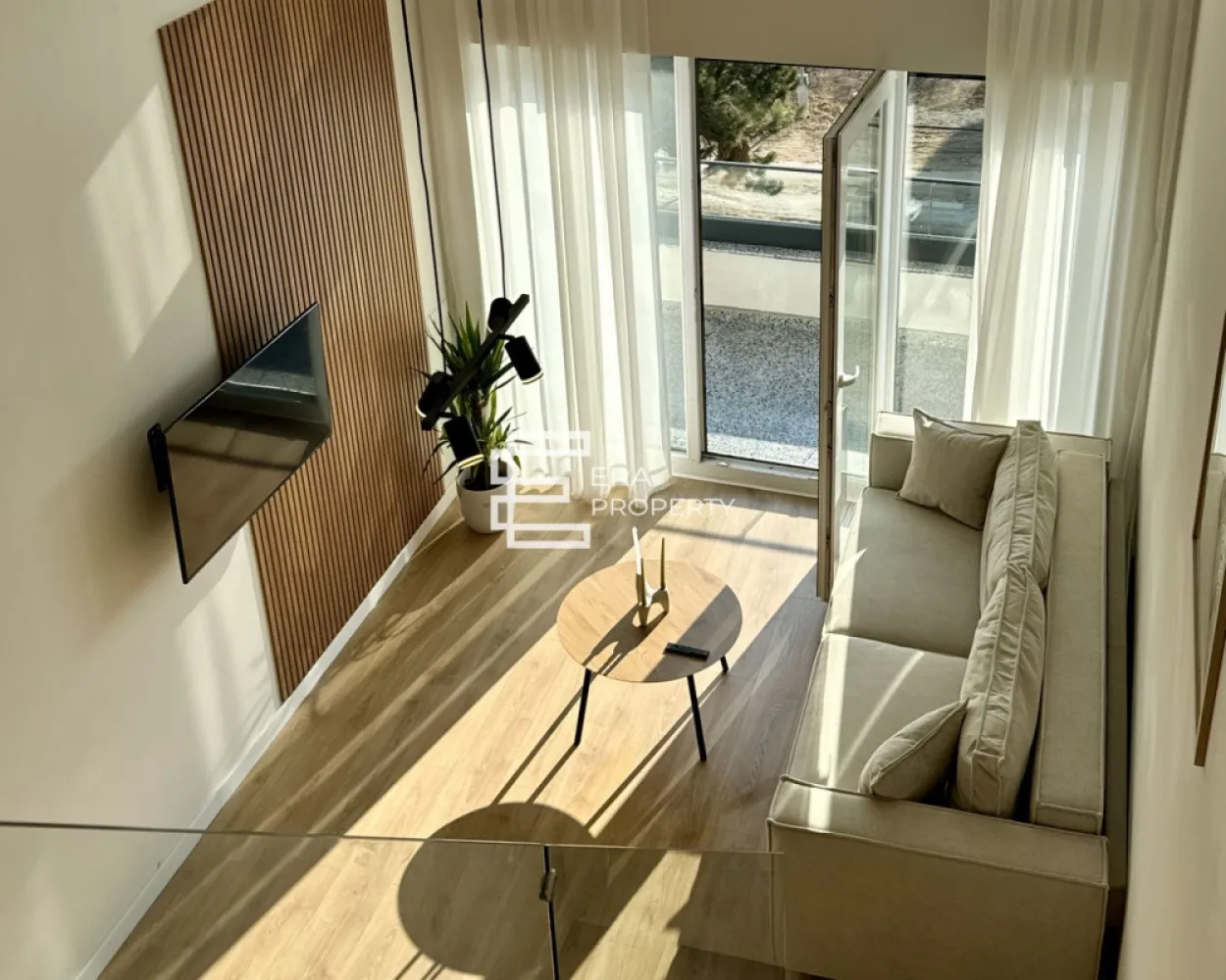 Penthouse 2 camere cu vedere la munți, DaVinci Homes | Aer condiționat inclus - 𝐏𝐞𝐧𝐭𝐡𝐨𝐮𝐬𝐞 𝐝𝐞 𝐯𝐚̂𝐧𝐳𝐚𝐫𝐞 𝐢̂𝐧 𝐃𝐚𝐕𝐢𝐧𝐜𝐢 𝐇𝐨𝐦𝐞𝐬 – 𝐳𝐨𝐧𝐚 𝐝𝐞 𝐕𝐞𝐬𝐭, 𝐒𝐢𝐛𝐢𝐮

 𝐂𝐨𝐦𝐢𝐬𝐢𝐨𝐧 𝟎% 𝐥𝐚 𝐚𝐜𝐡𝐢𝐳𝐢𝐭̦𝐢𝐨𝐧𝐚𝐫𝐞

Vă propunem spre vânzare un penthouse cu 2 camere, situat în ansamblul rezidențial DaVinci Homes, în zona de Vest a orașului Sibiu – o zonă aerisită, modernă, cu acces facil către oraș, aeroport, autostradă și Zona Industrială Vest.

Locuința este amplasată la etajul 2/2 și are o suprafață utilă de 𝟕𝟕.𝟖 𝐦𝐩, la care se adaugă 𝐨 𝐥𝐨𝐠𝐢𝐞 𝐝𝐞 𝟔.𝟐𝟒 𝐦𝐩 cu sticlă securizată și prevăzută cu sistem de captare a apelor.

Compartimentarea este practică și confortabilă, fiind ideală atât pentru locuire, cât și pentru investiție.
Primul nivel: hol acces, bucatarie separata, living cu acces oe balcon.
Al doilea nivel : hol, dormitor spatios de 19 mp, dressing.

Caracteristici principale:
living generos, cu înălțime de 5.6 m;
bucătărie separată;
dressing;
baie cu geam de aerisire;
încălzire în pardoseală;
aparat de aer condiționat inclus;
multă lumină naturală;
vedere către munți;
logie cu sticlă securizată;
izolație cu vată bazaltică;
loc de parcare inclus;

𝐀𝐯𝐚𝐧𝐭𝐚𝐣𝐞 𝐚𝐧𝐬𝐚𝐦𝐛𝐥𝐮 𝐃𝐚𝐕𝐢𝐧𝐜𝐢 𝐇𝐨𝐦𝐞𝐬:
ansamblu rezidențial nou;
45% spații verzi;
locuri de joacă amenajate în cadrul ansamblului;
acces facil, fără ambuteiaje rutiere;
4 căi de acces;
zonă potrivită pentru familii, tineri profesioniști sau investiție.

Locuința poate fi achiziționată și prin credit bancar.
𝐓𝐞𝐫𝐦𝐞𝐧 𝐩𝐫𝐞𝐝𝐚𝐫𝐞: 𝐟𝐢𝐧𝐚𝐥𝐮𝐥 𝐚𝐧𝐮𝐥𝐮𝐢 𝟐𝟎𝟐𝟔.

***𝐈𝐦𝐚𝐠𝐢𝐧𝐢𝐥𝐞 𝐚𝐩𝐚𝐫𝐭̦𝐢𝐧 𝐮𝐧𝐮𝐢 𝐚𝐩𝐚𝐫𝐭𝐚𝐦𝐞𝐧𝐭 𝐬𝐢𝐦𝐢𝐥𝐚𝐫 𝐬̦𝐢 𝐬𝐮𝐧𝐭 𝐚𝐟𝐢𝐬̦𝐚𝐭𝐞 𝐜𝐮 𝐭𝐢𝐭𝐥𝐮 𝐢𝐧𝐟𝐨𝐫𝐦𝐚𝐭𝐢𝐯.