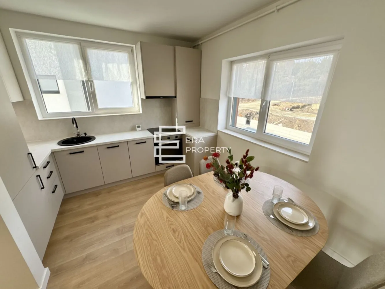 Penthouse 2 camere cu vedere la munți, DaVinci Homes | Aer condiționat inclus - 𝐏𝐞𝐧𝐭𝐡𝐨𝐮𝐬𝐞 𝐝𝐞 𝐯𝐚̂𝐧𝐳𝐚𝐫𝐞 𝐢̂𝐧 𝐃𝐚𝐕𝐢𝐧𝐜𝐢 𝐇𝐨𝐦𝐞𝐬 – 𝐳𝐨𝐧𝐚 𝐝𝐞 𝐕𝐞𝐬𝐭, 𝐒𝐢𝐛𝐢𝐮

 𝐂𝐨𝐦𝐢𝐬𝐢𝐨𝐧 𝟎% 𝐥𝐚 𝐚𝐜𝐡𝐢𝐳𝐢𝐭̦𝐢𝐨𝐧𝐚𝐫𝐞

Vă propunem spre vânzare un penthouse cu 2 camere, situat în ansamblul rezidențial DaVinci Homes, în zona de Vest a orașului Sibiu – o zonă aerisită, modernă, cu acces facil către oraș, aeroport, autostradă și Zona Industrială Vest.

Locuința este amplasată la etajul 2/2 și are o suprafață utilă de 𝟕𝟕.𝟖 𝐦𝐩, la care se adaugă 𝐨 𝐥𝐨𝐠𝐢𝐞 𝐝𝐞 𝟔.𝟐𝟒 𝐦𝐩 cu sticlă securizată și prevăzută cu sistem de captare a apelor.

Compartimentarea este practică și confortabilă, fiind ideală atât pentru locuire, cât și pentru investiție.
Primul nivel: hol acces, bucatarie separata, living cu acces oe balcon.
Al doilea nivel : hol, dormitor spatios de 19 mp, dressing.

Caracteristici principale:
living generos, cu înălțime de 5.6 m;
bucătărie separată;
dressing;
baie cu geam de aerisire;
încălzire în pardoseală;
aparat de aer condiționat inclus;
multă lumină naturală;
vedere către munți;
logie cu sticlă securizată;
izolație cu vată bazaltică;
loc de parcare inclus;

𝐀𝐯𝐚𝐧𝐭𝐚𝐣𝐞 𝐚𝐧𝐬𝐚𝐦𝐛𝐥𝐮 𝐃𝐚𝐕𝐢𝐧𝐜𝐢 𝐇𝐨𝐦𝐞𝐬:
ansamblu rezidențial nou;
45% spații verzi;
locuri de joacă amenajate în cadrul ansamblului;
acces facil, fără ambuteiaje rutiere;
4 căi de acces;
zonă potrivită pentru familii, tineri profesioniști sau investiție.

Locuința poate fi achiziționată și prin credit bancar.
𝐓𝐞𝐫𝐦𝐞𝐧 𝐩𝐫𝐞𝐝𝐚𝐫𝐞: 𝐟𝐢𝐧𝐚𝐥𝐮𝐥 𝐚𝐧𝐮𝐥𝐮𝐢 𝟐𝟎𝟐𝟔.

***𝐈𝐦𝐚𝐠𝐢𝐧𝐢𝐥𝐞 𝐚𝐩𝐚𝐫𝐭̦𝐢𝐧 𝐮𝐧𝐮𝐢 𝐚𝐩𝐚𝐫𝐭𝐚𝐦𝐞𝐧𝐭 𝐬𝐢𝐦𝐢𝐥𝐚𝐫 𝐬̦𝐢 𝐬𝐮𝐧𝐭 𝐚𝐟𝐢𝐬̦𝐚𝐭𝐞 𝐜𝐮 𝐭𝐢𝐭𝐥𝐮 𝐢𝐧𝐟𝐨𝐫𝐦𝐚𝐭𝐢𝐯.