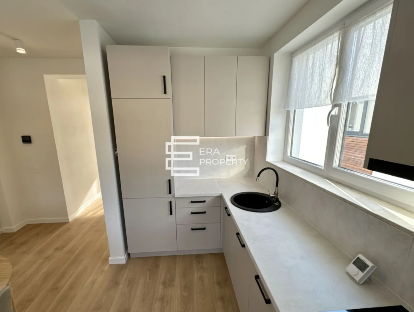 Penthouse 2 camere cu vedere la munți, DaVinci Homes | Aer condiționat inclus - 𝐏𝐞𝐧𝐭𝐡𝐨𝐮𝐬𝐞 𝐝𝐞 𝐯𝐚̂𝐧𝐳𝐚𝐫𝐞 𝐢̂𝐧 𝐃𝐚𝐕𝐢𝐧𝐜𝐢 𝐇𝐨𝐦𝐞𝐬 – 𝐳𝐨𝐧𝐚 𝐝𝐞 𝐕𝐞𝐬𝐭, 𝐒𝐢𝐛𝐢𝐮

 𝐂𝐨𝐦𝐢𝐬𝐢𝐨𝐧 𝟎% 𝐥𝐚 𝐚𝐜𝐡𝐢𝐳𝐢𝐭̦𝐢𝐨𝐧𝐚𝐫𝐞

Vă propunem spre vânzare un penthouse cu 2 camere, situat în ansamblul rezidențial DaVinci Homes, în zona de Vest a orașului Sibiu – o zonă aerisită, modernă, cu acces facil către oraș, aeroport, autostradă și Zona Industrială Vest.

Locuința este amplasată la etajul 2/2 și are o suprafață utilă de 𝟕𝟕.𝟖 𝐦𝐩, la care se adaugă 𝐨 𝐥𝐨𝐠𝐢𝐞 𝐝𝐞 𝟔.𝟐𝟒 𝐦𝐩 cu sticlă securizată și prevăzută cu sistem de captare a apelor.

Compartimentarea este practică și confortabilă, fiind ideală atât pentru locuire, cât și pentru investiție.
Primul nivel: hol acces, bucatarie separata, living cu acces oe balcon.
Al doilea nivel : hol, dormitor spatios de 19 mp, dressing.

Caracteristici principale:
living generos, cu înălțime de 5.6 m;
bucătărie separată;
dressing;
baie cu geam de aerisire;
încălzire în pardoseală;
aparat de aer condiționat inclus;
multă lumină naturală;
vedere către munți;
logie cu sticlă securizată;
izolație cu vată bazaltică;
loc de parcare inclus;

𝐀𝐯𝐚𝐧𝐭𝐚𝐣𝐞 𝐚𝐧𝐬𝐚𝐦𝐛𝐥𝐮 𝐃𝐚𝐕𝐢𝐧𝐜𝐢 𝐇𝐨𝐦𝐞𝐬:
ansamblu rezidențial nou;
45% spații verzi;
locuri de joacă amenajate în cadrul ansamblului;
acces facil, fără ambuteiaje rutiere;
4 căi de acces;
zonă potrivită pentru familii, tineri profesioniști sau investiție.

Locuința poate fi achiziționată și prin credit bancar.
𝐓𝐞𝐫𝐦𝐞𝐧 𝐩𝐫𝐞𝐝𝐚𝐫𝐞: 𝐟𝐢𝐧𝐚𝐥𝐮𝐥 𝐚𝐧𝐮𝐥𝐮𝐢 𝟐𝟎𝟐𝟔.

***𝐈𝐦𝐚𝐠𝐢𝐧𝐢𝐥𝐞 𝐚𝐩𝐚𝐫𝐭̦𝐢𝐧 𝐮𝐧𝐮𝐢 𝐚𝐩𝐚𝐫𝐭𝐚𝐦𝐞𝐧𝐭 𝐬𝐢𝐦𝐢𝐥𝐚𝐫 𝐬̦𝐢 𝐬𝐮𝐧𝐭 𝐚𝐟𝐢𝐬̦𝐚𝐭𝐞 𝐜𝐮 𝐭𝐢𝐭𝐥𝐮 𝐢𝐧𝐟𝐨𝐫𝐦𝐚𝐭𝐢𝐯.
