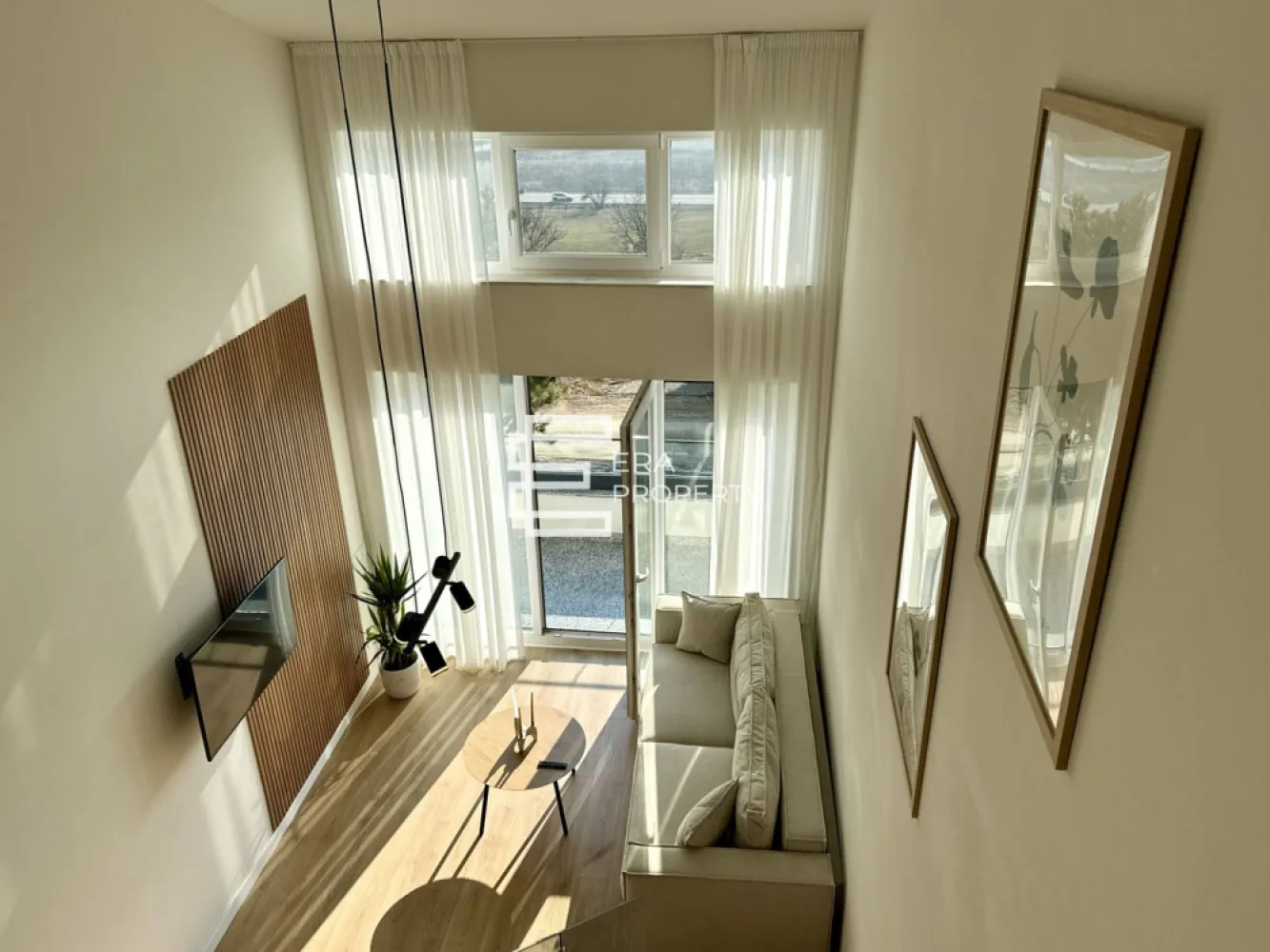 Penthouse 2 camere cu vedere la munți, DaVinci Homes | Aer condiționat inclus - 𝐏𝐞𝐧𝐭𝐡𝐨𝐮𝐬𝐞 𝐝𝐞 𝐯𝐚̂𝐧𝐳𝐚𝐫𝐞 𝐢̂𝐧 𝐃𝐚𝐕𝐢𝐧𝐜𝐢 𝐇𝐨𝐦𝐞𝐬 – 𝐳𝐨𝐧𝐚 𝐝𝐞 𝐕𝐞𝐬𝐭, 𝐒𝐢𝐛𝐢𝐮

 𝐂𝐨𝐦𝐢𝐬𝐢𝐨𝐧 𝟎% 𝐥𝐚 𝐚𝐜𝐡𝐢𝐳𝐢𝐭̦𝐢𝐨𝐧𝐚𝐫𝐞

Vă propunem spre vânzare un penthouse cu 2 camere, situat în ansamblul rezidențial DaVinci Homes, în zona de Vest a orașului Sibiu – o zonă aerisită, modernă, cu acces facil către oraș, aeroport, autostradă și Zona Industrială Vest.

Locuința este amplasată la etajul 2/2 și are o suprafață utilă de 𝟕𝟕.𝟖 𝐦𝐩, la care se adaugă 𝐨 𝐥𝐨𝐠𝐢𝐞 𝐝𝐞 𝟔.𝟐𝟒 𝐦𝐩 cu sticlă securizată și prevăzută cu sistem de captare a apelor.

Compartimentarea este practică și confortabilă, fiind ideală atât pentru locuire, cât și pentru investiție.
Primul nivel: hol acces, bucatarie separata, living cu acces oe balcon.
Al doilea nivel : hol, dormitor spatios de 19 mp, dressing.

Caracteristici principale:
living generos, cu înălțime de 5.6 m;
bucătărie separată;
dressing;
baie cu geam de aerisire;
încălzire în pardoseală;
aparat de aer condiționat inclus;
multă lumină naturală;
vedere către munți;
logie cu sticlă securizată;
izolație cu vată bazaltică;
loc de parcare inclus;

𝐀𝐯𝐚𝐧𝐭𝐚𝐣𝐞 𝐚𝐧𝐬𝐚𝐦𝐛𝐥𝐮 𝐃𝐚𝐕𝐢𝐧𝐜𝐢 𝐇𝐨𝐦𝐞𝐬:
ansamblu rezidențial nou;
45% spații verzi;
locuri de joacă amenajate în cadrul ansamblului;
acces facil, fără ambuteiaje rutiere;
4 căi de acces;
zonă potrivită pentru familii, tineri profesioniști sau investiție.

Locuința poate fi achiziționată și prin credit bancar.
𝐓𝐞𝐫𝐦𝐞𝐧 𝐩𝐫𝐞𝐝𝐚𝐫𝐞: 𝐟𝐢𝐧𝐚𝐥𝐮𝐥 𝐚𝐧𝐮𝐥𝐮𝐢 𝟐𝟎𝟐𝟔.

***𝐈𝐦𝐚𝐠𝐢𝐧𝐢𝐥𝐞 𝐚𝐩𝐚𝐫𝐭̦𝐢𝐧 𝐮𝐧𝐮𝐢 𝐚𝐩𝐚𝐫𝐭𝐚𝐦𝐞𝐧𝐭 𝐬𝐢𝐦𝐢𝐥𝐚𝐫 𝐬̦𝐢 𝐬𝐮𝐧𝐭 𝐚𝐟𝐢𝐬̦𝐚𝐭𝐞 𝐜𝐮 𝐭𝐢𝐭𝐥𝐮 𝐢𝐧𝐟𝐨𝐫𝐦𝐚𝐭𝐢𝐯.