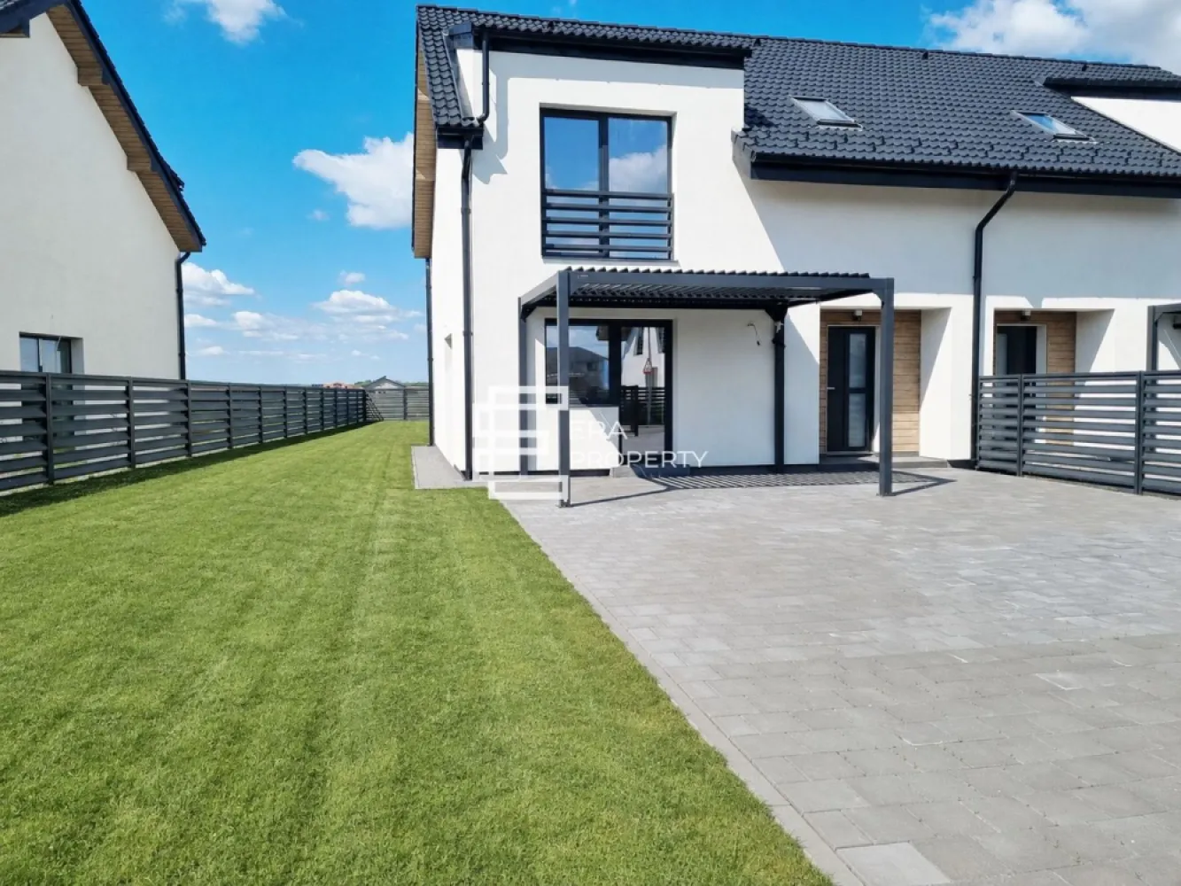 Duplex modern 4 camere, 110 mp utili, teren 380 mp – Șura Mică - 𝐂𝐚𝐬𝐚 𝐥𝐚 𝐜𝐡𝐞𝐢𝐞, 𝐜𝐮 𝐢𝐧𝐜𝐚𝐥𝐳𝐢𝐫𝐞 𝐢𝐧 𝐩𝐚𝐫𝐝𝐨𝐬𝐞𝐚𝐥𝐚, 𝐩𝐨𝐦𝐩𝐚 𝐝𝐞 𝐜𝐚𝐥𝐝𝐮𝐫𝐚 𝐬𝐢 𝐜𝐮𝐫𝐭𝐞 𝐠𝐞𝐧𝐞𝐫𝐨𝐚𝐬𝐚
-𝐂𝐨𝐧𝐟𝐨𝐫𝐭 𝐦𝐨𝐝𝐞𝐫𝐧 𝐢𝐧𝐭𝐫-𝐨 𝐳𝐨𝐧𝐚 𝐥𝐢𝐧𝐢𝐬𝐭𝐢𝐭𝐚, 𝐚𝐩𝐫𝐨𝐚𝐩𝐞 𝐝𝐞 𝐒𝐢𝐛𝐢𝐮- 

 𝐂𝐎𝐌𝐈𝐒𝐈𝐎𝐍 𝟎

Vă propunem spre vânzare un duplex modern cu 4 camere și 2 băi, situat în Șura Mică, într-un cartier nou, plăcut organizat, ideal pentru o familie care caută spațiu, confort și intimitate aproape de Sibiu.

Locuința are o suprafață utilă de 110 mp și beneficiază de un teren aferent de 380 mp, cu o curte generoasă, însorită, potrivită pentru relaxare, grill, zonă verde sau spațiu de joacă pentru copii.

Casa este construită pe două niveluri, în sistem de case alăturate, cu ziduri duble, oferind un plus de confort și intimitate.

𝐂𝐨𝐦𝐩𝐚𝐫𝐭𝐢𝐦𝐞𝐧𝐭𝐚𝐫𝐞 : 
𝐏𝐚𝐫𝐭𝐞𝐫: terasă la intrare; hol de acces; living spațios cu zonă de dining și bucătărie; baie; cameră tehnică / debara; acces către terasa din față și terasa din spate.
Zona de zi este amplă, luminoasă, cu ferestre mari și un flux foarte bun pentru viața de familie, permițând amenajări variate.
𝐄𝐭𝐚𝐣:hol; 3 dormitoare; baie cu duș și cadă.

Casa dispune și de pod pentru depozitare, cu acces pe scară batantă.

𝐃𝐨𝐭𝐚𝐫𝐢 𝐬𝐢 𝐟𝐢𝐧𝐢𝐬𝐚𝐣𝐞: Imobilul se predă finisat la cheie conform pozelor din anunt atât la exterior, cât și la interior, fiind pregătit pentru mutare.

𝐃𝐨𝐭𝐚𝐫𝐢 𝐢𝐦𝐩𝐨𝐫𝐭𝐚𝐧𝐭𝐞:
încălzire în pardoseală;
pompă de căldură Mitsubishi;
izolație cu polistiren de 15 cm;
utilități branșate: apă, canalizare și curent;
pregătire pentru panouri fotovoltaice;
terasă privată;
carport opțional;
alei pavate și zonă verde în curte.

𝐋𝐨𝐜𝐚𝐥𝐢𝐳𝐚𝐫𝐞:
Proprietatea este situată în Șura Mică, într-o zonă liniștită, dar cu acces rapid către Sibiu.
În apropiere se află magazine, iar accesul către Aeroportul Sibiu, Autostradă și Zona Industrială Vest se face rapid. Ocna Sibiului se află la aproximativ 2 km, iar zona oferă acces către lacuri naturale și spații de relaxare.

Cartierul este în dezvoltare, cu infrastructură în lucru: trotuare asfaltate, iluminat stradal, spațiu comercial, grădiniță și zonă de recreere incluse în proiect.

Această locuință este potrivită pentru o familie care caută o casă modernă, eficientă energetic, cu o curte generoasă și mutare fără griji.
