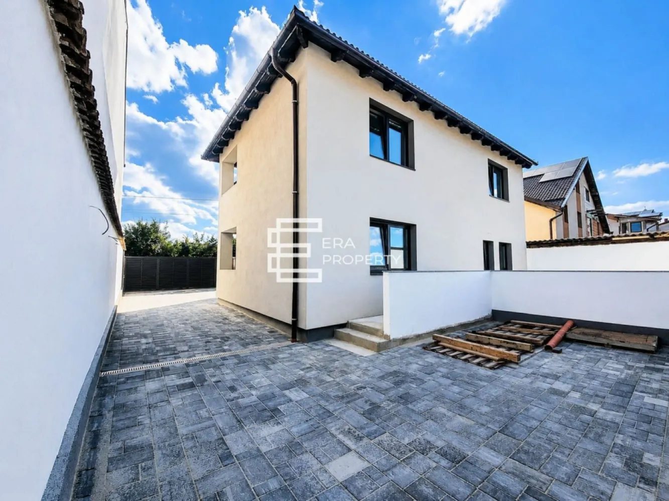 Casa individuala 5 camere- 160 mp- teren 300mp-pivnita Sibiu - 𝐂𝐚𝐬𝐚 𝐢𝐧𝐝𝐢𝐯𝐢𝐝𝐮𝐚𝐥𝐚 𝟓 𝐜𝐚𝐦𝐞𝐫𝐞, 𝐩𝐢𝐯𝐧𝐢𝐭𝐚, 𝐭𝐞𝐫𝐞𝐧 𝟑𝟎𝟎 𝐦𝐩 , 𝐒𝐢𝐛𝐢𝐮

 ***𝐂𝐎𝐌𝐈𝐒𝐈𝐎𝐍 𝟎***

Casă individuală modernă, cu 𝐬𝐮𝐩𝐫𝐚𝐟𝐚𝐭𝐚 𝐮𝐭𝐢𝐥𝐚 𝐝𝐞 𝟏𝟔𝟎 𝐦𝐩, amplasată pe un 𝐭𝐞𝐫𝐞𝐧 𝐝𝐞 𝟑𝟎𝟎 𝐦𝐩, dintre care aproximativ 185 mp curte liberă, ideală pentru relaxare și activități în aer liber.

-Localizare: Zona Terezian – Sibiu, cartier liniștit intr-o zona exclusiv de case, cu acces rapid către toate punctele de interes din oraș.

-𝐂𝐨𝐦𝐩𝐚𝐫𝐭𝐢𝐦𝐞𝐧𝐭𝐚𝐫𝐞 𝐞𝐟𝐢𝐜𝐢𝐞𝐧𝐭𝐚:
*𝐏𝐚𝐫𝐭𝐞𝐫: hol acces, living generos, dormitor/birou, baie, bucătărie închisă, acces spre terasă
*𝐄𝐭𝐚𝐣: hol, 3 dormitoare, baie, balcon cu acces din hol
* 𝐏𝐨𝐝: spațiu de depozitare, cu posibilitate de mansardare
*𝐏𝐢𝐯𝐧𝐢𝐭𝐚: 30 mp utili, ideală pentru depozitare, cramă sau cameră tehnică.

-𝐃𝐞𝐭𝐚𝐥𝐢𝐢 𝐜𝐨𝐧𝐬𝐭𝐫𝐮𝐜𝐭𝐢𝐞:
Structură din cărămidă.
Exterior la cheie: gard, poartă, pavaj și gazon. 
Interior la alb: șapă elicopterizată, pereți finisați cu lavabilă albă, instalații electrice și sanitare pe poziții, tâmplărie PVC (3 foi de sticlă, profil 7 camere), instalații electrice și sanitare trase pe poziții.
Utilități: apă, canalizare, curent, gaz, internet fibră optică.

-𝐂𝐮𝐫𝐭𝐞 𝐬𝐢 𝐟𝐚𝐜𝐢𝐥𝐢𝐭𝐚𝐭𝐢 𝐞𝐱𝐭𝐞𝐫𝐢𝐨𝐚𝐫𝐞:
Curte liberă de ~185 mp, amenajată cu gazon și pavaj
Acces auto în curte – parcare pentru 2-3 mașini
Spațiu de relaxare și joacă pentru copii
Loc exterior pentru depozitare

 Aproape de: școli, facultăți, instituții publice, bănci, mijloace de transport, magazine.

𝑷𝒐𝒛𝒆𝒍𝒆 𝒔𝒖𝒏𝒕 𝒄𝒖 𝒕𝒊𝒕𝒍𝒖 𝒅𝒆 𝒑𝒓𝒆𝒛𝒆𝒏𝒕𝒂𝒓𝒆 𝒔𝒊 𝒂𝒑𝒂𝒓𝒕𝒊𝒏 𝒖𝒏𝒆𝒊 𝒄𝒂𝒔𝒆 𝒂𝒔𝒆𝒎𝒂𝒏𝒂𝒕𝒐𝒂𝒓𝒆.

Preț: 330.000 €