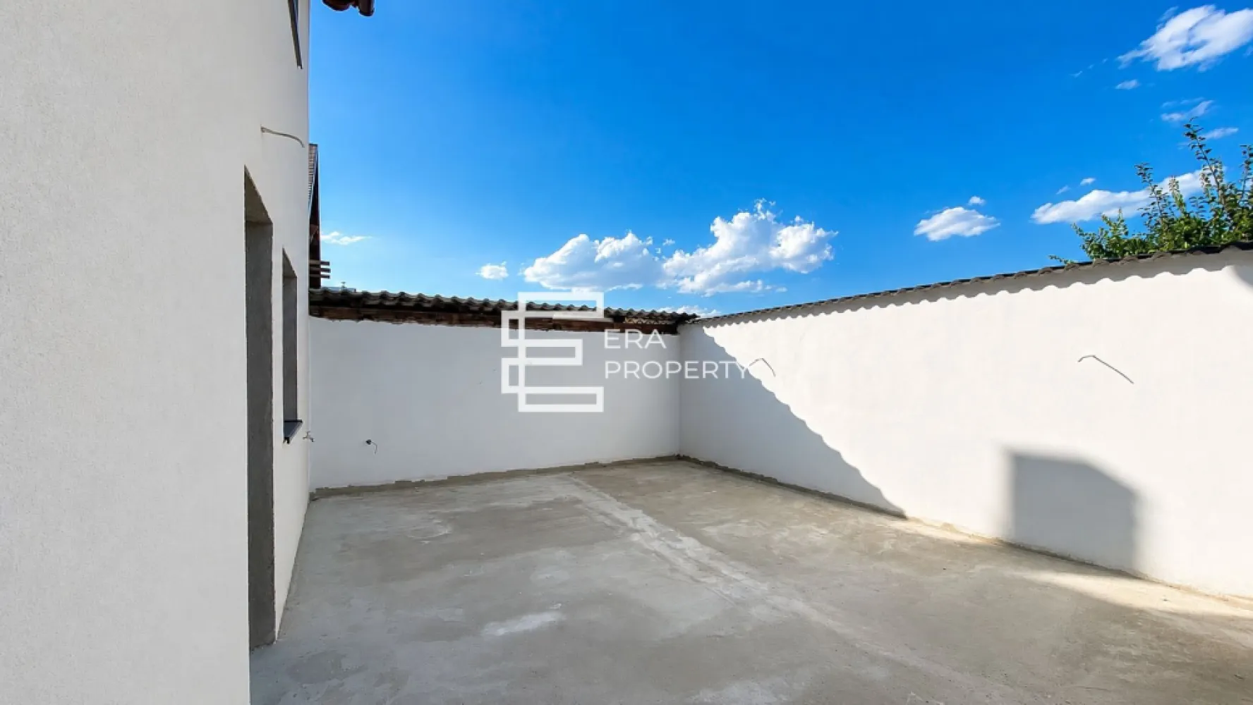Casa individuala 5 camere- 160 mp- teren 300mp-pivnita Sibiu - 𝐂𝐚𝐬𝐚 𝐢𝐧𝐝𝐢𝐯𝐢𝐝𝐮𝐚𝐥𝐚 𝟓 𝐜𝐚𝐦𝐞𝐫𝐞, 𝐩𝐢𝐯𝐧𝐢𝐭𝐚, 𝐭𝐞𝐫𝐞𝐧 𝟑𝟎𝟎 𝐦𝐩 , 𝐒𝐢𝐛𝐢𝐮

 ***𝐂𝐎𝐌𝐈𝐒𝐈𝐎𝐍 𝟎***

Casă individuală modernă, cu 𝐬𝐮𝐩𝐫𝐚𝐟𝐚𝐭𝐚 𝐮𝐭𝐢𝐥𝐚 𝐝𝐞 𝟏𝟔𝟎 𝐦𝐩, amplasată pe un 𝐭𝐞𝐫𝐞𝐧 𝐝𝐞 𝟑𝟎𝟎 𝐦𝐩, dintre care aproximativ 185 mp curte liberă, ideală pentru relaxare și activități în aer liber.

-Localizare: Zona Terezian – Sibiu, cartier liniștit intr-o zona exclusiv de case, cu acces rapid către toate punctele de interes din oraș.

-𝐂𝐨𝐦𝐩𝐚𝐫𝐭𝐢𝐦𝐞𝐧𝐭𝐚𝐫𝐞 𝐞𝐟𝐢𝐜𝐢𝐞𝐧𝐭𝐚:
*𝐏𝐚𝐫𝐭𝐞𝐫: hol acces, living generos, dormitor/birou, baie, bucătărie închisă, acces spre terasă
*𝐄𝐭𝐚𝐣: hol, 3 dormitoare, baie, balcon cu acces din hol
* 𝐏𝐨𝐝: spațiu de depozitare, cu posibilitate de mansardare
*𝐏𝐢𝐯𝐧𝐢𝐭𝐚: 30 mp utili, ideală pentru depozitare, cramă sau cameră tehnică.

-𝐃𝐞𝐭𝐚𝐥𝐢𝐢 𝐜𝐨𝐧𝐬𝐭𝐫𝐮𝐜𝐭𝐢𝐞:
Structură din cărămidă.
Exterior la cheie: gard, poartă, pavaj și gazon. 
Interior la alb: șapă elicopterizată, pereți finisați cu lavabilă albă, instalații electrice și sanitare pe poziții, tâmplărie PVC (3 foi de sticlă, profil 7 camere), instalații electrice și sanitare trase pe poziții.
Utilități: apă, canalizare, curent, gaz, internet fibră optică.

-𝐂𝐮𝐫𝐭𝐞 𝐬𝐢 𝐟𝐚𝐜𝐢𝐥𝐢𝐭𝐚𝐭𝐢 𝐞𝐱𝐭𝐞𝐫𝐢𝐨𝐚𝐫𝐞:
Curte liberă de ~185 mp, amenajată cu gazon și pavaj
Acces auto în curte – parcare pentru 2-3 mașini
Spațiu de relaxare și joacă pentru copii
Loc exterior pentru depozitare

 Aproape de: școli, facultăți, instituții publice, bănci, mijloace de transport, magazine.

𝑷𝒐𝒛𝒆𝒍𝒆 𝒔𝒖𝒏𝒕 𝒄𝒖 𝒕𝒊𝒕𝒍𝒖 𝒅𝒆 𝒑𝒓𝒆𝒛𝒆𝒏𝒕𝒂𝒓𝒆 𝒔𝒊 𝒂𝒑𝒂𝒓𝒕𝒊𝒏 𝒖𝒏𝒆𝒊 𝒄𝒂𝒔𝒆 𝒂𝒔𝒆𝒎𝒂𝒏𝒂𝒕𝒐𝒂𝒓𝒆.

Preț: 330.000 €