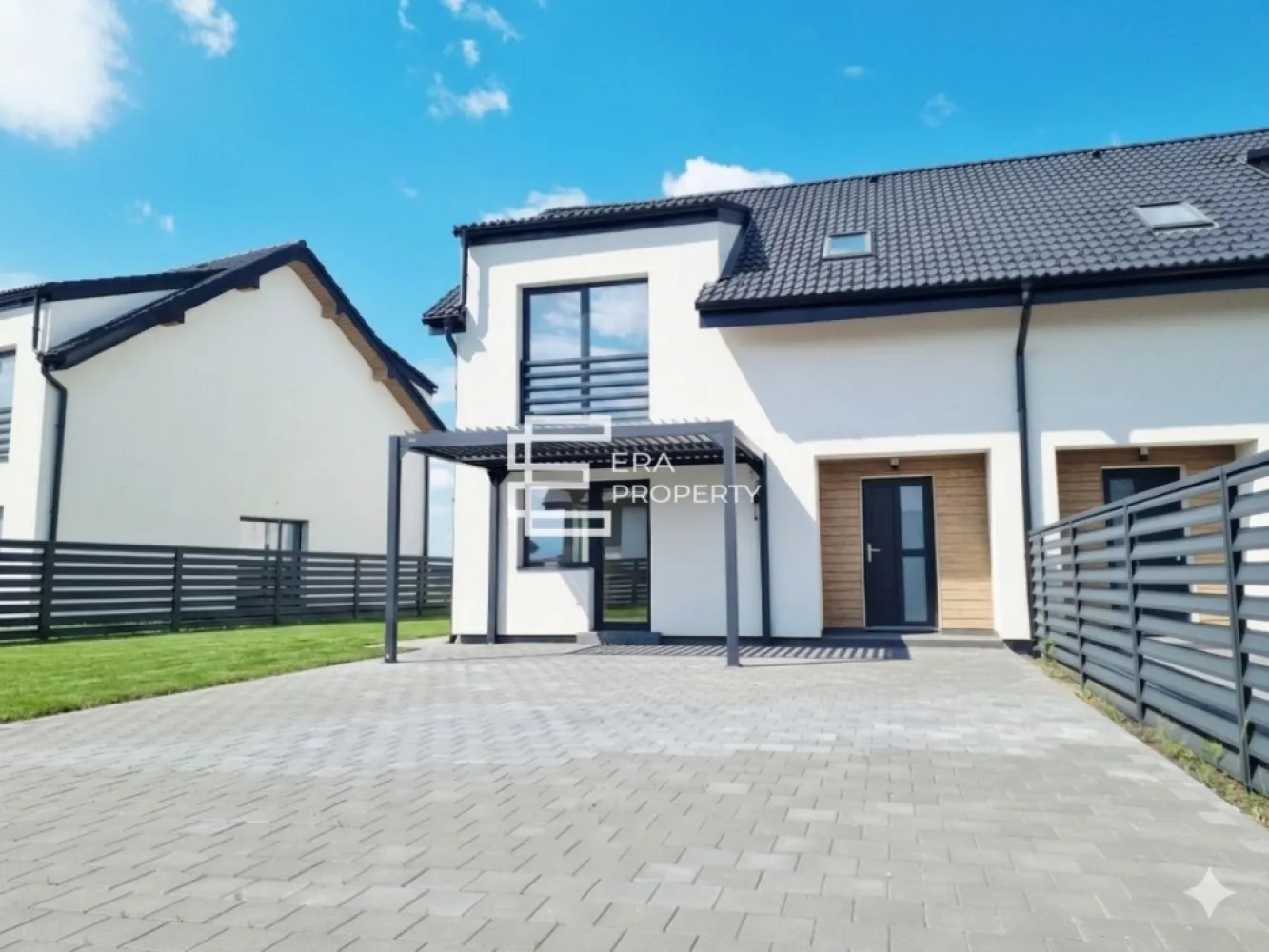 Duplex modern 4 camere, 110 mp utili, teren 380 mp – Șura Mică - 𝐂𝐚𝐬𝐚 𝐥𝐚 𝐜𝐡𝐞𝐢𝐞, 𝐜𝐮 𝐢𝐧𝐜𝐚𝐥𝐳𝐢𝐫𝐞 𝐢𝐧 𝐩𝐚𝐫𝐝𝐨𝐬𝐞𝐚𝐥𝐚, 𝐩𝐨𝐦𝐩𝐚 𝐝𝐞 𝐜𝐚𝐥𝐝𝐮𝐫𝐚 𝐬𝐢 𝐜𝐮𝐫𝐭𝐞 𝐠𝐞𝐧𝐞𝐫𝐨𝐚𝐬𝐚
-𝐂𝐨𝐧𝐟𝐨𝐫𝐭 𝐦𝐨𝐝𝐞𝐫𝐧 𝐢𝐧𝐭𝐫-𝐨 𝐳𝐨𝐧𝐚 𝐥𝐢𝐧𝐢𝐬𝐭𝐢𝐭𝐚, 𝐚𝐩𝐫𝐨𝐚𝐩𝐞 𝐝𝐞 𝐒𝐢𝐛𝐢𝐮- 

 𝐂𝐎𝐌𝐈𝐒𝐈𝐎𝐍 𝟎

Vă propunem spre vânzare un duplex modern cu 4 camere și 2 băi, situat în Șura Mică, într-un cartier nou, plăcut organizat, ideal pentru o familie care caută spațiu, confort și intimitate aproape de Sibiu.

Locuința are o suprafață utilă de 110 mp și beneficiază de un teren aferent de 380 mp, cu o curte generoasă, însorită, potrivită pentru relaxare, grill, zonă verde sau spațiu de joacă pentru copii.

Casa este construită pe două niveluri, în sistem de case alăturate, cu ziduri duble, oferind un plus de confort și intimitate.

𝐂𝐨𝐦𝐩𝐚𝐫𝐭𝐢𝐦𝐞𝐧𝐭𝐚𝐫𝐞 : 
𝐏𝐚𝐫𝐭𝐞𝐫: terasă la intrare; hol de acces; living spațios cu zonă de dining și bucătărie; baie; cameră tehnică / debara; acces către terasa din față și terasa din spate.
Zona de zi este amplă, luminoasă, cu ferestre mari și un flux foarte bun pentru viața de familie, permițând amenajări variate.
𝐄𝐭𝐚𝐣:hol; 3 dormitoare; baie cu duș și cadă.

Casa dispune și de pod pentru depozitare, cu acces pe scară batantă.

𝐃𝐨𝐭𝐚𝐫𝐢 𝐬𝐢 𝐟𝐢𝐧𝐢𝐬𝐚𝐣𝐞: Imobilul se predă finisat la cheie conform pozelor din anunt atât la exterior, cât și la interior, fiind pregătit pentru mutare.

𝐃𝐨𝐭𝐚𝐫𝐢 𝐢𝐦𝐩𝐨𝐫𝐭𝐚𝐧𝐭𝐞:
încălzire în pardoseală;
pompă de căldură Mitsubishi;
izolație cu polistiren de 15 cm;
utilități branșate: apă, canalizare și curent;
pregătire pentru panouri fotovoltaice;
terasă privată;
carport opțional;
alei pavate și zonă verde în curte.

𝐋𝐨𝐜𝐚𝐥𝐢𝐳𝐚𝐫𝐞:
Proprietatea este situată în Șura Mică, într-o zonă liniștită, dar cu acces rapid către Sibiu.
În apropiere se află magazine, iar accesul către Aeroportul Sibiu, Autostradă și Zona Industrială Vest se face rapid. Ocna Sibiului se află la aproximativ 2 km, iar zona oferă acces către lacuri naturale și spații de relaxare.

Cartierul este în dezvoltare, cu infrastructură în lucru: trotuare asfaltate, iluminat stradal, spațiu comercial, grădiniță și zonă de recreere incluse în proiect.

Această locuință este potrivită pentru o familie care caută o casă modernă, eficientă energetic, cu o curte generoasă și mutare fără griji.