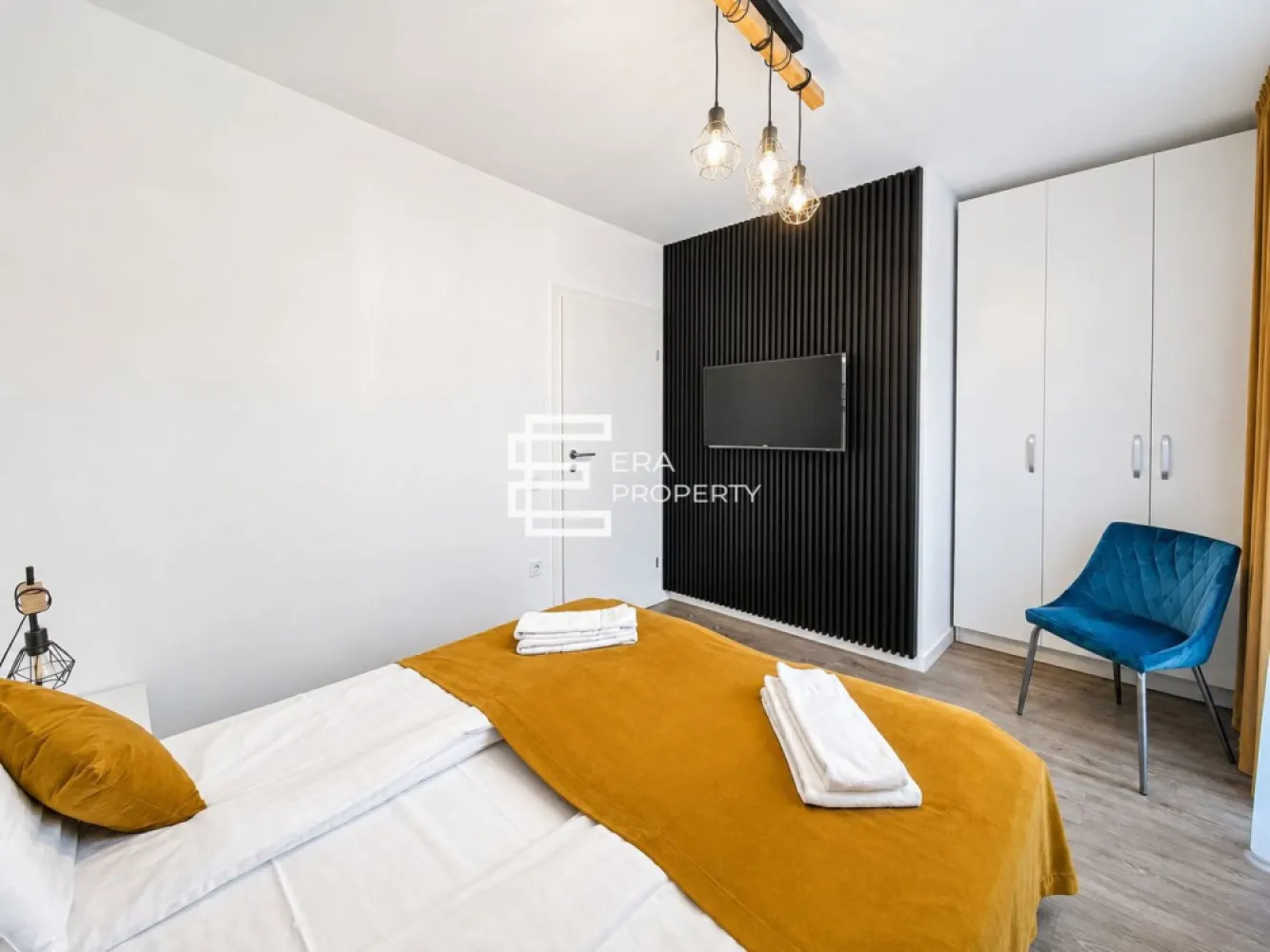 Apartament modern cu 2 unități tip studio, 2 băi și 2 terase - 𝐂𝐨𝐧𝐬𝐭𝐫𝐮𝐜𝐭𝐢𝐞 𝐧𝐨𝐮𝐚, 𝐜𝐥𝐚𝐬𝐚 𝐞𝐧𝐞𝐫𝐠𝐞𝐭𝐢𝐜𝐚 𝐀, 𝐢𝐧𝐜𝐚𝐥𝐳𝐢𝐫𝐞 𝐢𝐧 𝐩𝐚𝐫𝐝𝐨𝐬𝐞𝐚𝐥𝐚, 𝐥𝐢𝐟𝐭, 𝐭𝐞𝐫𝐚𝐬𝐞 𝐬𝐢 𝐯𝐞𝐝𝐞𝐫𝐞 𝐬𝐩𝐫𝐞 𝐦𝐮𝐧𝐭𝐢. 𝐏𝐨𝐭𝐫𝐢𝐯𝐢𝐭 𝐩𝐞𝐧𝐭𝐫𝐮 𝐥𝐨𝐜𝐮𝐢𝐫𝐞 𝐬𝐚𝐮 𝐢𝐧𝐯𝐞𝐬𝐭𝐢𝐭𝐢𝐞.

Vă propunem spre vânzare un apartament modern, situat într-un ansamblu rezidențial nou din Sibiu, la etajul 1, într-un imobil dotat cu lift.

Apartamentul este configurat practic în două unități tip studio, fiecare având compartimentare completă și funcțională. Această structură oferă flexibilitate atât pentru locuire, cât și pentru investiție.

Poate fi folosit ca locuință spațioasă, cu 2 dormitoare, 2 băi și 2 terase, sau poate fi exploatat ca investiție, prin închirierea separată a celor două unități.

𝐂𝐨𝐦𝐩𝐚𝐫𝐭𝐢𝐦𝐞𝐧𝐭𝐚𝐫𝐞:
 Fiecare studio dispune de: hol, living cu bucătărie open space; dormitor; baie; terasă.

Prin utilizarea împreună a celor două unități, rezultă un apartament generos, cu: 2 zone de living cu bucătărie;2 dormitoare;
2 băi; 2 terase. 

𝐃𝐨𝐭𝐚𝐫𝐢 𝐬𝐢 𝐚𝐯𝐚𝐧𝐭𝐚𝐣𝐞
construcție nouă;
𝐜𝐥𝐚𝐬𝐚 𝐞𝐧𝐞𝐫𝐠𝐞𝐭𝐢𝐜𝐚 𝐀;
𝐢𝐧𝐜𝐚𝐥𝐳𝐢𝐫𝐞 𝐢𝐧 𝐩𝐚𝐫𝐝𝐨𝐬𝐞𝐚𝐥𝐚;
imobil cu lift;
𝐚𝐩𝐚𝐫𝐚𝐭 𝐚𝐞𝐫 𝐜𝐨𝐧𝐝𝐢𝐭𝐢𝐨𝐧𝐚𝐭 𝐦𝐨𝐧𝐭𝐚𝐭;
𝟐 𝐥𝐨𝐜𝐮𝐫𝐢 𝐝𝐞 𝐩𝐚𝐫𝐜𝐚𝐫𝐞 𝐢𝐧𝐜𝐥𝐮𝐬𝐞;
etaj 1;
vedere plăcută spre munți;
spații luminoase, cu orientare bună;
potrivit pentru locuire sau investiție.

Apartamentul este o alegere practică pentru cei care caută o locuință modernă, dar și pentru cumpărătorii interesați de randament investițional, datorită posibilității de utilizare separată a celor două unități.

Comision 0% pentru cumpărător