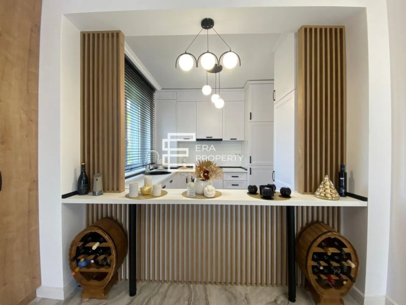 Apartament 2 camere, mobilat și utilat Parcare inclusă | zona DaVinci - Apartament 2 camere, mobilat și utilat Parcare inclusă | Ansamblu nou 2025

Vă propunem spre vânzare un apartament cu 2 camere, situat într-un ansamblu rezidențial nou, finalizat în anul 2025, ideal pentru cei care își doresc o locuință modernă, complet pregătită pentru mutare.

Apartamentul are o suprafață utilă de 53 mp și beneficiază de un balcon de 9.42 mp, fiind compartimentat astfel: hol, bucătărie, baie, living cu acces pe balcon și dormitor.

Locuința se vinde complet mobilată și utilată, exact ca în fotografii. Mobilierul este realizat la comandă, iar electrocasnicele sunt incluse în preț, astfel încât viitorul proprietar nu mai are nevoie de investiții suplimentare. Că era prea simplu să cumperi apartament și după să mai cauți mobilă 3 luni.

Dotări și finisaje:
încălzire în pardoseală, prin centrală proprie;
bucătărie mobilată și utilată complet;
living mobilat cu canapea extensibilă și zonă de dining;
dormitor cu pat matrimonial, dressing generos și riflaje decorative;
baie mobilată și utilată;
ușă metalică la intrare;
uși interioare Porta Doors;
tâmplărie PVC cu geam termopan;
pardoseli din gresie;
pereți finisați cu vopsea lavabilă și faianță.

Apartamentul este situat la parter, are vedere panoramică, neobturată, iar în preț este inclus și un loc de parcare.

Ansamblul oferă un cadru rezidențial aerisit, cu spații verzi, parc de joacă pentru copii și acces rapid către Zona Industrială Vest, la aproximativ 5 minute. Aproximativ 45% din suprafața ansamblului este dedicată zonelor verzi.

Utilități și dotări ale imobilului:
curent, apă, canalizare, gaz;
fibră optică, CATV, telefon;
contorizare separată;
bloc izolat termic;
videointerfon;
senzor de fum;
spații de agrement în ansamblu.

Este o proprietate potrivită atât pentru locuință proprie, cât și pentru investiție, datorită faptului că se predă complet mobilată și utilată, fără costuri suplimentare după achiziție.

Pentru mai multe detalii sau pentru programarea unei vizionări, vă rugăm să ne contactați.