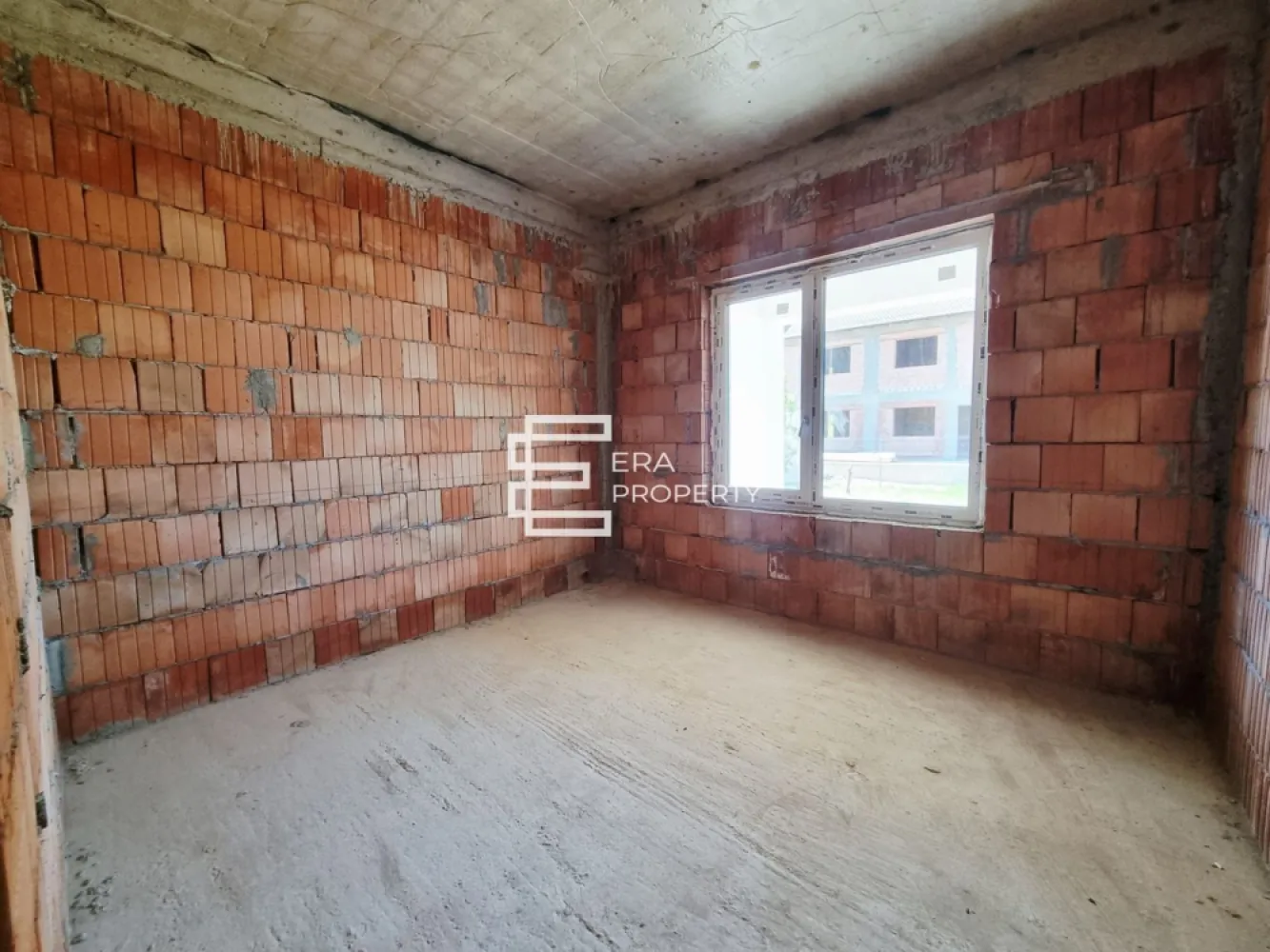 Casă individuala, 500 mp teren, 3 dormitoare, Șelimbăr Tineretului - Casă individuală pe un singur nivel | 500 mp teren | Șelimbăr – Cartier Tineretului

Se oferă spre vânzare o casă individuală, dispusă integral pe parter, situată în Șelimbăr, Cartier Tineretului, într-o zonă rezidențială aflată în dezvoltare. Proprietatea este potrivită pentru o familie care își dorește spațiu, intimitate și posibilitatea de a-și amenaja locuința după propriile preferințe.

Casa este amplasată pe un teren de 500 mp și are o suprafață construită de 165 mp, respectiv o suprafață utilă de aproximativ 130 mp. Compartimentarea este practică și echilibrată, cu o zonă de zi generoasă și spații de odihnă bine delimitate.

Locuința este compusă din:
living cu bucătărie open space, în suprafață de aproximativ 49,71 mp;
3 dormitoare;
2 băi;
cameră tehnică;
hol generos;
terasă acoperită de aproximativ 12,15 mp, cu acces direct din zona de living.

Accesul principal este separat și bine definit, iar circulația interioară este eficientă, locuința fiind gândită pentru confort și funcționalitate.

Casa se predă în stadiul actual: exterior izolat cu polistiren și decorativă aplicată, geamuri montate, uși de acces montate, interior la roșu și curte neamenajată. Utilitățile sunt disponibile la poartă.

Un avantaj important al proprietății este faptul că locuința este construită pe un singur nivel, fără scări interioare, aspect care oferă un plus de confort atât pentru familiile cu copii, cât și pentru persoanele care își doresc o locuință practică pe termen lung.

Proprietatea reprezintă o oportunitate bună pentru cei care caută o casă individuală cu teren generos, într-o zonă liniștită din Șelimbăr, cu posibilitatea de finalizare și amenajare după propriul stil.