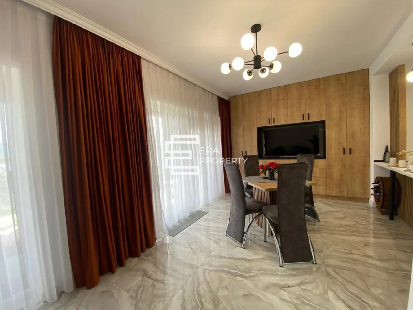 Apartament 2 camere, mobilat și utilat Parcare inclusă | zona DaVinci - Apartament 2 camere, mobilat și utilat Parcare inclusă | Ansamblu nou 2025

Vă propunem spre vânzare un apartament cu 2 camere, situat într-un ansamblu rezidențial nou, finalizat în anul 2025, ideal pentru cei care își doresc o locuință modernă, complet pregătită pentru mutare.

Apartamentul are o suprafață utilă de 53 mp și beneficiază de un balcon de 9.42 mp, fiind compartimentat astfel: hol, bucătărie, baie, living cu acces pe balcon și dormitor.

Locuința se vinde complet mobilată și utilată, exact ca în fotografii. Mobilierul este realizat la comandă, iar electrocasnicele sunt incluse în preț, astfel încât viitorul proprietar nu mai are nevoie de investiții suplimentare. Că era prea simplu să cumperi apartament și după să mai cauți mobilă 3 luni.

Dotări și finisaje:
încălzire în pardoseală, prin centrală proprie;
bucătărie mobilată și utilată complet;
living mobilat cu canapea extensibilă și zonă de dining;
dormitor cu pat matrimonial, dressing generos și riflaje decorative;
baie mobilată și utilată;
ușă metalică la intrare;
uși interioare Porta Doors;
tâmplărie PVC cu geam termopan;
pardoseli din gresie;
pereți finisați cu vopsea lavabilă și faianță.

Apartamentul este situat la parter, are vedere panoramică, neobturată, iar în preț este inclus și un loc de parcare.

Ansamblul oferă un cadru rezidențial aerisit, cu spații verzi, parc de joacă pentru copii și acces rapid către Zona Industrială Vest, la aproximativ 5 minute. Aproximativ 45% din suprafața ansamblului este dedicată zonelor verzi.

Utilități și dotări ale imobilului:
curent, apă, canalizare, gaz;
fibră optică, CATV, telefon;
contorizare separată;
bloc izolat termic;
videointerfon;
senzor de fum;
spații de agrement în ansamblu.

Este o proprietate potrivită atât pentru locuință proprie, cât și pentru investiție, datorită faptului că se predă complet mobilată și utilată, fără costuri suplimentare după achiziție.

Pentru mai multe detalii sau pentru programarea unei vizionări, vă rugăm să ne contactați.