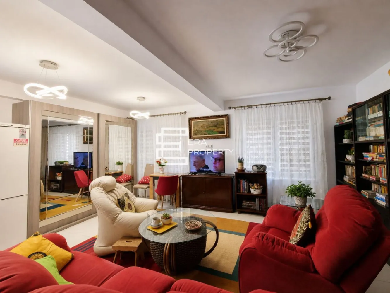 Apartament 2 camere spațios, 64 mp utili + balcon | etaj 1 | Turnisor - Apartament 2 camere spațios, 64 mp utili + balcon | etaj 1 | Turnișor

ERA Property propune spre vânzare un apartament spațios cu 2 camere, situat în Turnișor, pe strada Eduard Albert Bieltz, într-un imobil nou, finalizat în 2020.

Apartamentul este amplasat la etajul 1 din 2 și are o suprafață utilă de 64,40 mp, la care se adaugă un balcon de 3,30 mp. Loc de parcare suprateran inclus în preț. Opțional, se poate achiziționa separat și loc de parcare subteran.

Locuința este configurată în prezent ca apartament cu 2 camere, cu living generos, bucătărie separată, dormitor, baie principală, baie secundară utilizată ca spațiu de depozitare și balcon. În documentație, apartamentul este prevăzut ca 3 camere, iar compartimentarea poate fi readusă la forma inițială.

Beneficiază de încălzire în pardoseală, jaluzele exterioare din aluminiu, plase de țânțari, bucătărie mobilată și utilată, dulapuri pentru depozitare și finisaje bine întreținute.
Imobilul are curte interioară cu loc de joacă, iar zona oferă acces rapid către centrul Sibiului, Aeroport, zona industrială Vest și principalele artere de circulație ale orașului. În apropiere se află stații de autobuz, magazine, farmacii, bănci și alte puncte de interes.