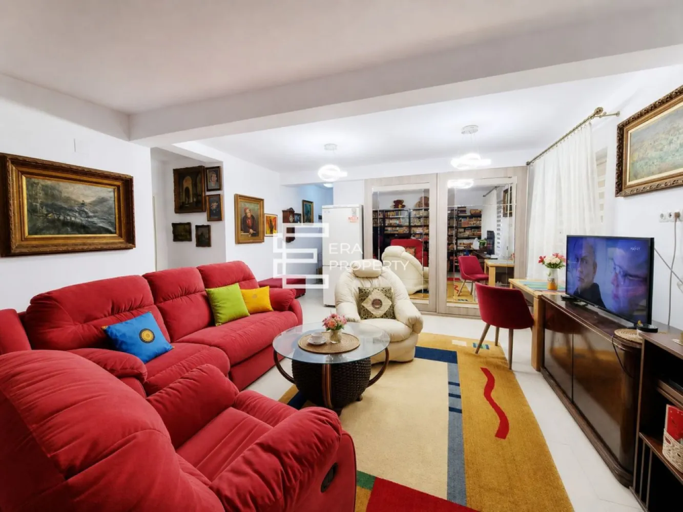 Apartament 2 camere spațios, 64 mp utili + balcon | etaj 1 | Turnisor - Apartament 2 camere spațios, 64 mp utili + balcon | etaj 1 | Turnișor

ERA Property propune spre vânzare un apartament spațios cu 2 camere, situat în Turnișor, pe strada Eduard Albert Bieltz, într-un imobil nou, finalizat în 2020.

Apartamentul este amplasat la etajul 1 din 2 și are o suprafață utilă de 64,40 mp, la care se adaugă un balcon de 3,30 mp. Loc de parcare suprateran inclus în preț. Opțional, se poate achiziționa separat și loc de parcare subteran.

Locuința este configurată în prezent ca apartament cu 2 camere, cu living generos, bucătărie separată, dormitor, baie principală, baie secundară utilizată ca spațiu de depozitare și balcon. În documentație, apartamentul este prevăzut ca 3 camere, iar compartimentarea poate fi readusă la forma inițială.

Beneficiază de încălzire în pardoseală, jaluzele exterioare din aluminiu, plase de țânțari, bucătărie mobilată și utilată, dulapuri pentru depozitare și finisaje bine întreținute.
Imobilul are curte interioară cu loc de joacă, iar zona oferă acces rapid către centrul Sibiului, Aeroport, zona industrială Vest și principalele artere de circulație ale orașului. În apropiere se află stații de autobuz, magazine, farmacii, bănci și alte puncte de interes.