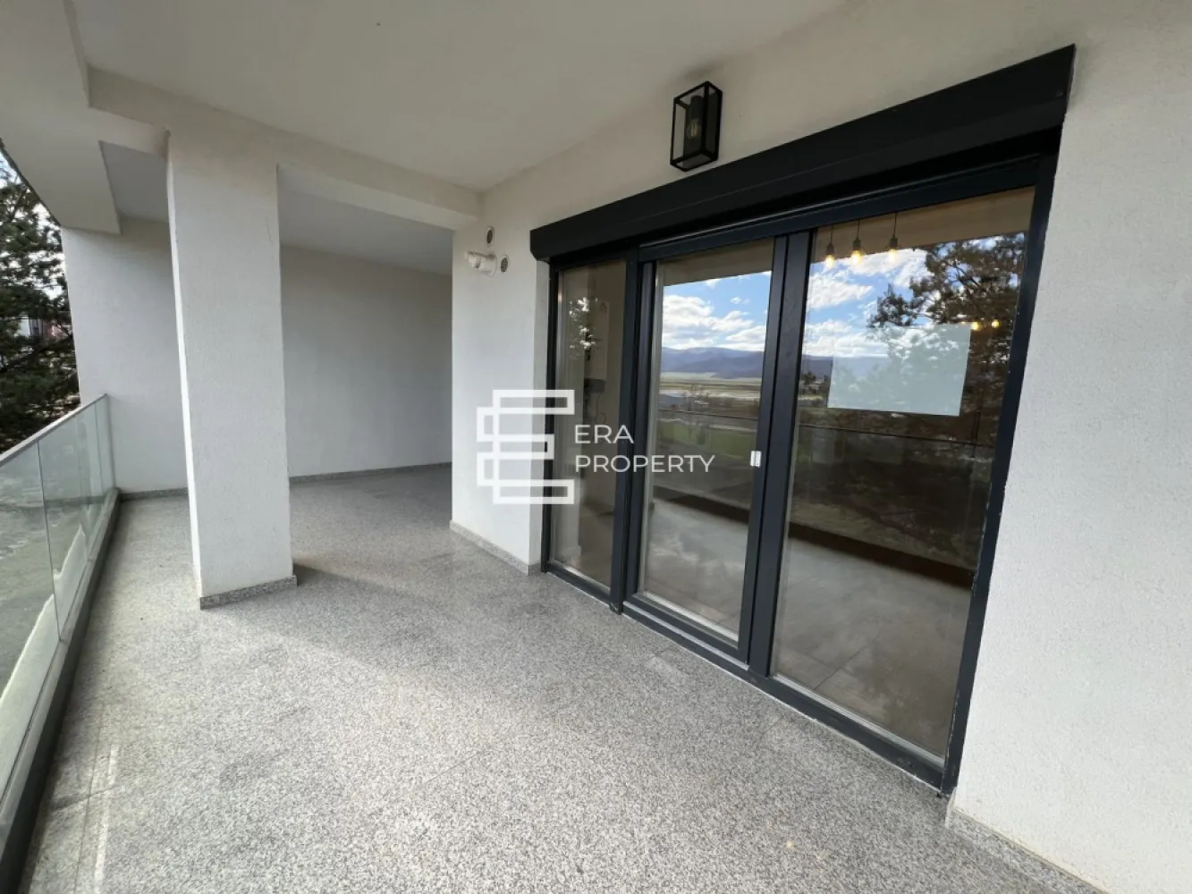 Apartament 2 camere 52mp - terasa 18 mp- zona de Vest Sibiu - 𝐀𝐩𝐚𝐫𝐭𝐚𝐦𝐞𝐧𝐭 𝟐 𝐜𝐚𝐦𝐞𝐫𝐞 𝐜𝐮 𝐥𝐨𝐠𝐢𝐞 𝐠𝐞𝐧𝐞𝐫𝐨𝐚𝐬𝐚̆ – 𝐃𝐚𝐕𝐢𝐧𝐜𝐢 𝐇𝐨𝐦𝐞𝐬, 𝐳𝐨𝐧𝐚 𝐝𝐞 𝐕𝐞𝐬𝐭 𝐒𝐢𝐛𝐢𝐮

 𝐂𝐨𝐦𝐢𝐬𝐢𝐨𝐧 𝟎% 𝐥𝐚 𝐚𝐜𝐡𝐢𝐳𝐢𝐭̦𝐢𝐨𝐧𝐚𝐫𝐞

ERA Property Sibiu vă propune spre vânzare un apartament cu 2 camere, situat în cartierul rezidențial DaVinci Homes, în zona de Vest a orașului Sibiu – o zonă aerisită, modernă, cu acces facil către oraș, aeroport și principalele puncte de interes.

Apartamentul este amplasat la parter înalt și are o suprafață utilă de 52,06 mp, la care se adaugă o logie generoasă de 18,46 mp, cu orientare sudică și închidere cu sticlă securizată.

Compartimentat astfel: hol acces, living cu bucatarie open space, 1 dormitor, baie, terasa cu acces din toate incaperile.
Apartamentul se preda la stadiul de ALB: pereti finisati cu lavanila alba, centrala termica, incalzire in pardoseala, sapa elicopterizata, instalatii termice , electice si sanitare trase pe pozitii.
Beneficiaza de un loc de parcare inclus.

𝐀𝐯𝐚𝐧𝐭𝐚𝐣𝐞 𝐚𝐧𝐬𝐚𝐦𝐛𝐥𝐮 𝐃𝐚𝐕𝐢𝐧𝐜𝐢 𝐇𝐨𝐦𝐞𝐬:
ansamblu rezidențial nou;
izolație cu vată bazaltică;
45% spații verzi;
fațade cu larice siberian și piatră naturală;
locuri de joacă amenajate în cadrul ansamblului;
acces facil, fără ambuteiaje;
4 căi de acces către și dinspre ansamblu.

Locuința poate fi achiziționată și prin credit bancar.

***𝐈𝐦𝐚𝐠𝐢𝐧𝐢𝐥𝐞 𝐚𝐩𝐚𝐫𝐭̦𝐢𝐧 𝐮𝐧𝐮𝐢 𝐚𝐩𝐚𝐫𝐭𝐚𝐦𝐞𝐧𝐭 𝐬𝐢𝐦𝐢𝐥𝐚𝐫 𝐬̦𝐢 𝐬𝐮𝐧𝐭 𝐚𝐟𝐢𝐬̦𝐚𝐭𝐞 𝐜𝐮 𝐭𝐢𝐭𝐥𝐮 𝐢𝐧𝐟𝐨𝐫𝐦𝐚𝐭𝐢𝐯.
𝐏𝐫𝐞𝐝𝐚𝐫𝐞: 𝐦𝐚𝐢 𝟐𝟎𝟐𝟔