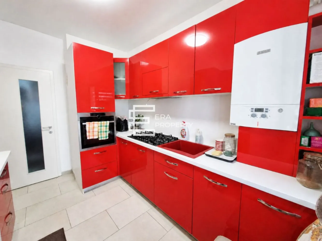 Apartament 2 camere spațios, 64 mp utili + balcon | etaj 1 | Turnisor - Apartament 2 camere spațios, 64 mp utili + balcon | etaj 1 | Turnișor

ERA Property propune spre vânzare un apartament spațios cu 2 camere, situat în Turnișor, pe strada Eduard Albert Bieltz, într-un imobil nou, finalizat în 2020.

Apartamentul este amplasat la etajul 1 din 2 și are o suprafață utilă de 64,40 mp, la care se adaugă un balcon de 3,30 mp. Loc de parcare suprateran inclus în preț. Opțional, se poate achiziționa separat și loc de parcare subteran.

Locuința este configurată în prezent ca apartament cu 2 camere, cu living generos, bucătărie separată, dormitor, baie principală, baie secundară utilizată ca spațiu de depozitare și balcon. În documentație, apartamentul este prevăzut ca 3 camere, iar compartimentarea poate fi readusă la forma inițială.

Beneficiază de încălzire în pardoseală, jaluzele exterioare din aluminiu, plase de țânțari, bucătărie mobilată și utilată, dulapuri pentru depozitare și finisaje bine întreținute.
Imobilul are curte interioară cu loc de joacă, iar zona oferă acces rapid către centrul Sibiului, Aeroport, zona industrială Vest și principalele artere de circulație ale orașului. În apropiere se află stații de autobuz, magazine, farmacii, bănci și alte puncte de interes.