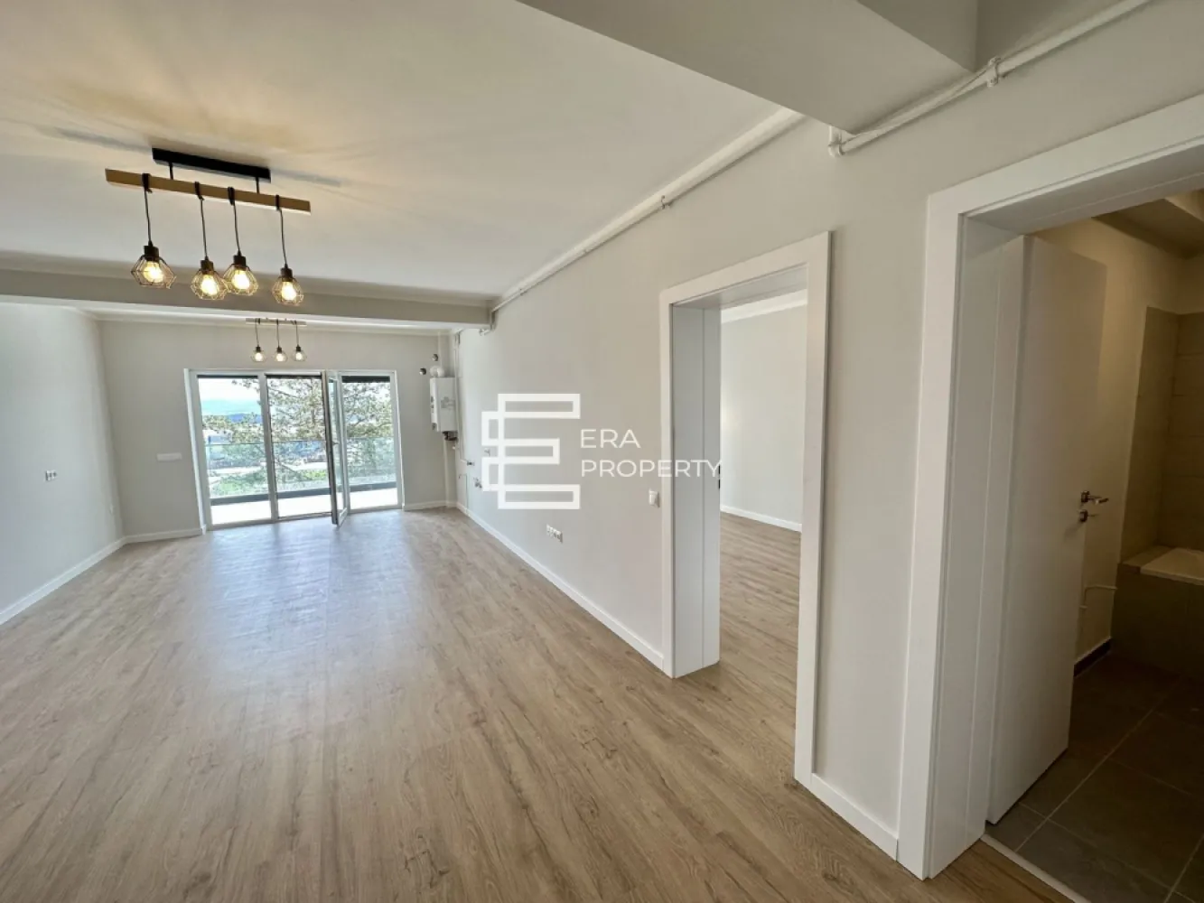Apartament 2 camere 52mp - terasa 18 mp- zona de Vest Sibiu - 𝐀𝐩𝐚𝐫𝐭𝐚𝐦𝐞𝐧𝐭 𝟐 𝐜𝐚𝐦𝐞𝐫𝐞 𝐜𝐮 𝐥𝐨𝐠𝐢𝐞 𝐠𝐞𝐧𝐞𝐫𝐨𝐚𝐬𝐚̆ – 𝐃𝐚𝐕𝐢𝐧𝐜𝐢 𝐇𝐨𝐦𝐞𝐬, 𝐳𝐨𝐧𝐚 𝐝𝐞 𝐕𝐞𝐬𝐭 𝐒𝐢𝐛𝐢𝐮

 𝐂𝐨𝐦𝐢𝐬𝐢𝐨𝐧 𝟎% 𝐥𝐚 𝐚𝐜𝐡𝐢𝐳𝐢𝐭̦𝐢𝐨𝐧𝐚𝐫𝐞

ERA Property Sibiu vă propune spre vânzare un apartament cu 2 camere, situat în cartierul rezidențial DaVinci Homes, în zona de Vest a orașului Sibiu – o zonă aerisită, modernă, cu acces facil către oraș, aeroport și principalele puncte de interes.

Apartamentul este amplasat la parter înalt și are o suprafață utilă de 52,06 mp, la care se adaugă o logie generoasă de 18,46 mp, cu orientare sudică și închidere cu sticlă securizată.

Compartimentat astfel: hol acces, living cu bucatarie open space, 1 dormitor, baie, terasa cu acces din toate incaperile.
Apartamentul se preda la stadiul de ALB: pereti finisati cu lavanila alba, centrala termica, incalzire in pardoseala, sapa elicopterizata, instalatii termice , electice si sanitare trase pe pozitii.
Beneficiaza de un loc de parcare inclus.

𝐀𝐯𝐚𝐧𝐭𝐚𝐣𝐞 𝐚𝐧𝐬𝐚𝐦𝐛𝐥𝐮 𝐃𝐚𝐕𝐢𝐧𝐜𝐢 𝐇𝐨𝐦𝐞𝐬:
ansamblu rezidențial nou;
izolație cu vată bazaltică;
45% spații verzi;
fațade cu larice siberian și piatră naturală;
locuri de joacă amenajate în cadrul ansamblului;
acces facil, fără ambuteiaje;
4 căi de acces către și dinspre ansamblu.

Locuința poate fi achiziționată și prin credit bancar.

***𝐈𝐦𝐚𝐠𝐢𝐧𝐢𝐥𝐞 𝐚𝐩𝐚𝐫𝐭̦𝐢𝐧 𝐮𝐧𝐮𝐢 𝐚𝐩𝐚𝐫𝐭𝐚𝐦𝐞𝐧𝐭 𝐬𝐢𝐦𝐢𝐥𝐚𝐫 𝐬̦𝐢 𝐬𝐮𝐧𝐭 𝐚𝐟𝐢𝐬̦𝐚𝐭𝐞 𝐜𝐮 𝐭𝐢𝐭𝐥𝐮 𝐢𝐧𝐟𝐨𝐫𝐦𝐚𝐭𝐢𝐯.
𝐏𝐫𝐞𝐝𝐚𝐫𝐞: 𝐦𝐚𝐢 𝟐𝟎𝟐𝟔