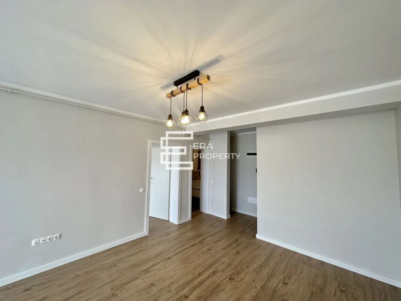 Apartament 2 camere 52mp - terasa 18 mp- zona de Vest Sibiu - 𝐀𝐩𝐚𝐫𝐭𝐚𝐦𝐞𝐧𝐭 𝟐 𝐜𝐚𝐦𝐞𝐫𝐞 𝐜𝐮 𝐥𝐨𝐠𝐢𝐞 𝐠𝐞𝐧𝐞𝐫𝐨𝐚𝐬𝐚̆ – 𝐃𝐚𝐕𝐢𝐧𝐜𝐢 𝐇𝐨𝐦𝐞𝐬, 𝐳𝐨𝐧𝐚 𝐝𝐞 𝐕𝐞𝐬𝐭 𝐒𝐢𝐛𝐢𝐮

 𝐂𝐨𝐦𝐢𝐬𝐢𝐨𝐧 𝟎% 𝐥𝐚 𝐚𝐜𝐡𝐢𝐳𝐢𝐭̦𝐢𝐨𝐧𝐚𝐫𝐞

ERA Property Sibiu vă propune spre vânzare un apartament cu 2 camere, situat în cartierul rezidențial DaVinci Homes, în zona de Vest a orașului Sibiu – o zonă aerisită, modernă, cu acces facil către oraș, aeroport și principalele puncte de interes.

Apartamentul este amplasat la parter înalt și are o suprafață utilă de 52,06 mp, la care se adaugă o logie generoasă de 18,46 mp, cu orientare sudică și închidere cu sticlă securizată.

Compartimentat astfel: hol acces, living cu bucatarie open space, 1 dormitor, baie, terasa cu acces din toate incaperile.
Apartamentul se preda la stadiul de ALB: pereti finisati cu lavanila alba, centrala termica, incalzire in pardoseala, sapa elicopterizata, instalatii termice , electice si sanitare trase pe pozitii.
Beneficiaza de un loc de parcare inclus.

𝐀𝐯𝐚𝐧𝐭𝐚𝐣𝐞 𝐚𝐧𝐬𝐚𝐦𝐛𝐥𝐮 𝐃𝐚𝐕𝐢𝐧𝐜𝐢 𝐇𝐨𝐦𝐞𝐬:
ansamblu rezidențial nou;
izolație cu vată bazaltică;
45% spații verzi;
fațade cu larice siberian și piatră naturală;
locuri de joacă amenajate în cadrul ansamblului;
acces facil, fără ambuteiaje;
4 căi de acces către și dinspre ansamblu.

Locuința poate fi achiziționată și prin credit bancar.

***𝐈𝐦𝐚𝐠𝐢𝐧𝐢𝐥𝐞 𝐚𝐩𝐚𝐫𝐭̦𝐢𝐧 𝐮𝐧𝐮𝐢 𝐚𝐩𝐚𝐫𝐭𝐚𝐦𝐞𝐧𝐭 𝐬𝐢𝐦𝐢𝐥𝐚𝐫 𝐬̦𝐢 𝐬𝐮𝐧𝐭 𝐚𝐟𝐢𝐬̦𝐚𝐭𝐞 𝐜𝐮 𝐭𝐢𝐭𝐥𝐮 𝐢𝐧𝐟𝐨𝐫𝐦𝐚𝐭𝐢𝐯.
𝐏𝐫𝐞𝐝𝐚𝐫𝐞: 𝐦𝐚𝐢 𝟐𝟎𝟐𝟔