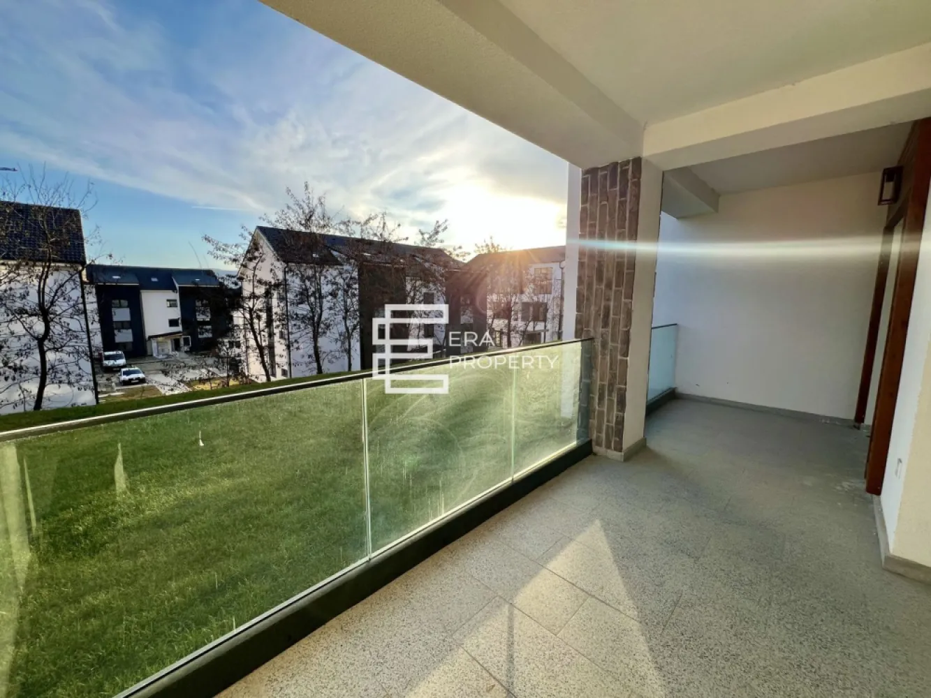 Apartament 3 camere/71 mp, /LA CHEIE /zona Industriala Vest - Apartament 3 camere 71 mp in Zona Industriala Vest, Cristian, Sibiu - Comision 0%

- 
 ***Comision 0%***

- Situat intr- o zona deosebita, la DOAR 4 minute de Zona Industriala Vest si Aeroport. Accesibilitate si lipsa ambuteiajelor rutiere. DaVinci Homes are 4 intrari - iesiri. Intrare facila spre Sibiu prin 3 rute diferite: (1) centura Sud, (2) centura Nord, (3) DN Sibiu - Cristian.
-Suprafață utilă de 71 mp la care se mai adauga un balcon de 12 mp.
-Compartimentare: hol de acces, living, bucătărie separată, 2 dormitoare, 2 bai, balcon accesibil din toate incaperile.
- Acest apartament se va preda la stadiul de finisat la cheie : incalzire in pardoseala, peretii finisati cu lavabila alba, parchet, gresie, usi de interior, bai complet utilate, prize intrerupatoare, aparat de aer conditionat inclus.
Avantaje:
• un loc de parcare inclus in pretul apartamentului;
• incalzire in pardoseala;
• izolatie cu vata bazaltica;
• balcon complet finisat la cheie, cu granit si balustrade din sticla securizata;
• jaluzele exterioare electrice;
• casa scarii placata cu granit;
• exteriorul la cheie, cu insertii de larice siberian si piatra naturala;
• relief spectaculos sistematizat vertical in trepte de nivel, cu balcoane orientate spre SUD cu priveliste spre munti.
- Zona linistita, aer curat, locuri de joaca pentru copii, terenuri pentru sport, trotuare pavate, strazi asfaltate, spatii verzi).
-Mod de plata agreat : cash/credit.
 

*** Pozele sunt cu titlu de prezentare.
Pret: 135000 euro 

Pentru mai multe detalii, te invităm să ne contactezi!

𝐃𝐚𝐕𝐢𝐧𝐜𝐢 𝐇𝐨𝐦𝐞𝐬 – 𝐂𝐚𝐫𝐭𝐢𝐞𝐫 𝐫𝐞𝐳𝐢𝐝𝐞𝐧𝐭𝐢𝐚𝐥 𝐩𝐫𝐞𝐦𝐢𝐮𝐦 𝐢𝐧 𝐳𝐨𝐧𝐚 𝐝𝐞 𝐕𝐞𝐬𝐭, 𝐒𝐢𝐛𝐢𝐮
Ansamblu modern situat în Cristian, la doar 4 minute de Zona Industrială Vest și 15 minute de centrul orașului.
Apartamente de lux cu încălzire în pardoseală, jaluzele electrice, aer condiționat, finisaje la cheie, balcoane cu granit și sticlă securizată.

✔️ 45% spații verzi
✔️ Vile cu regim redus (6–12 apartamente)
✔️ Arhitectură unitară și vedere panoramică spre munți
✔️ Drumuri pavate, 4 căi de acces, 4 locuri de joacă
✔️ Predare la cheie sau mobilat și utilat

📍 Cristian – zonă aerisită, acces rapid, intimitate și confort ridicat.