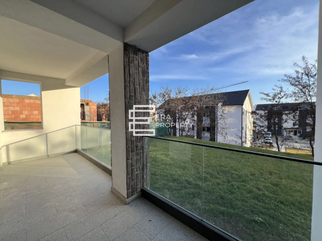 Apartament 3 camere/71 mp, /LA CHEIE /zona Industriala Vest - Apartament 3 camere 71 mp in Zona Industriala Vest, Cristian, Sibiu - Comision 0%

- 
 ***Comision 0%***

- Situat intr- o zona deosebita, la DOAR 4 minute de Zona Industriala Vest si Aeroport. Accesibilitate si lipsa ambuteiajelor rutiere. DaVinci Homes are 4 intrari - iesiri. Intrare facila spre Sibiu prin 3 rute diferite: (1) centura Sud, (2) centura Nord, (3) DN Sibiu - Cristian.
-Suprafață utilă de 71 mp la care se mai adauga un balcon de 12 mp.
-Compartimentare: hol de acces, living, bucătărie separată, 2 dormitoare, 2 bai, balcon accesibil din toate incaperile.
- Acest apartament se va preda la stadiul de finisat la cheie : incalzire in pardoseala, peretii finisati cu lavabila alba, parchet, gresie, usi de interior, bai complet utilate, prize intrerupatoare, aparat de aer conditionat inclus.
Avantaje:
• un loc de parcare inclus in pretul apartamentului;
• incalzire in pardoseala;
• izolatie cu vata bazaltica;
• balcon complet finisat la cheie, cu granit si balustrade din sticla securizata;
• jaluzele exterioare electrice;
• casa scarii placata cu granit;
• exteriorul la cheie, cu insertii de larice siberian si piatra naturala;
• relief spectaculos sistematizat vertical in trepte de nivel, cu balcoane orientate spre SUD cu priveliste spre munti.
- Zona linistita, aer curat, locuri de joaca pentru copii, terenuri pentru sport, trotuare pavate, strazi asfaltate, spatii verzi).
-Mod de plata agreat : cash/credit.
 

*** Pozele sunt cu titlu de prezentare.
Pret: 135000 euro 

Pentru mai multe detalii, te invităm să ne contactezi!

𝐃𝐚𝐕𝐢𝐧𝐜𝐢 𝐇𝐨𝐦𝐞𝐬 – 𝐂𝐚𝐫𝐭𝐢𝐞𝐫 𝐫𝐞𝐳𝐢𝐝𝐞𝐧𝐭𝐢𝐚𝐥 𝐩𝐫𝐞𝐦𝐢𝐮𝐦 𝐢𝐧 𝐳𝐨𝐧𝐚 𝐝𝐞 𝐕𝐞𝐬𝐭, 𝐒𝐢𝐛𝐢𝐮
Ansamblu modern situat în Cristian, la doar 4 minute de Zona Industrială Vest și 15 minute de centrul orașului.
Apartamente de lux cu încălzire în pardoseală, jaluzele electrice, aer condiționat, finisaje la cheie, balcoane cu granit și sticlă securizată.

✔️ 45% spații verzi
✔️ Vile cu regim redus (6–12 apartamente)
✔️ Arhitectură unitară și vedere panoramică spre munți
✔️ Drumuri pavate, 4 căi de acces, 4 locuri de joacă
✔️ Predare la cheie sau mobilat și utilat

📍 Cristian – zonă aerisită, acces rapid, intimitate și confort ridicat.