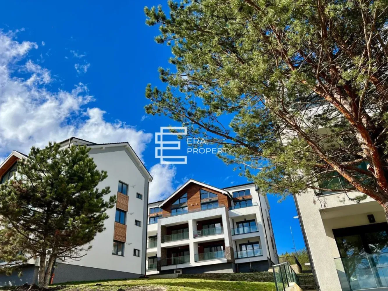 Apartament 3 camere/71 mp, /LA CHEIE /zona Industriala Vest - Apartament 3 camere 71 mp in Zona Industriala Vest, Cristian, Sibiu - Comision 0%

- 
 ***Comision 0%***

- Situat intr- o zona deosebita, la DOAR 4 minute de Zona Industriala Vest si Aeroport. Accesibilitate si lipsa ambuteiajelor rutiere. DaVinci Homes are 4 intrari - iesiri. Intrare facila spre Sibiu prin 3 rute diferite: (1) centura Sud, (2) centura Nord, (3) DN Sibiu - Cristian.
-Suprafață utilă de 71 mp la care se mai adauga un balcon de 12 mp.
-Compartimentare: hol de acces, living, bucătărie separată, 2 dormitoare, 2 bai, balcon accesibil din toate incaperile.
- Acest apartament se va preda la stadiul de finisat la cheie : incalzire in pardoseala, peretii finisati cu lavabila alba, parchet, gresie, usi de interior, bai complet utilate, prize intrerupatoare, aparat de aer conditionat inclus.
Avantaje:
• un loc de parcare inclus in pretul apartamentului;
• incalzire in pardoseala;
• izolatie cu vata bazaltica;
• balcon complet finisat la cheie, cu granit si balustrade din sticla securizata;
• jaluzele exterioare electrice;
• casa scarii placata cu granit;
• exteriorul la cheie, cu insertii de larice siberian si piatra naturala;
• relief spectaculos sistematizat vertical in trepte de nivel, cu balcoane orientate spre SUD cu priveliste spre munti.
- Zona linistita, aer curat, locuri de joaca pentru copii, terenuri pentru sport, trotuare pavate, strazi asfaltate, spatii verzi).
-Mod de plata agreat : cash/credit.
 

*** Pozele sunt cu titlu de prezentare.
Pret: 135000 euro 

Pentru mai multe detalii, te invităm să ne contactezi!

𝐃𝐚𝐕𝐢𝐧𝐜𝐢 𝐇𝐨𝐦𝐞𝐬 – 𝐂𝐚𝐫𝐭𝐢𝐞𝐫 𝐫𝐞𝐳𝐢𝐝𝐞𝐧𝐭𝐢𝐚𝐥 𝐩𝐫𝐞𝐦𝐢𝐮𝐦 𝐢𝐧 𝐳𝐨𝐧𝐚 𝐝𝐞 𝐕𝐞𝐬𝐭, 𝐒𝐢𝐛𝐢𝐮
Ansamblu modern situat în Cristian, la doar 4 minute de Zona Industrială Vest și 15 minute de centrul orașului.
Apartamente de lux cu încălzire în pardoseală, jaluzele electrice, aer condiționat, finisaje la cheie, balcoane cu granit și sticlă securizată.

✔️ 45% spații verzi
✔️ Vile cu regim redus (6–12 apartamente)
✔️ Arhitectură unitară și vedere panoramică spre munți
✔️ Drumuri pavate, 4 căi de acces, 4 locuri de joacă
✔️ Predare la cheie sau mobilat și utilat

📍 Cristian – zonă aerisită, acces rapid, intimitate și confort ridicat.