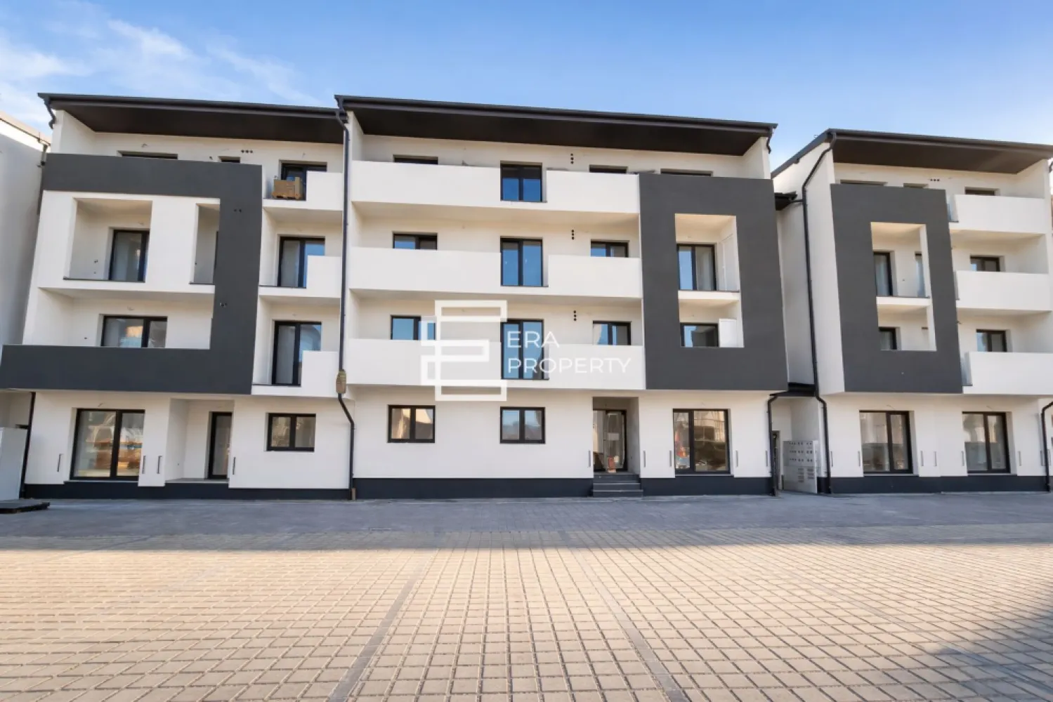 Apartament 2 camere, 58 mp-ETAJ 1-- Doamna Stanca, Selimbar - Apartament 2 camere -56.68 mp-etaj 1- Doamna Stanca, Selimbar

Vă propunem spre vânzare un apartament cu 2 camere, situat în Șelimbăr, zona Doamna Stanca, la etajul 1 al unui imobil nou, construit în anul 2025, parte dintr-un complex rezidențial modern, amplasat într-o zonă în plină dezvoltare, aproape de punctele de interes din oraș.

Apartamentul are o suprafață utilă de 58 mp și este compartimentat eficient astfel: hol de acces, living generos, bucătărie separată, dormitor și baie. Separat de suprafața utilă, proprietatea beneficiază de un balcon spațios de 8,25 mp, prevăzut și cu debară, cu acces atât din living, cât și din bucătărie.

Locuința se predă la stadiul de alb și dispune de: ușă metalică antiefracție placată cu MDF, pereți tencuiți, gletuiți și zugrăviți cu lavabilă albă în două straturi, șapă autonivelantă semiuscată elicopterizată, tâmplărie PVC Salamander cu 5 camere și 3 foi de sticlă, centrală termică proprie Bosch în condensare, încălzire în pardoseală, instalații electrice și sanitare trase la poziție, precum și balcon finisat, placat cu gresie antiderapantă.

Apartamentul beneficiază și de loc de parcare amenajat în fața imobilului.

Complexul rezidențial oferă:
locuri de parcare private pentru locatari
grădini destinate apartamentelor de la parter
stradă asfaltată și iluminată
acces securizat

***Imaginile sunt utilizate cu titlu de prezentare.

Preț apartament etaj 1: 122000 euro, cu TVA de 21% inclus

Pentru mai multe detalii sau pentru stabilirea unei vizionări, vă invităm să ne contactați.