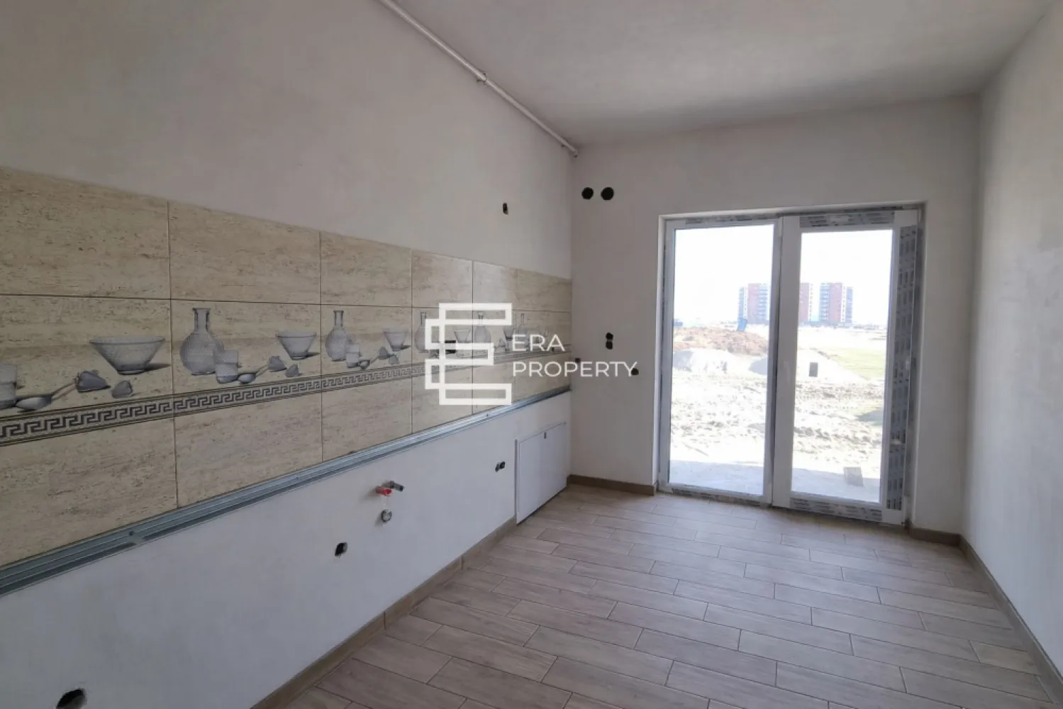 Apartament 2 camere, 58 mp-ETAJ 1-- Doamna Stanca, Selimbar - Apartament 2 camere -56.68 mp-etaj 1- Doamna Stanca, Selimbar

Vă propunem spre vânzare un apartament cu 2 camere, situat în Șelimbăr, zona Doamna Stanca, la etajul 1 al unui imobil nou, construit în anul 2025, parte dintr-un complex rezidențial modern, amplasat într-o zonă în plină dezvoltare, aproape de punctele de interes din oraș.

Apartamentul are o suprafață utilă de 58 mp și este compartimentat eficient astfel: hol de acces, living generos, bucătărie separată, dormitor și baie. Separat de suprafața utilă, proprietatea beneficiază de un balcon spațios de 8,25 mp, prevăzut și cu debară, cu acces atât din living, cât și din bucătărie.

Locuința se predă la stadiul de alb și dispune de: ușă metalică antiefracție placată cu MDF, pereți tencuiți, gletuiți și zugrăviți cu lavabilă albă în două straturi, șapă autonivelantă semiuscată elicopterizată, tâmplărie PVC Salamander cu 5 camere și 3 foi de sticlă, centrală termică proprie Bosch în condensare, încălzire în pardoseală, instalații electrice și sanitare trase la poziție, precum și balcon finisat, placat cu gresie antiderapantă.

Apartamentul beneficiază și de loc de parcare amenajat în fața imobilului.

Complexul rezidențial oferă:
locuri de parcare private pentru locatari
grădini destinate apartamentelor de la parter
stradă asfaltată și iluminată
acces securizat

***Imaginile sunt utilizate cu titlu de prezentare.

Preț apartament etaj 1: 122000 euro, cu TVA de 21% inclus

Pentru mai multe detalii sau pentru stabilirea unei vizionări, vă invităm să ne contactați.