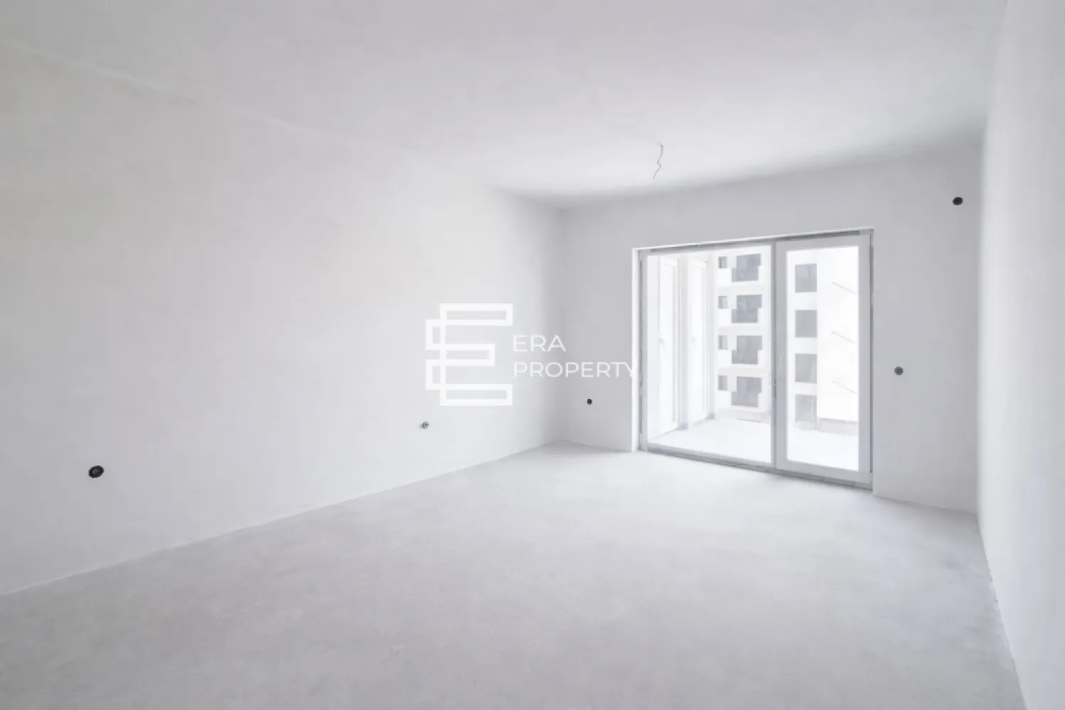 Apartament 2 camere, 58 mp-ETAJ 1-- Doamna Stanca, Selimbar - Apartament 2 camere -56.68 mp-etaj 1- Doamna Stanca, Selimbar

Vă propunem spre vânzare un apartament cu 2 camere, situat în Șelimbăr, zona Doamna Stanca, la etajul 1 al unui imobil nou, construit în anul 2025, parte dintr-un complex rezidențial modern, amplasat într-o zonă în plină dezvoltare, aproape de punctele de interes din oraș.

Apartamentul are o suprafață utilă de 58 mp și este compartimentat eficient astfel: hol de acces, living generos, bucătărie separată, dormitor și baie. Separat de suprafața utilă, proprietatea beneficiază de un balcon spațios de 8,25 mp, prevăzut și cu debară, cu acces atât din living, cât și din bucătărie.

Locuința se predă la stadiul de alb și dispune de: ușă metalică antiefracție placată cu MDF, pereți tencuiți, gletuiți și zugrăviți cu lavabilă albă în două straturi, șapă autonivelantă semiuscată elicopterizată, tâmplărie PVC Salamander cu 5 camere și 3 foi de sticlă, centrală termică proprie Bosch în condensare, încălzire în pardoseală, instalații electrice și sanitare trase la poziție, precum și balcon finisat, placat cu gresie antiderapantă.

Apartamentul beneficiază și de loc de parcare amenajat în fața imobilului.

Complexul rezidențial oferă:
locuri de parcare private pentru locatari
grădini destinate apartamentelor de la parter
stradă asfaltată și iluminată
acces securizat

***Imaginile sunt utilizate cu titlu de prezentare.

Preț apartament etaj 1: 122000 euro, cu TVA de 21% inclus

Pentru mai multe detalii sau pentru stabilirea unei vizionări, vă invităm să ne contactați.
