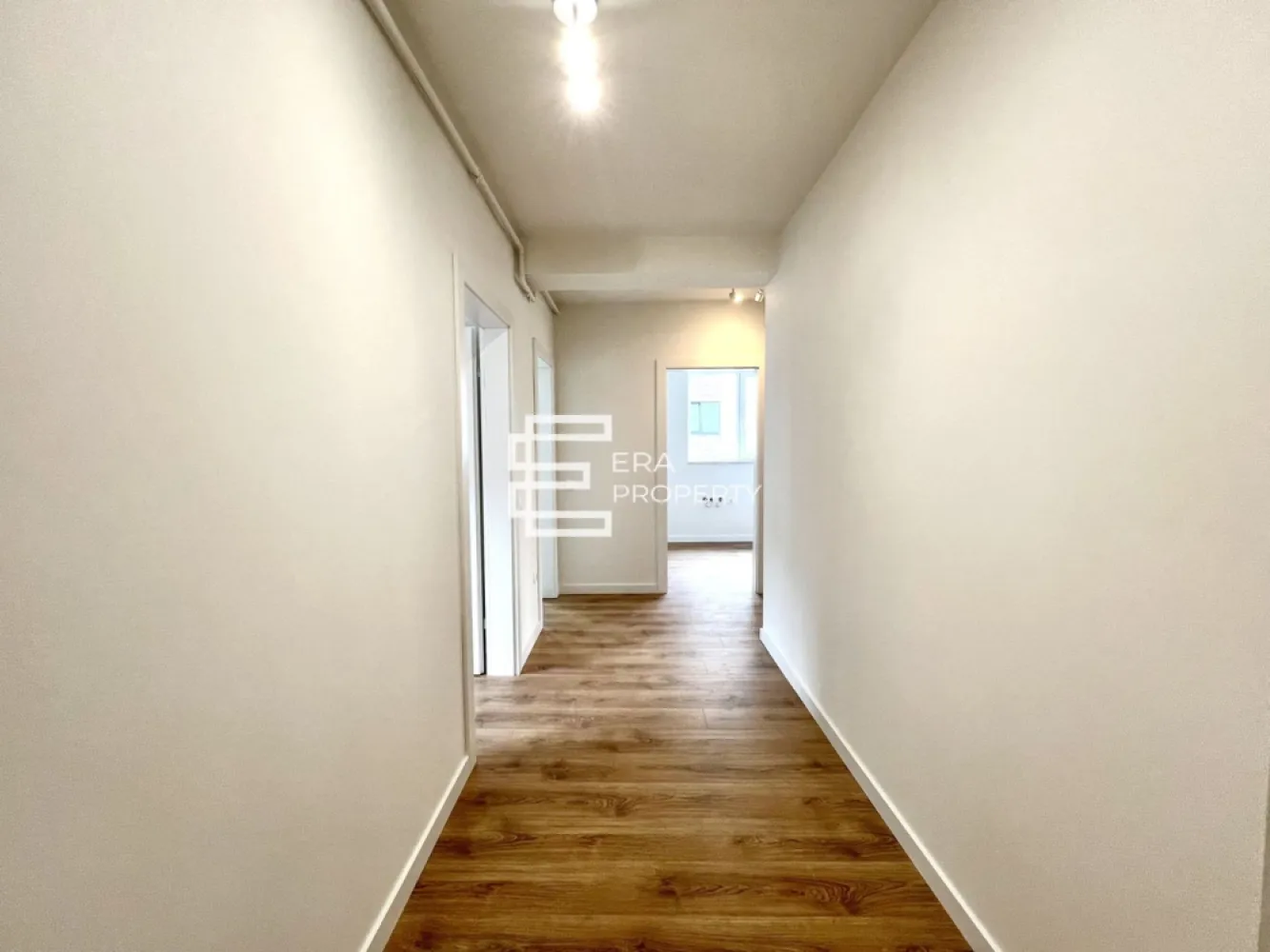 Apartament 3 camere/71 mp, /LA CHEIE /zona Industriala Vest - Apartament 3 camere 71 mp in Zona Industriala Vest, Cristian, Sibiu - Comision 0%

- 
 ***Comision 0%***

- Situat intr- o zona deosebita, la DOAR 4 minute de Zona Industriala Vest si Aeroport. Accesibilitate si lipsa ambuteiajelor rutiere. DaVinci Homes are 4 intrari - iesiri. Intrare facila spre Sibiu prin 3 rute diferite: (1) centura Sud, (2) centura Nord, (3) DN Sibiu - Cristian.
-Suprafață utilă de 71 mp la care se mai adauga un balcon de 12 mp.
-Compartimentare: hol de acces, living, bucătărie separată, 2 dormitoare, 2 bai, balcon accesibil din toate incaperile.
- Acest apartament se va preda la stadiul de finisat la cheie : incalzire in pardoseala, peretii finisati cu lavabila alba, parchet, gresie, usi de interior, bai complet utilate, prize intrerupatoare, aparat de aer conditionat inclus.
Avantaje:
• un loc de parcare inclus in pretul apartamentului;
• incalzire in pardoseala;
• izolatie cu vata bazaltica;
• balcon complet finisat la cheie, cu granit si balustrade din sticla securizata;
• jaluzele exterioare electrice;
• casa scarii placata cu granit;
• exteriorul la cheie, cu insertii de larice siberian si piatra naturala;
• relief spectaculos sistematizat vertical in trepte de nivel, cu balcoane orientate spre SUD cu priveliste spre munti.
- Zona linistita, aer curat, locuri de joaca pentru copii, terenuri pentru sport, trotuare pavate, strazi asfaltate, spatii verzi).
-Mod de plata agreat : cash/credit.
 

*** Pozele sunt cu titlu de prezentare.
Pret: 135000 euro 

Pentru mai multe detalii, te invităm să ne contactezi!

𝐃𝐚𝐕𝐢𝐧𝐜𝐢 𝐇𝐨𝐦𝐞𝐬 – 𝐂𝐚𝐫𝐭𝐢𝐞𝐫 𝐫𝐞𝐳𝐢𝐝𝐞𝐧𝐭𝐢𝐚𝐥 𝐩𝐫𝐞𝐦𝐢𝐮𝐦 𝐢𝐧 𝐳𝐨𝐧𝐚 𝐝𝐞 𝐕𝐞𝐬𝐭, 𝐒𝐢𝐛𝐢𝐮
Ansamblu modern situat în Cristian, la doar 4 minute de Zona Industrială Vest și 15 minute de centrul orașului.
Apartamente de lux cu încălzire în pardoseală, jaluzele electrice, aer condiționat, finisaje la cheie, balcoane cu granit și sticlă securizată.

✔️ 45% spații verzi
✔️ Vile cu regim redus (6–12 apartamente)
✔️ Arhitectură unitară și vedere panoramică spre munți
✔️ Drumuri pavate, 4 căi de acces, 4 locuri de joacă
✔️ Predare la cheie sau mobilat și utilat

📍 Cristian – zonă aerisită, acces rapid, intimitate și confort ridicat.
