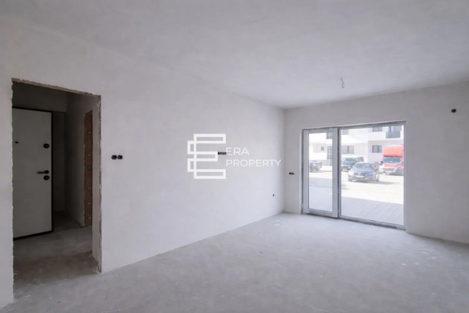 Apartament 2 camere, 58 mp-ETAJ 1-- Doamna Stanca, Selimbar - Apartament 2 camere -56.68 mp-etaj 1- Doamna Stanca, Selimbar

Vă propunem spre vânzare un apartament cu 2 camere, situat în Șelimbăr, zona Doamna Stanca, la etajul 1 al unui imobil nou, construit în anul 2025, parte dintr-un complex rezidențial modern, amplasat într-o zonă în plină dezvoltare, aproape de punctele de interes din oraș.

Apartamentul are o suprafață utilă de 58 mp și este compartimentat eficient astfel: hol de acces, living generos, bucătărie separată, dormitor și baie. Separat de suprafața utilă, proprietatea beneficiază de un balcon spațios de 8,25 mp, prevăzut și cu debară, cu acces atât din living, cât și din bucătărie.

Locuința se predă la stadiul de alb și dispune de: ușă metalică antiefracție placată cu MDF, pereți tencuiți, gletuiți și zugrăviți cu lavabilă albă în două straturi, șapă autonivelantă semiuscată elicopterizată, tâmplărie PVC Salamander cu 5 camere și 3 foi de sticlă, centrală termică proprie Bosch în condensare, încălzire în pardoseală, instalații electrice și sanitare trase la poziție, precum și balcon finisat, placat cu gresie antiderapantă.

Apartamentul beneficiază și de loc de parcare amenajat în fața imobilului.

Complexul rezidențial oferă:
locuri de parcare private pentru locatari
grădini destinate apartamentelor de la parter
stradă asfaltată și iluminată
acces securizat

***Imaginile sunt utilizate cu titlu de prezentare.

Preț apartament etaj 1: 122000 euro, cu TVA de 21% inclus

Pentru mai multe detalii sau pentru stabilirea unei vizionări, vă invităm să ne contactați.