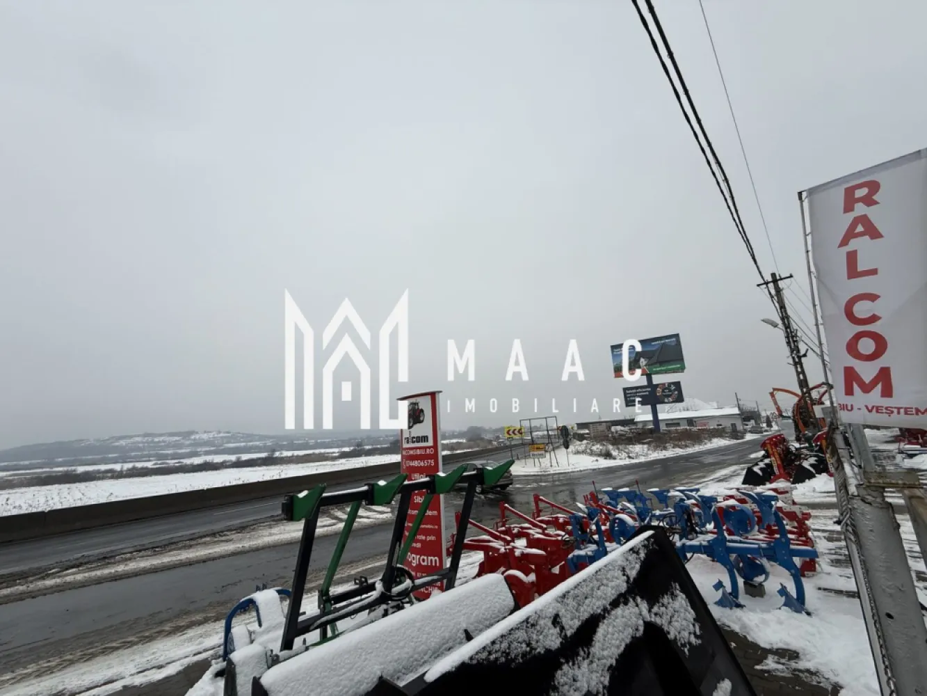 Spatiu comercial | La strada | 200 MP | Teren 300MP | Vestem - MAAC Imobiliare vă prezintă spre închiriere un spațiu comercial situat stradal, la intrarea în localitatea Veștem, într-o zonă cu trafic intens și vizibilitate excelentă, ideal pentru activități comerciale, logistice sau de producție ușoară. Caracteristici: Spațiu comercial amplasat la stradă principală, cu acces direct din drumul principal. Suprafață utilă de 200 mp. Teren aferent în suprafață de 300 mp. Construcție pe un singur nivel. Acces și logistică: Acces marfă dedicat, inclusiv pentru TIR, ideal pentru aprovizionare și distribuție. Curte generoasă, potrivită pentru manevră, parcare sau zonă de încărcare-descărcare. Dotări și utilități: Curent trifazic, potrivit pentru echipamente industriale sau comerciale. Racordare la utilitățile generale. Spațiu adaptabil pentru diverse tipuri de activități. Funcționalitate și utilizări posibile: Pretabil pentru depozit, showroom, service, producție ușoară, atelier, distribuție sau comerț. Configurație flexibilă, ușor de personalizat în funcție de necesitățile chiriașului. Pentru mai multe detalii precizati telefonic ca ati vazut anuntul cu ID: CP2880553 }}