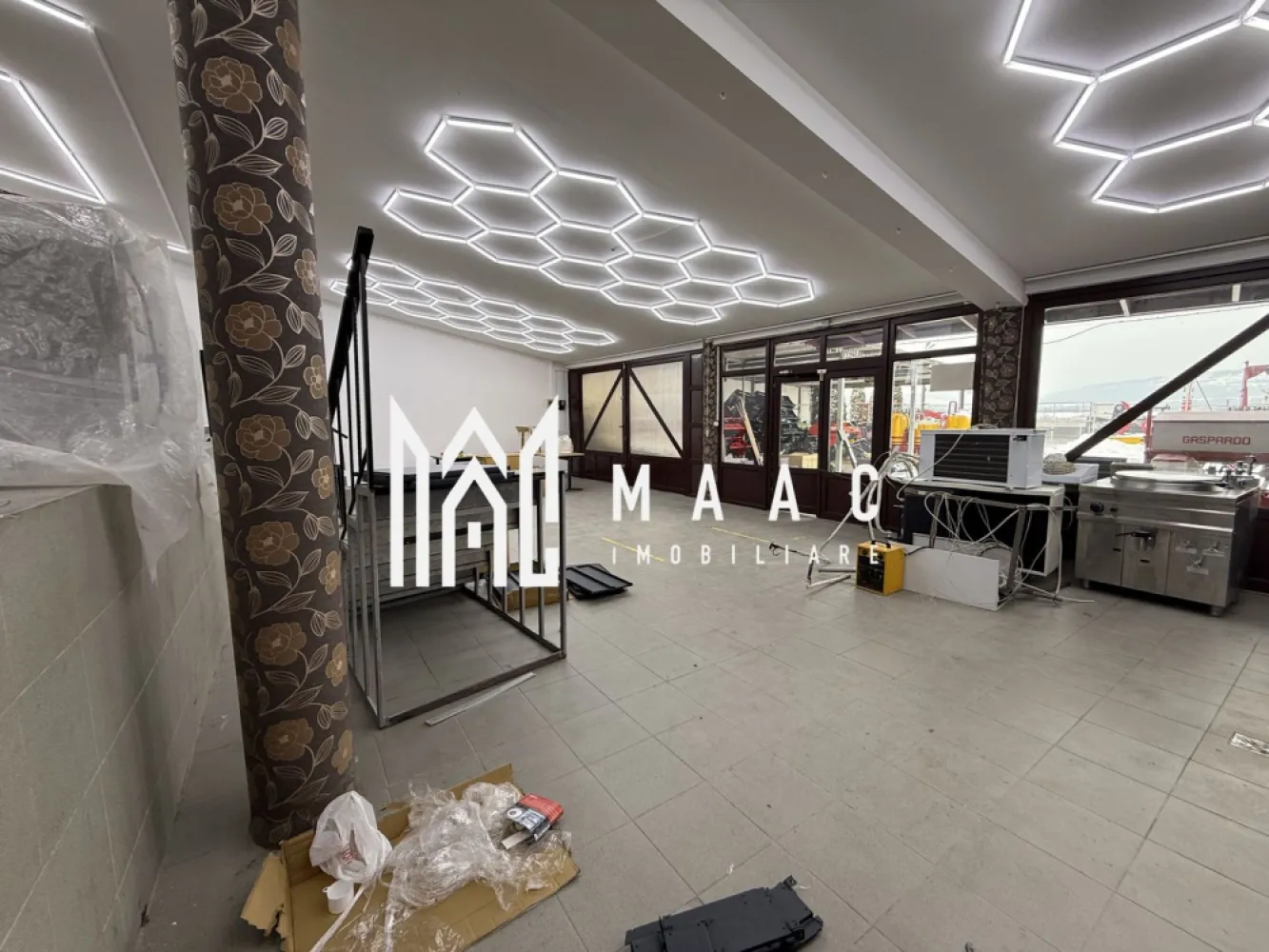 Spatiu comercial | La strada | 200 MP | Teren 300MP | Vestem - MAAC Imobiliare vă prezintă spre închiriere un spațiu comercial situat stradal, la intrarea în localitatea Veștem, într-o zonă cu trafic intens și vizibilitate excelentă, ideal pentru activități comerciale, logistice sau de producție ușoară. Caracteristici: Spațiu comercial amplasat la stradă principală, cu acces direct din drumul principal. Suprafață utilă de 200 mp. Teren aferent în suprafață de 300 mp. Construcție pe un singur nivel. Acces și logistică: Acces marfă dedicat, inclusiv pentru TIR, ideal pentru aprovizionare și distribuție. Curte generoasă, potrivită pentru manevră, parcare sau zonă de încărcare-descărcare. Dotări și utilități: Curent trifazic, potrivit pentru echipamente industriale sau comerciale. Racordare la utilitățile generale. Spațiu adaptabil pentru diverse tipuri de activități. Funcționalitate și utilizări posibile: Pretabil pentru depozit, showroom, service, producție ușoară, atelier, distribuție sau comerț. Configurație flexibilă, ușor de personalizat în funcție de necesitățile chiriașului. Pentru mai multe detalii precizati telefonic ca ati vazut anuntul cu ID: CP2880553 }}