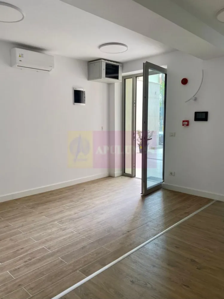Apartament imobil NOU - Cartierul Armenesc, Parter - Inchiriază un apartament în cel mai exclusivist proiect boutique - strada Licurg 2, situat în inima Cartierului Armenesc. 
OFERTA SPECIALA ( timp limitat )

Caracteristici principale:

Suprafaţă utilă: 84 mp
Dispunere: Parter
Conditii inchiriere: 
1500 euro + TVA lunar. Contract minim 24 luni. Garantie doua luni. Rezidential. 
Loc parcare subteran : 150 euro + TVA / loc. Exista 2 locuri de parcare asignate acestui apartament. 

Design elegant: Faţade cu detalii de piatră atent lucrate, integrate armonios în peisajul local.
Estetică tradiţională: Materiale, culori şi texturi alese pentru a menţine un aspect estetic în armonie cu stilul arhitectural al zonei.
Lumină naturală: Ferestre ample care permit luminii naturale să inunde spaţiile.

Avantaje:

Localizare centrală: Cartierul Armenesc, cu atmosferă vibrantă şi acces facil la toate facilităţile urbane.
Posibilitate de personalizare: Amenajare după gusturile şi necesităţile afacerii dvs.
NOTA: Apartamentul se poate achizitiona la pretul de 395.000 euro + TVA. Locuri parcare - 2 per apartament. 32.000 euro + TVA / loc parcare.
Comision Agentie 0 pentru cumparator.
Pentru detalii şi vizionări, contactaţi-ne!