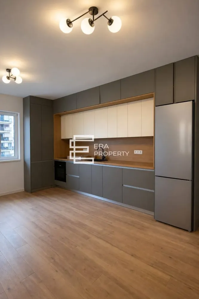 Apartament 3 camere, bloc nou, Calea Surii Mici-Zona de Vest - Apartament 3 camere, bloc nou, Calea Surii Mici-Zona de Vest 

Apartament 3 camere decomandat, situat atat la parterul înalt cat si la etajele intermediare ale unui imobil cu regim de înaltime P+6 Etaje+Etaj Retras.
Suprafata utila: 62.85 mp la care se aduga un balcon de 6,75 mp si o logie de de 2,45 mp .
Compartimentare eficienta: hol acces 2,75 m², camera de zi open space cu bucataria 26,55 m², 2 dormitoare: 14,75 m² respectiv 12 mp ,baie: 6,8 m², balcon de 6,75 m² si o logie de de 2,45 m².

Caracteristici tehnice:
Structură din beton armat cu stâlpi și grinzi solide.
Pereți exteriori din cărămidă Porotherm de 30 cm, izolație termică din polistiren de 10 cm
Tâmplărie exterioară PVC Salamander cu 5 camere și 3 foi de sticlă, glafuri de aluminiu
Balcoanele sunt finalizate cu gresie și sticlă securizată
Casa scării este placată cu gresie, iluminată cu plafoniere LED cu senzori de mișcare
Ascensor silențios cu capacitate de 6 persoane

-Apartamentul se predă la stadiul de ALB, inclusiv: ușă metalică anti-efracție, centrala pe gaz marca Bosch, încălzire în pardoseală, peretii finisati cu lavabila alba, instalatii termice si electrice pe pozitii, geamuri PVC 3 foi de sticla 7 camere.

Locuri de parcare: un loc de parcare inclus in pret, iar cel de-al doilea poate fi achizitionat pentru suma de 3000 Euro.
Loc de parcare subteran disponibil separat pentru 6000 euro.
Facilități ansamblu: alei pavate, trotuare, spații verzi și iluminat stradal, străzi asfaltate.
Mod de plata agreat :Se accepta plata atat prin credit bancar cat si din surse proprii. 

* Imagini cu titlu de prezentare – apartament similar.

Pret: 130 500 euro - la alb
 140 000 euro - la cheie
Tel: 0772 298 572

📍 Locație excelentă – aproape de transport public, magazine, școli și zona industrială vest.

Te așteptăm să descoperi noul tău apartament!