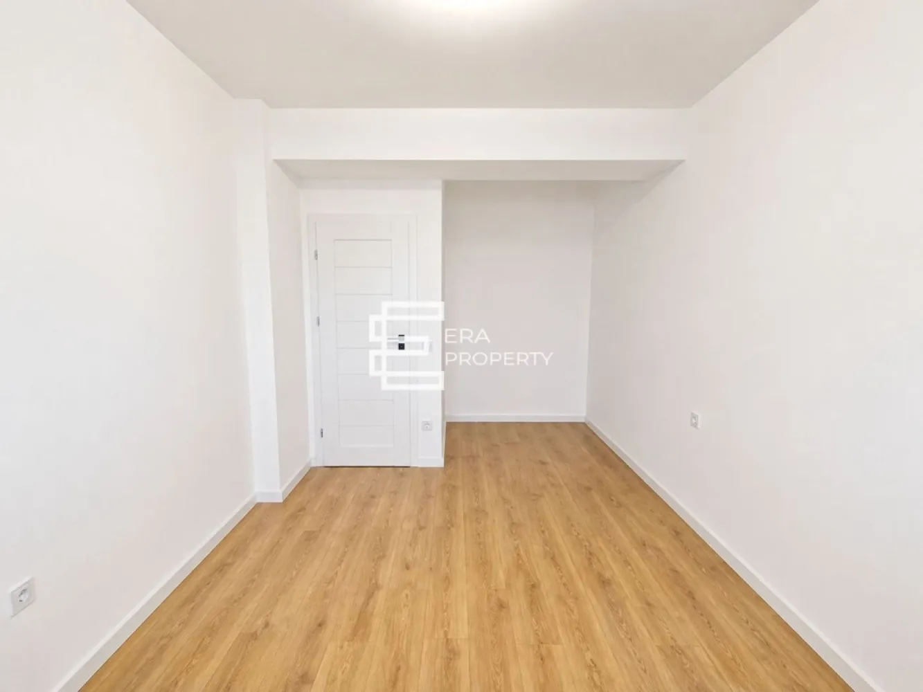 Apartament 3 camere, bloc nou, Calea Surii Mici-Zona de Vest - Apartament 3 camere, bloc nou, Calea Surii Mici-Zona de Vest 

Apartament 3 camere decomandat, situat atat la parterul înalt cat si la etajele intermediare ale unui imobil cu regim de înaltime P+6 Etaje+Etaj Retras.
Suprafata utila: 62.85 mp la care se aduga un balcon de 6,75 mp si o logie de de 2,45 mp .
Compartimentare eficienta: hol acces 2,75 m², camera de zi open space cu bucataria 26,55 m², 2 dormitoare: 14,75 m² respectiv 12 mp ,baie: 6,8 m², balcon de 6,75 m² si o logie de de 2,45 m².

Caracteristici tehnice:
Structură din beton armat cu stâlpi și grinzi solide.
Pereți exteriori din cărămidă Porotherm de 30 cm, izolație termică din polistiren de 10 cm
Tâmplărie exterioară PVC Salamander cu 5 camere și 3 foi de sticlă, glafuri de aluminiu
Balcoanele sunt finalizate cu gresie și sticlă securizată
Casa scării este placată cu gresie, iluminată cu plafoniere LED cu senzori de mișcare
Ascensor silențios cu capacitate de 6 persoane

-Apartamentul se predă la stadiul de ALB, inclusiv: ușă metalică anti-efracție, centrala pe gaz marca Bosch, încălzire în pardoseală, peretii finisati cu lavabila alba, instalatii termice si electrice pe pozitii, geamuri PVC 3 foi de sticla 7 camere.

Locuri de parcare: un loc de parcare inclus in pret, iar cel de-al doilea poate fi achizitionat pentru suma de 3000 Euro.
Loc de parcare subteran disponibil separat pentru 6000 euro.
Facilități ansamblu: alei pavate, trotuare, spații verzi și iluminat stradal, străzi asfaltate.
Mod de plata agreat :Se accepta plata atat prin credit bancar cat si din surse proprii. 

* Imagini cu titlu de prezentare – apartament similar.

Pret: 130 500 euro - la alb
 140 000 euro - la cheie
Tel: 0772 298 572

📍 Locație excelentă – aproape de transport public, magazine, școli și zona industrială vest.

Te așteptăm să descoperi noul tău apartament!