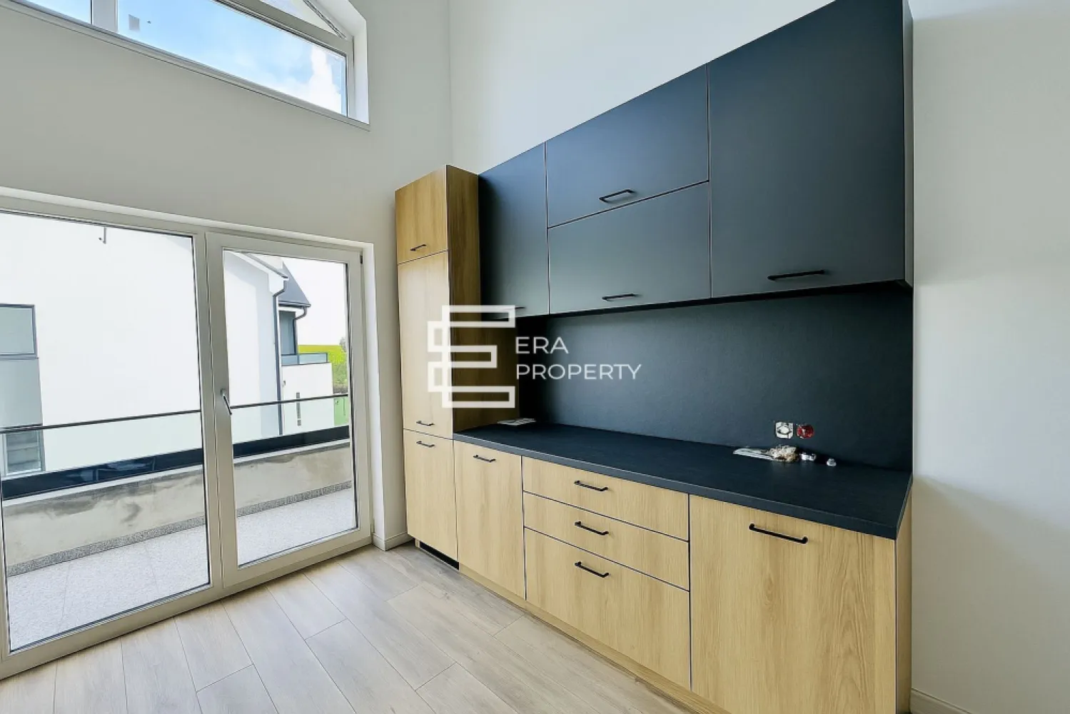 Apartament tip penthouse partial mobilat , Intabulat,zona Cristian - Apartament tip penthouse partial mobilat , Intabulat,zona Cristian

Suprafata utila 83,4 mp + logie 13,57 mp | Disponibil imediat | Intabulat

Compartimentare pe 2 niveluri:
Primul nivel: hol de acces, living cu bucatarie open space, 1 dormitor si o baie.
Nivelul doi: hol, 1 dormitor, 1 baie si spatiu ptr depozitare.

Acest imobil se va preda finisat la cheie complet, cu mobila de bucatarie inclusa (fara electrocasnice) facuta la comanda. 
Se acceptă credit bancar. Contoare gaz și curent montate.

Dotări:
Încălzire în pardoseală, centrală în condensație
Tâmplărie PVC 5 camere, 3 foi de sticlă
Jaluzele electrice,.
Balcon finisat cu granit și sticlă securizată
Fațadă cu larice siberian și piatră naturală

Ansamblu DaVinci Homes:
45% spații verzi, irigație automată
Locuri de parcare incluse, locuri de joacă
Vile mici, drumuri pavate, priveliște spre munți
Locație: 4 min de Metro, 15 min de centrul Sibiului

Pret:151000 euro tva inclus 21%

𝐃𝐚𝐕𝐢𝐧𝐜𝐢 𝐇𝐨𝐦𝐞𝐬 – 𝐂𝐚𝐫𝐭𝐢𝐞𝐫 𝐫𝐞𝐳𝐢𝐝𝐞𝐧𝐭𝐢𝐚𝐥 𝐩𝐫𝐞𝐦𝐢𝐮𝐦 𝐢𝐧 𝐳𝐨𝐧𝐚 𝐝𝐞 𝐕𝐞𝐬𝐭, 𝐒𝐢𝐛𝐢𝐮
Ansamblu modern situat în Cristian, la doar 4 minute de Zona Industrială Vest și 15 minute de centrul orașului.
Apartamente de lux cu încălzire în pardoseală, jaluzele electrice, aer condiționat, finisaje la cheie, balcoane cu granit și sticlă securizată.

✔️ 45% spații verzi
✔️ Vile cu regim redus (6–12 apartamente)
✔️ Arhitectură unitară și vedere panoramică spre munți
✔️ Drumuri pavate, 4 căi de acces, 4 locuri de joacă
✔️ Predare la cheie sau mobilat și utilat

📍 Cristian – zonă aerisită, acces rapid, intimitate și confort ridicat.