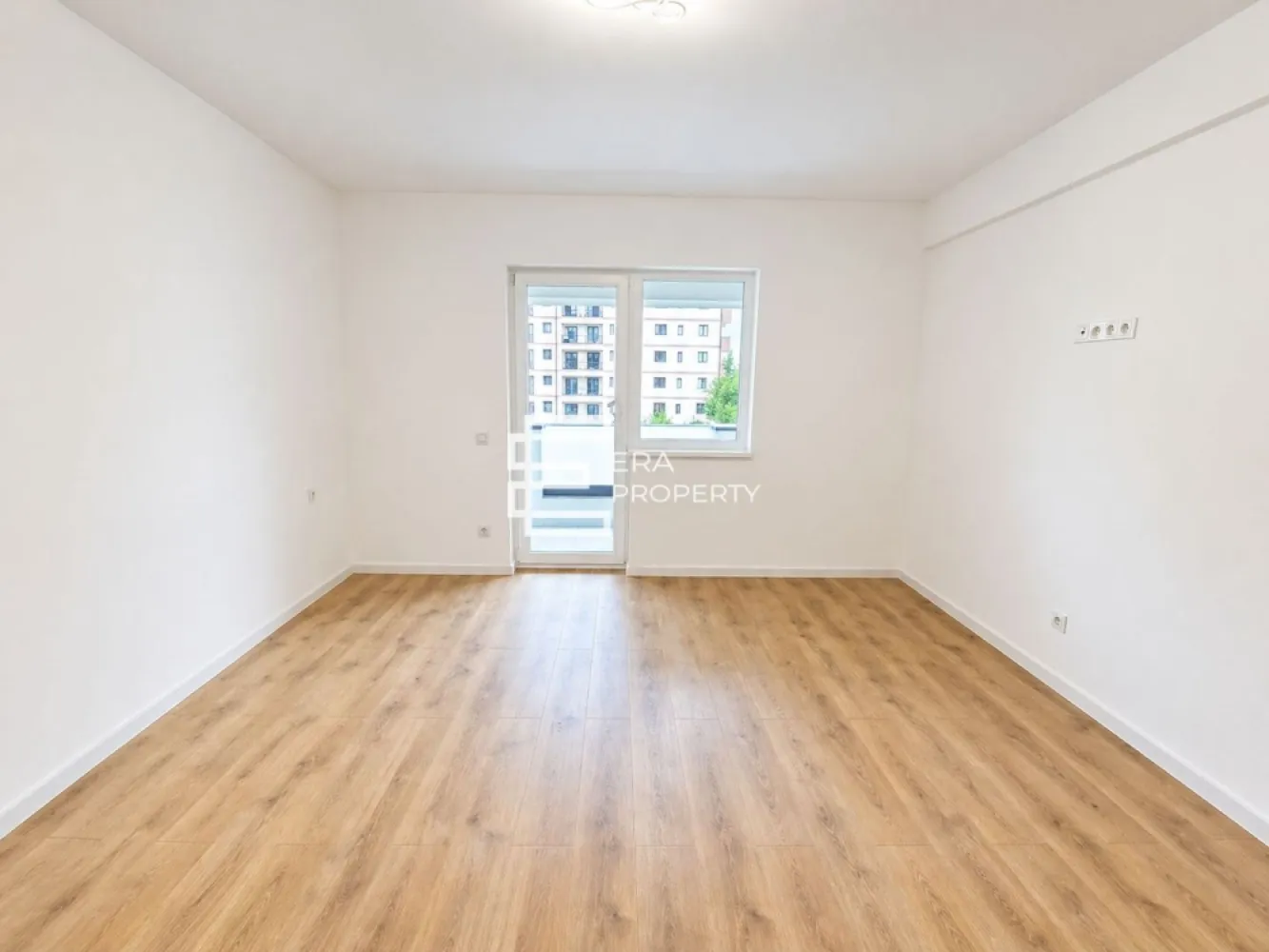 Apartament 3 camere, bloc nou, Calea Surii Mici-Zona de Vest - Apartament 3 camere, bloc nou, Calea Surii Mici-Zona de Vest 

Apartament 3 camere decomandat, situat atat la parterul înalt cat si la etajele intermediare ale unui imobil cu regim de înaltime P+6 Etaje+Etaj Retras.
Suprafata utila: 62.85 mp la care se aduga un balcon de 6,75 mp si o logie de de 2,45 mp .
Compartimentare eficienta: hol acces 2,75 m², camera de zi open space cu bucataria 26,55 m², 2 dormitoare: 14,75 m² respectiv 12 mp ,baie: 6,8 m², balcon de 6,75 m² si o logie de de 2,45 m².

Caracteristici tehnice:
Structură din beton armat cu stâlpi și grinzi solide.
Pereți exteriori din cărămidă Porotherm de 30 cm, izolație termică din polistiren de 10 cm
Tâmplărie exterioară PVC Salamander cu 5 camere și 3 foi de sticlă, glafuri de aluminiu
Balcoanele sunt finalizate cu gresie și sticlă securizată
Casa scării este placată cu gresie, iluminată cu plafoniere LED cu senzori de mișcare
Ascensor silențios cu capacitate de 6 persoane

-Apartamentul se predă la stadiul de ALB, inclusiv: ușă metalică anti-efracție, centrala pe gaz marca Bosch, încălzire în pardoseală, peretii finisati cu lavabila alba, instalatii termice si electrice pe pozitii, geamuri PVC 3 foi de sticla 7 camere.

Locuri de parcare: un loc de parcare inclus in pret, iar cel de-al doilea poate fi achizitionat pentru suma de 3000 Euro.
Loc de parcare subteran disponibil separat pentru 6000 euro.
Facilități ansamblu: alei pavate, trotuare, spații verzi și iluminat stradal, străzi asfaltate.
Mod de plata agreat :Se accepta plata atat prin credit bancar cat si din surse proprii. 

* Imagini cu titlu de prezentare – apartament similar.

Pret: 130 500 euro - la alb
 140 000 euro - la cheie
Tel: 0772 298 572

📍 Locație excelentă – aproape de transport public, magazine, școli și zona industrială vest.

Te așteptăm să descoperi noul tău apartament!