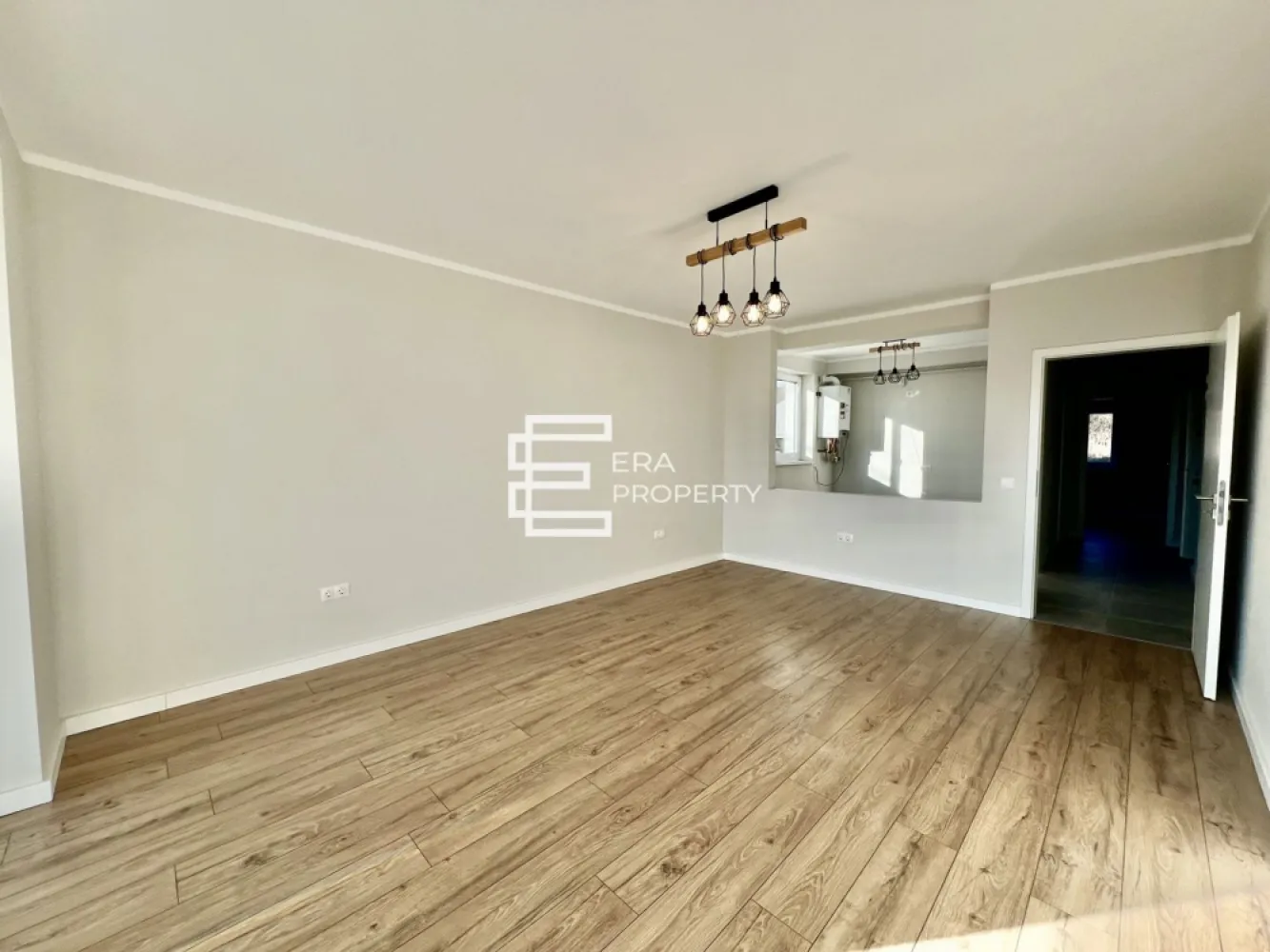 Apartament 2 camere la cheie,intabulat, logie 7,42 mp | DaVinci Homes - Locuință practică și luminoasă, cu bucătărie separată, baie cu geam și balcon tip logie

Agenția vă propune spre vânzare un apartament cu 2 camere, situat la parterul înalt al unei vile cu regim redus de înălțime P+2E, într-un ansamblu rezidențial modern și aerisit.

Apartamentul are o suprafață utilă de 𝟓𝟐,𝟐𝟔 𝐦𝐩, la care se adaugă un balcon tip 𝐥𝐨𝐠𝐢𝐞 𝐝𝐞 𝟕,𝟒𝟐 𝐦𝐩, ideal pentru relaxare și spațiu suplimentar de utilizare.
Compartimentarea este eficientă și potrivită pentru locuire confortabilă: hol de acces; living cu ieșire pe balcon; bucătărie separată; dormitor; baie cu aerisire naturală.

Locuința se predă 𝐟𝐢𝐧𝐢𝐬𝐚𝐭𝐚̆ 𝐥𝐚 𝐜𝐡𝐞𝐢𝐞, fiind o variantă potrivită atât pentru locuință proprie, cât și pentru investiție.
Ansamblul se remarcă prin construcții cu regim redus de înălțime, spații verzi generoase, acces facil și un cadru de locuire liniștit, potrivit pentru cei care caută confort și calitate într-o zonă bine conectată.

𝐂𝐨𝐦𝐢𝐬𝐢𝐨𝐧 𝟎% 𝐥𝐚 𝐚𝐜𝐡𝐢𝐳𝐢𝐭̦𝐢𝐨𝐧𝐚𝐫𝐞.
𝐏𝐫𝐞𝐝𝐚𝐫𝐞 𝐥𝐚 𝐜𝐡𝐞𝐢𝐞: 𝟏𝟎𝟎.𝟎𝟎𝟎 € (𝐓𝐕𝐀 𝐢𝐧𝐜𝐥𝐮𝐬)

Pentru mai multe detalii, te invităm să ne contactezi!
𝐅𝐨𝐭𝐨𝐠𝐫𝐚𝐟𝐢𝐢𝐥𝐞 𝐬𝐮𝐧𝐭 𝐜𝐮 𝐭𝐢𝐭𝐥𝐮 𝐢𝐧𝐟𝐨𝐫𝐦𝐚𝐭𝐢𝐯 𝐬̦𝐢 𝐩𝐫𝐨𝐯𝐢𝐧 𝐝𝐞 𝐥𝐚 𝐮𝐧 𝐚𝐩𝐚𝐫𝐭𝐚𝐦𝐞𝐧𝐭 𝐬𝐢𝐦𝐢𝐥𝐚𝐫 𝐝𝐢𝐧 𝐚𝐜𝐞𝐥𝐚𝐬̦𝐢 𝐚𝐧𝐬𝐚𝐦𝐛𝐥𝐮 𝐫𝐞𝐳𝐢𝐝𝐞𝐧𝐭̦𝐢𝐚𝐥.