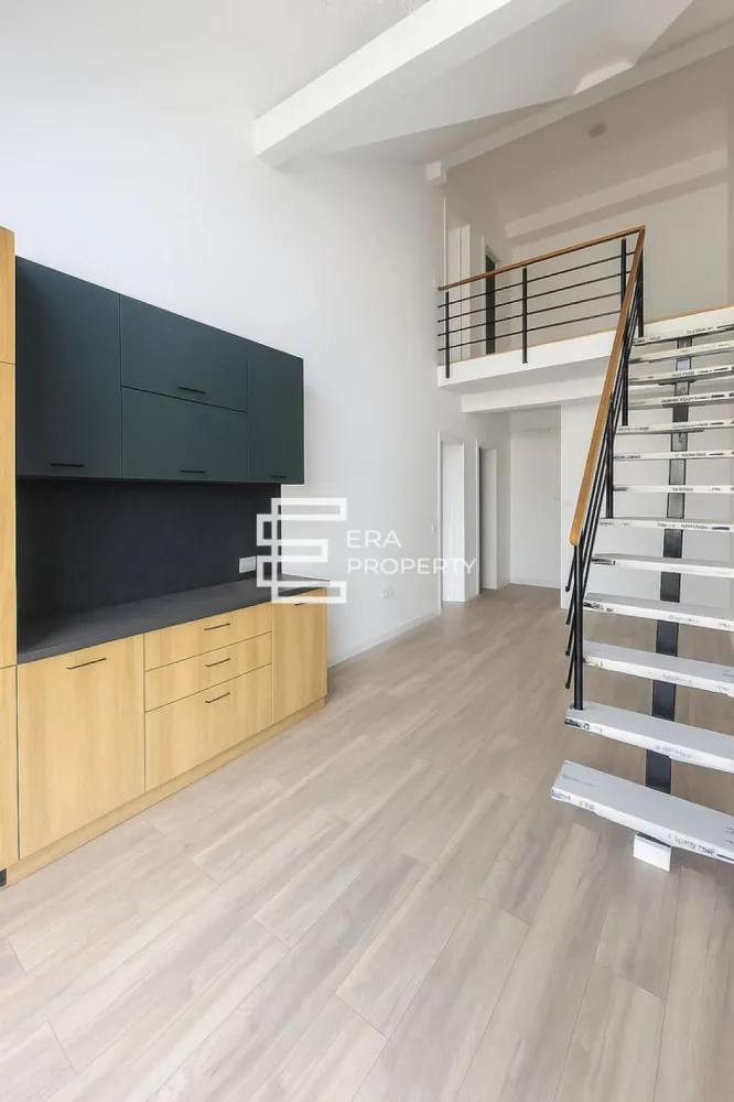 Apartament tip penthouse partial mobilat , Intabulat,zona Cristian - Apartament tip penthouse partial mobilat , Intabulat,zona Cristian

Suprafata utila 83,4 mp + logie 13,57 mp | Disponibil imediat | Intabulat

Compartimentare pe 2 niveluri:
Primul nivel: hol de acces, living cu bucatarie open space, 1 dormitor si o baie.
Nivelul doi: hol, 1 dormitor, 1 baie si spatiu ptr depozitare.

Acest imobil se va preda finisat la cheie complet, cu mobila de bucatarie inclusa (fara electrocasnice) facuta la comanda. 
Se acceptă credit bancar. Contoare gaz și curent montate.

Dotări:
Încălzire în pardoseală, centrală în condensație
Tâmplărie PVC 5 camere, 3 foi de sticlă
Jaluzele electrice,.
Balcon finisat cu granit și sticlă securizată
Fațadă cu larice siberian și piatră naturală

Ansamblu DaVinci Homes:
45% spații verzi, irigație automată
Locuri de parcare incluse, locuri de joacă
Vile mici, drumuri pavate, priveliște spre munți
Locație: 4 min de Metro, 15 min de centrul Sibiului

Pret:151000 euro tva inclus 21%

𝐃𝐚𝐕𝐢𝐧𝐜𝐢 𝐇𝐨𝐦𝐞𝐬 – 𝐂𝐚𝐫𝐭𝐢𝐞𝐫 𝐫𝐞𝐳𝐢𝐝𝐞𝐧𝐭𝐢𝐚𝐥 𝐩𝐫𝐞𝐦𝐢𝐮𝐦 𝐢𝐧 𝐳𝐨𝐧𝐚 𝐝𝐞 𝐕𝐞𝐬𝐭, 𝐒𝐢𝐛𝐢𝐮
Ansamblu modern situat în Cristian, la doar 4 minute de Zona Industrială Vest și 15 minute de centrul orașului.
Apartamente de lux cu încălzire în pardoseală, jaluzele electrice, aer condiționat, finisaje la cheie, balcoane cu granit și sticlă securizată.

✔️ 45% spații verzi
✔️ Vile cu regim redus (6–12 apartamente)
✔️ Arhitectură unitară și vedere panoramică spre munți
✔️ Drumuri pavate, 4 căi de acces, 4 locuri de joacă
✔️ Predare la cheie sau mobilat și utilat

📍 Cristian – zonă aerisită, acces rapid, intimitate și confort ridicat.