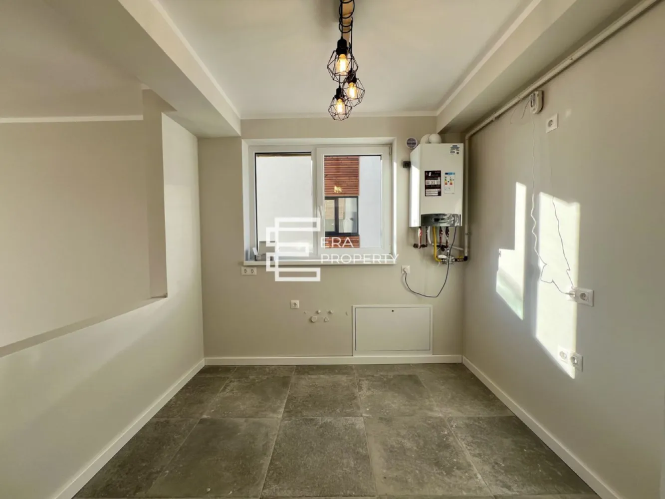 Apartament 2 camere la cheie,intabulat, logie 7,42 mp | DaVinci Homes - Locuință practică și luminoasă, cu bucătărie separată, baie cu geam și balcon tip logie

Agenția vă propune spre vânzare un apartament cu 2 camere, situat la parterul înalt al unei vile cu regim redus de înălțime P+2E, într-un ansamblu rezidențial modern și aerisit.

Apartamentul are o suprafață utilă de 𝟓𝟐,𝟐𝟔 𝐦𝐩, la care se adaugă un balcon tip 𝐥𝐨𝐠𝐢𝐞 𝐝𝐞 𝟕,𝟒𝟐 𝐦𝐩, ideal pentru relaxare și spațiu suplimentar de utilizare.
Compartimentarea este eficientă și potrivită pentru locuire confortabilă: hol de acces; living cu ieșire pe balcon; bucătărie separată; dormitor; baie cu aerisire naturală.

Locuința se predă 𝐟𝐢𝐧𝐢𝐬𝐚𝐭𝐚̆ 𝐥𝐚 𝐜𝐡𝐞𝐢𝐞, fiind o variantă potrivită atât pentru locuință proprie, cât și pentru investiție.
Ansamblul se remarcă prin construcții cu regim redus de înălțime, spații verzi generoase, acces facil și un cadru de locuire liniștit, potrivit pentru cei care caută confort și calitate într-o zonă bine conectată.

𝐂𝐨𝐦𝐢𝐬𝐢𝐨𝐧 𝟎% 𝐥𝐚 𝐚𝐜𝐡𝐢𝐳𝐢𝐭̦𝐢𝐨𝐧𝐚𝐫𝐞.
𝐏𝐫𝐞𝐝𝐚𝐫𝐞 𝐥𝐚 𝐜𝐡𝐞𝐢𝐞: 𝟏𝟎𝟎.𝟎𝟎𝟎 € (𝐓𝐕𝐀 𝐢𝐧𝐜𝐥𝐮𝐬)

Pentru mai multe detalii, te invităm să ne contactezi!
𝐅𝐨𝐭𝐨𝐠𝐫𝐚𝐟𝐢𝐢𝐥𝐞 𝐬𝐮𝐧𝐭 𝐜𝐮 𝐭𝐢𝐭𝐥𝐮 𝐢𝐧𝐟𝐨𝐫𝐦𝐚𝐭𝐢𝐯 𝐬̦𝐢 𝐩𝐫𝐨𝐯𝐢𝐧 𝐝𝐞 𝐥𝐚 𝐮𝐧 𝐚𝐩𝐚𝐫𝐭𝐚𝐦𝐞𝐧𝐭 𝐬𝐢𝐦𝐢𝐥𝐚𝐫 𝐝𝐢𝐧 𝐚𝐜𝐞𝐥𝐚𝐬̦𝐢 𝐚𝐧𝐬𝐚𝐦𝐛𝐥𝐮 𝐫𝐞𝐳𝐢𝐝𝐞𝐧𝐭̦𝐢𝐚𝐥.