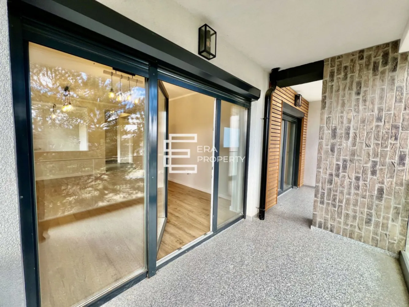 Apartament 3 camere, 76 mp, zona Industriala Vest - Apartament 3 camere 75,71 mp in Zona Industriala Vest, Cristian, Sibiu - Comision 0%

- Proiect modern cu peste 50 de vile situat intr- o zona deosebita, la DOAR 4 minute de Zona Industriala Vest si Aeroport. Accesibilitate si lipsa ambuteiajelor rutiere. DaVinci Homes are 4 intrari - iesiri. Intrare facila spre Sibiu prin 3 rute diferite: (1) centura Sud, (2) centura Nord, (3) DN Sibiu - Cristian. 
- Suprafata utila: 75,71 mp 
-Suprafata balcon: 12,84 mp 
- Compartimentat astfel: hol acces, living, bucatarie inchisa, 2 dormitoare, 2 bai, balcon generos in suprafata de 12,84mp.
- Apartamentul se preda la stadiul de ALB: pereti finisati cu lavabila alba, centrala termica, incalzire in pardoseala, instalatii ternice si sanitare pe pozitie.
- Exteriorul se preda LA CHEIE: jaluzele electrice la geamuri, izolatie cu vata bazaltica si piatra naturala, balcoane cu granit si sticla securizata, locuri de joaca pentru copii, terenuri pentru sport, trotuare pavate, strazi asfaltate, spatii verzi.
- Zona linistita, aer curat si priveliste catre munti.
- Apartamentul are 1 loc de parcare inclus in pret.

Pret: 137 000 euro tva inclus

𝐃𝐚𝐕𝐢𝐧𝐜𝐢 𝐇𝐨𝐦𝐞𝐬 – 𝐂𝐚𝐫𝐭𝐢𝐞𝐫 𝐫𝐞𝐳𝐢𝐝𝐞𝐧𝐭𝐢𝐚𝐥 𝐩𝐫𝐞𝐦𝐢𝐮𝐦 𝐢𝐧 𝐳𝐨𝐧𝐚 𝐝𝐞 𝐕𝐞𝐬𝐭, 𝐒𝐢𝐛𝐢𝐮
Ansamblu modern situat în Cristian, la doar 4 minute de Zona Industrială Vest și 15 minute de centrul orașului.
Apartamente de lux cu încălzire în pardoseală, jaluzele electrice, aer condiționat, finisaje la cheie, balcoane cu granit și sticlă securizată.

✔️ 45% spații verzi
✔️ Vile cu regim redus (6–12 apartamente)
✔️ Arhitectură unitară și vedere panoramică spre munți
✔️ Drumuri pavate, 4 căi de acces, 4 locuri de joacă
✔️ Predare la cheie sau mobilat și utilat

📍 Cristian – zonă aerisită, acces rapid, intimitate și confort ridicat.