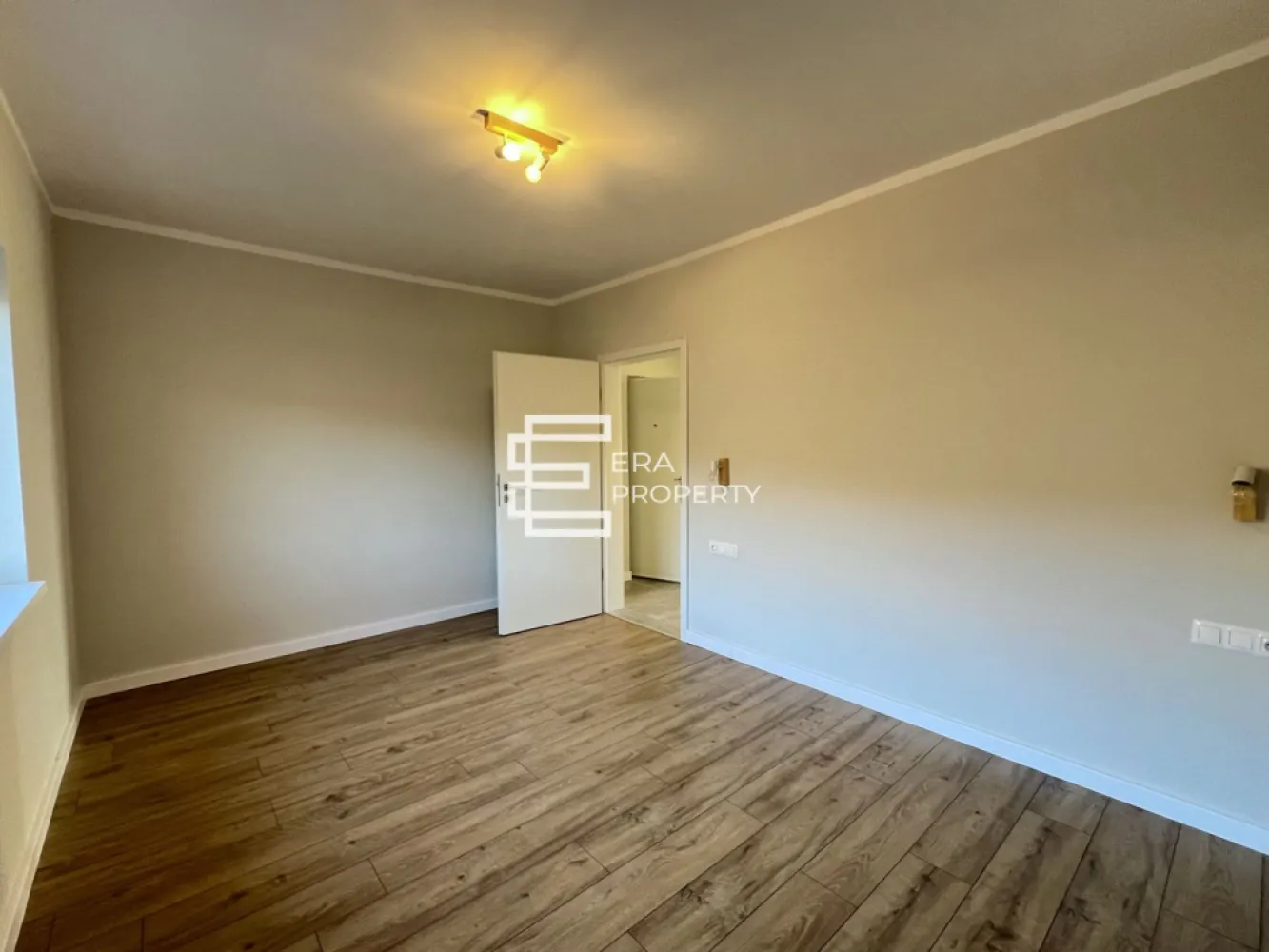 Apartament 2 camere la cheie,intabulat, logie 7,42 mp | DaVinci Homes - Locuință practică și luminoasă, cu bucătărie separată, baie cu geam și balcon tip logie

Agenția vă propune spre vânzare un apartament cu 2 camere, situat la parterul înalt al unei vile cu regim redus de înălțime P+2E, într-un ansamblu rezidențial modern și aerisit.

Apartamentul are o suprafață utilă de 𝟓𝟐,𝟐𝟔 𝐦𝐩, la care se adaugă un balcon tip 𝐥𝐨𝐠𝐢𝐞 𝐝𝐞 𝟕,𝟒𝟐 𝐦𝐩, ideal pentru relaxare și spațiu suplimentar de utilizare.
Compartimentarea este eficientă și potrivită pentru locuire confortabilă: hol de acces; living cu ieșire pe balcon; bucătărie separată; dormitor; baie cu aerisire naturală.

Locuința se predă 𝐟𝐢𝐧𝐢𝐬𝐚𝐭𝐚̆ 𝐥𝐚 𝐜𝐡𝐞𝐢𝐞, fiind o variantă potrivită atât pentru locuință proprie, cât și pentru investiție.
Ansamblul se remarcă prin construcții cu regim redus de înălțime, spații verzi generoase, acces facil și un cadru de locuire liniștit, potrivit pentru cei care caută confort și calitate într-o zonă bine conectată.

𝐂𝐨𝐦𝐢𝐬𝐢𝐨𝐧 𝟎% 𝐥𝐚 𝐚𝐜𝐡𝐢𝐳𝐢𝐭̦𝐢𝐨𝐧𝐚𝐫𝐞.
𝐏𝐫𝐞𝐝𝐚𝐫𝐞 𝐥𝐚 𝐜𝐡𝐞𝐢𝐞: 𝟏𝟎𝟎.𝟎𝟎𝟎 € (𝐓𝐕𝐀 𝐢𝐧𝐜𝐥𝐮𝐬)

Pentru mai multe detalii, te invităm să ne contactezi!
𝐅𝐨𝐭𝐨𝐠𝐫𝐚𝐟𝐢𝐢𝐥𝐞 𝐬𝐮𝐧𝐭 𝐜𝐮 𝐭𝐢𝐭𝐥𝐮 𝐢𝐧𝐟𝐨𝐫𝐦𝐚𝐭𝐢𝐯 𝐬̦𝐢 𝐩𝐫𝐨𝐯𝐢𝐧 𝐝𝐞 𝐥𝐚 𝐮𝐧 𝐚𝐩𝐚𝐫𝐭𝐚𝐦𝐞𝐧𝐭 𝐬𝐢𝐦𝐢𝐥𝐚𝐫 𝐝𝐢𝐧 𝐚𝐜𝐞𝐥𝐚𝐬̦𝐢 𝐚𝐧𝐬𝐚𝐦𝐛𝐥𝐮 𝐫𝐞𝐳𝐢𝐝𝐞𝐧𝐭̦𝐢𝐚𝐥.