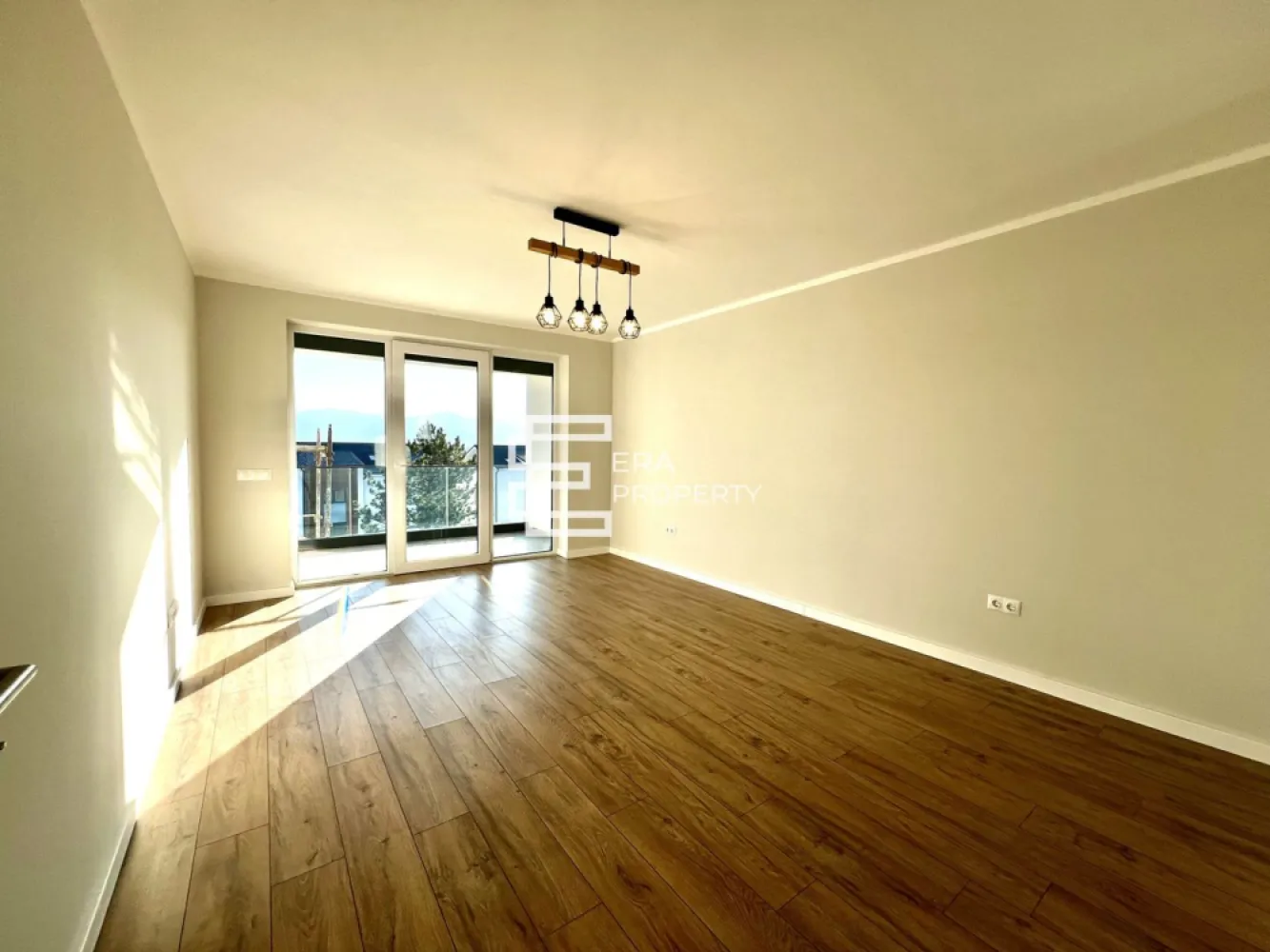 Apartament 2 camere la cheie,intabulat, logie 7,42 mp | DaVinci Homes - Locuință practică și luminoasă, cu bucătărie separată, baie cu geam și balcon tip logie

Agenția vă propune spre vânzare un apartament cu 2 camere, situat la parterul înalt al unei vile cu regim redus de înălțime P+2E, într-un ansamblu rezidențial modern și aerisit.

Apartamentul are o suprafață utilă de 𝟓𝟐,𝟐𝟔 𝐦𝐩, la care se adaugă un balcon tip 𝐥𝐨𝐠𝐢𝐞 𝐝𝐞 𝟕,𝟒𝟐 𝐦𝐩, ideal pentru relaxare și spațiu suplimentar de utilizare.
Compartimentarea este eficientă și potrivită pentru locuire confortabilă: hol de acces; living cu ieșire pe balcon; bucătărie separată; dormitor; baie cu aerisire naturală.

Locuința se predă 𝐟𝐢𝐧𝐢𝐬𝐚𝐭𝐚̆ 𝐥𝐚 𝐜𝐡𝐞𝐢𝐞, fiind o variantă potrivită atât pentru locuință proprie, cât și pentru investiție.
Ansamblul se remarcă prin construcții cu regim redus de înălțime, spații verzi generoase, acces facil și un cadru de locuire liniștit, potrivit pentru cei care caută confort și calitate într-o zonă bine conectată.

𝐂𝐨𝐦𝐢𝐬𝐢𝐨𝐧 𝟎% 𝐥𝐚 𝐚𝐜𝐡𝐢𝐳𝐢𝐭̦𝐢𝐨𝐧𝐚𝐫𝐞.
𝐏𝐫𝐞𝐝𝐚𝐫𝐞 𝐥𝐚 𝐜𝐡𝐞𝐢𝐞: 𝟏𝟎𝟎.𝟎𝟎𝟎 € (𝐓𝐕𝐀 𝐢𝐧𝐜𝐥𝐮𝐬)

Pentru mai multe detalii, te invităm să ne contactezi!
𝐅𝐨𝐭𝐨𝐠𝐫𝐚𝐟𝐢𝐢𝐥𝐞 𝐬𝐮𝐧𝐭 𝐜𝐮 𝐭𝐢𝐭𝐥𝐮 𝐢𝐧𝐟𝐨𝐫𝐦𝐚𝐭𝐢𝐯 𝐬̦𝐢 𝐩𝐫𝐨𝐯𝐢𝐧 𝐝𝐞 𝐥𝐚 𝐮𝐧 𝐚𝐩𝐚𝐫𝐭𝐚𝐦𝐞𝐧𝐭 𝐬𝐢𝐦𝐢𝐥𝐚𝐫 𝐝𝐢𝐧 𝐚𝐜𝐞𝐥𝐚𝐬̦𝐢 𝐚𝐧𝐬𝐚𝐦𝐛𝐥𝐮 𝐫𝐞𝐳𝐢𝐝𝐞𝐧𝐭̦𝐢𝐚𝐥.