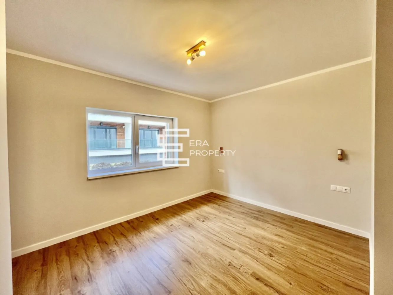 Apartament 3 camere, intabulat, finisat la alb- zona Industriala Vest - Apartament 3 camere 72 mp in Zona Industriala Vest, Cristian, Sibiu - Comision 0%

- Proiect modern cu peste 50 de vile situat intr- o zona deosebita, la DOAR 4 minute de Zona Industriala Vest si Aeroport. Accesibilitate si lipsa ambuteiajelor rutiere. DaVinci Homes are 4 intrari - iesiri. Intrare facila spre Sibiu prin 3 rute diferite: (1) centura Sud, (2) centura Nord, (3) DN Sibiu - Cristian. 
- Suprafata utila: 72,22 mp 
-Suprafata balcon:15.44 mp
- Compartimentat astfel: hol acces, living, bucatarie inchisa, 2 dormitoare, 2 bai, balcon generos in suprafata de 15,44 mp.
- Apartamentul se preda la stadiul de Alb: pereti finisati cu lavabila alba, centrala termica, incalzire in pardoseala, instalatii ternice si sabitare pe pozitie.
- Exteriorul se preda LA CHEIE: jaluzele electrice la geamuri, izolatie cu vata bazaltica si piatra naturala, balcoane cu granit si sticla securizata, locuri de joaca pentru copii, terenuri pentru sport, trotuare pavate, strazi asfaltate, spatii verzi.
- Zona linistita, aer curat si priveliste catre munti.
- Apartamentul are 1 loc de parcare inclus in pret.

Pret: LA ALB - 152 500 - tva inclus 21%
 LA CHEIE - 161 000 euro tva inlcus 21%
 Monilat /utilat - 179 500 euro tva inclus 21%

*Imaginile sunt cu titlu de prezentare și aparțin unui apartament similar.

𝐃𝐚𝐕𝐢𝐧𝐜𝐢 𝐇𝐨𝐦𝐞𝐬 – 𝐂𝐚𝐫𝐭𝐢𝐞𝐫 𝐫𝐞𝐳𝐢𝐝𝐞𝐧𝐭𝐢𝐚𝐥 𝐩𝐫𝐞𝐦𝐢𝐮𝐦 𝐢𝐧 𝐳𝐨𝐧𝐚 𝐝𝐞 𝐕𝐞𝐬𝐭, 𝐒𝐢𝐛𝐢𝐮
Ansamblu modern situat în Cristian, la doar 4 minute de Zona Industrială Vest și 15 minute de centrul orașului.
Apartamente de lux cu încălzire în pardoseală, jaluzele electrice, aer condiționat, finisaje la cheie, balcoane cu granit și sticlă securizată.

✔️ 45% spații verzi
✔️ Vile cu regim redus (6–12 apartamente)
✔️ Arhitectură unitară și vedere panoramică spre munți
✔️ Drumuri pavate, 4 căi de acces, 4 locuri de joacă
✔️ Predare la cheie sau mobilat și utilat

📍 Cristian – zonă aerisită, acces rapid, intimitate și confort ridicat.